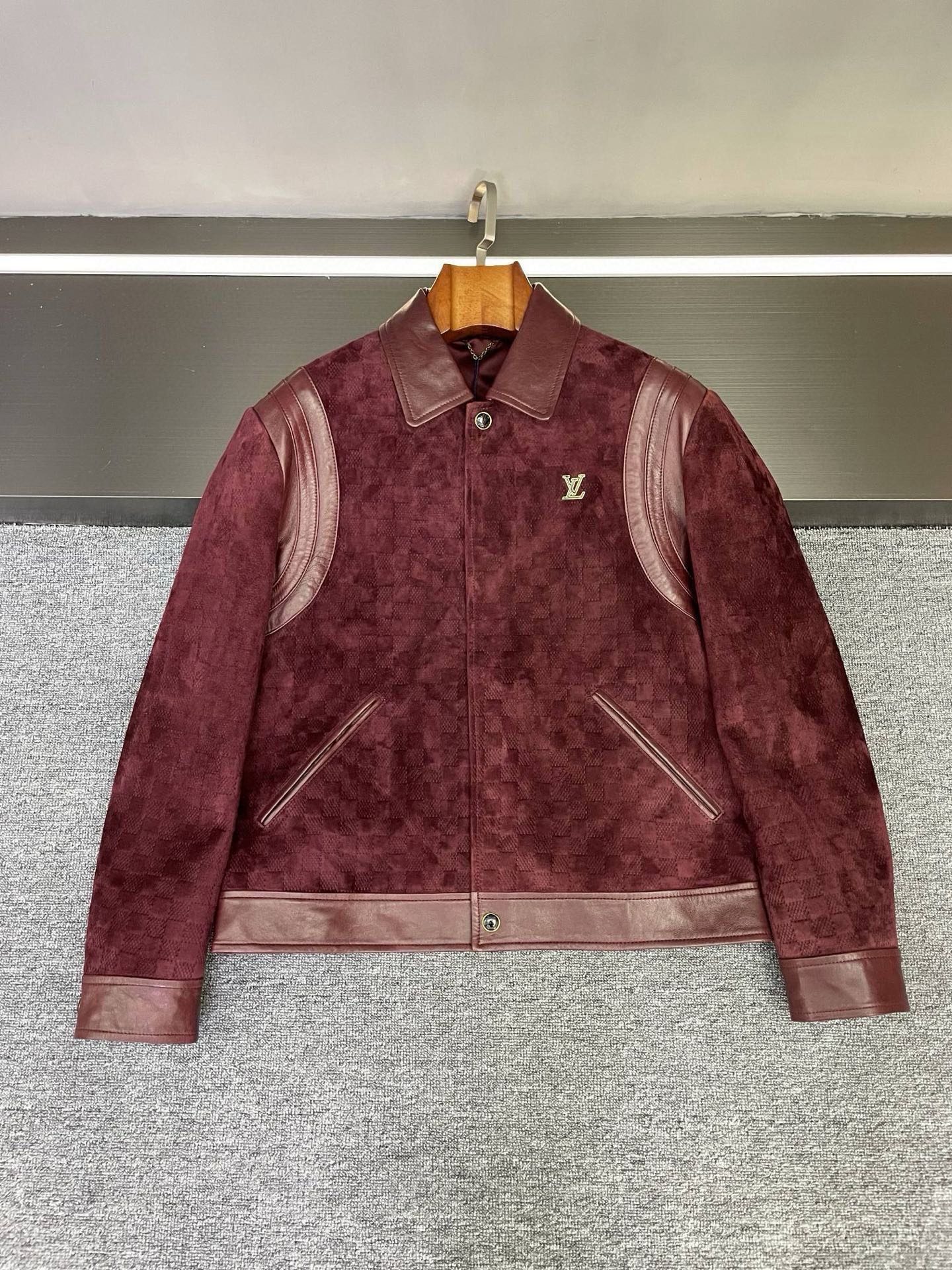 NO:772827,LV Louis Vuitton | 2026 Men’s Upstart, Unlocking High-end Fashion It’s time for the annual feast of fashion week again!  This time Louis Vuitton's 2026 spring and summer men's wear series simply made me say 'wow'!  Especially this men's sheepskin jacket, must be Amway to make you a fashion trend. The rose red suede sheepskin imported from New Zealand, you will be conquered by the soft touch as soon as you put it on, as if you are gently wrapped by clouds. With this delicate texture, you can feel the luxury and quality every time you touch it. And the unique matte luster of the suede leather is low-key and stylish, making it easy to stand out in the crowd. The classic LV checkerboard embossing on the whole body is the soul element of the brand!  Checkerboard and rose red collide, retro and modern, a perfect fusion of classics and trends. Wear it, you will be the most handsome boy on the street, full of fashion attitude. The shoulders, collar, and hem are cleverly spliced with rose red glossy sheepskin, which directly adds a sense of layering. The contrast between glossy and suede breaks the monotony, and the details are full of design ingenuity. Whether paired with simple white T-denim jeans or formal shirts and trousers, you can easily style it and suit various occasions. This leather jacket from Louis Vuitton  It is not only a piece of clothing, but also an expression of fashion attitude. Those who like to pursue uniqueness and be at the forefront of fashion, don’t miss it!  Add it to your autumn and winter fashion list~ Sizes 48-67,,louis vuitton,louis vuitton,jeans,jackets & coats,shirts,leather jacket,sheepskin,Top Customize119860909LV 路易威登 | 2026男装新贵,解锁高阶时髦感  又到了一年一度大饱眼福的时装周时间！这次路易威登2026春夏男装系列,简直让我直呼“哇塞”！特别是这件男士羊皮夹克,必须安利给各位时尚弄潮儿.  新西兰进口玫红色反绒羊皮,一上身就被这柔软触感征服,仿佛被云朵温柔包裹.这细腻的质感,每一次抚摸都能感受到奢华与品质.而且反绒皮独特的雾面光泽,低调又不失格调,在人群中轻松脱颖而出.  全身LV经典的棋盘格压纹,这可是品牌灵魂元素！棋盘格与玫红色碰撞,复古又摩登,将经典与潮流完美融合.穿上它,你就是街头最靓的仔,时尚态度拉满.  肩膀、领子、下摆巧妙的玫红色亮面羊皮拼接,层次感直接拉满.亮面与反绒的对比,打破单调,细节处尽显设计巧思,无论是搭配简约白T牛仔裤,还是正式衬衫西裤,都能轻松拿捏风格,适配各种场合.  路易威登这件皮衣 不仅是一件衣服,更是时尚态度的表达.喜欢追求独特、走在时尚前沿的宝子们,千万别错过！快把它加入你的秋冬时尚清单吧~  码数48-67,,louis vuitton,louis vuitton,jeans,jackets & coats,shirts,leather jacket,sheepskin,Top Customize1,Men's clothing
