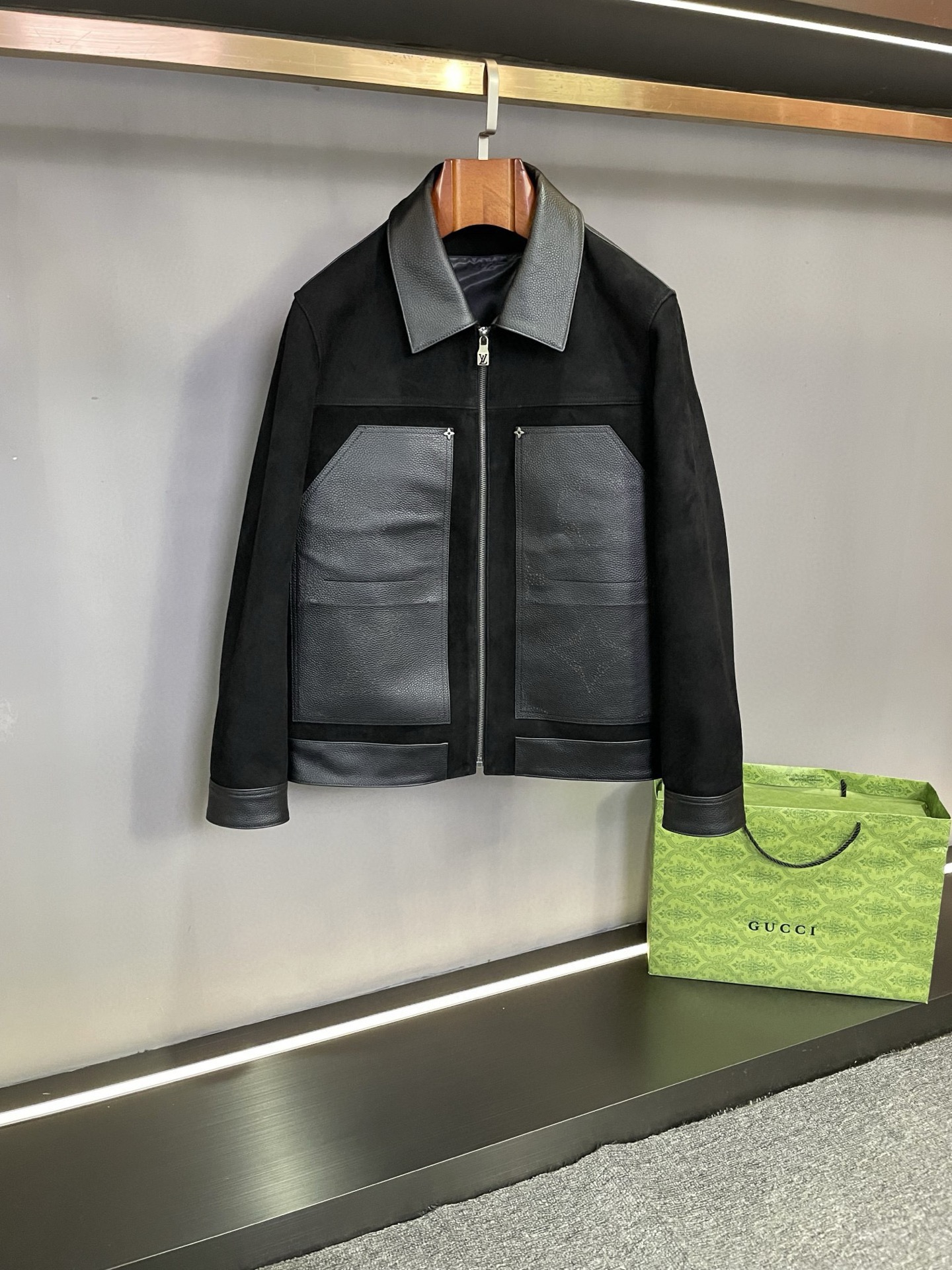 NO:772832,Louis Vuitton LV 2026 spring and summer men's sheepskin leather jackets are the perfect fusion of luxury and fashion. In the bright starry sky of fashion, LV always shines with a unique and dazzling light. This season, Louis Vuitton's 26 new men's sheepskin leather jackets have made a shocking debut, bringing a new outfit choice to men who pursue excellent quality and fashion style.  Louis Vuitton's leather jacket is made of black suede sheepskin imported from Australia. The texture of suede sheepskin is delicate and soft, as if stroking the luxurious memories accumulated by time. Its deep black color is like the endless depth of the night sky, highlighting the stability and mysterious temperament of men. And on the collar  The mouth, cuffs, back shoulders, hem and front pockets are cleverly made of bright sheepskin splicing technology. The luster of bright sheepskin and the low-key velvet feel of suede sheepskin complement each other, forming a unique visual layering, showing unparalleled fashion charm in the interplay of light and shadow.  Advanced laser drilling technology is used on the front pockets and back shoulders to carefully depict the LV LOGO. Each small hole is extremely precise. Under the light, the LV logo is looming, as if telling the brand's centuries-old exquisite craftsmanship and profound cultural heritage. This is not only a decoration, but also a symbol of identity and taste, allowing you to become the focus of attention on any occasion.  From design concept to material selection and production, LV26's new men's sheepskin leather jacket embodies the brand's pursuit of perfection. It is the perfect fusion of fashion and art, and is an indispensable classic item in the autumn and winter wardrobe. Wear it, feel the confidence and charm given by Louis Vuitton, and start your own luxury journey. Size M-3XL,, louis vuitton, louis vuitton, leather jacket, sheepskin, Top Customize119860909路易威登 LV 2026春夏男士羊皮皮衣奢华与时尚的完美融合  在时尚的璀璨星空中,Lv始终闪耀着独特而耀眼的光芒.今季,路易威登 26新款男士羊皮皮衣震撼登场,为追求卓越品质与时尚格调的男士们带来了全新的穿搭选择.  路易威登这款皮衣精选澳洲进口黑色反绒羊皮,反绒羊皮的质感细腻且柔软,仿佛在抚摸着时光沉淀下的奢华记忆.其深邃的黑色,如同夜空中无尽的深邃,彰显男士的稳重与神秘气质.而在领口、袖口、后肩膀、下摆以及前幅口袋处,巧妙地采用亮面羊皮拼接工艺.亮面羊皮的光泽感与反绒羊皮的低调绒感相互映衬,形成独特的视觉层次感,在光影交错间展现出无与伦比的时尚魅力.  前幅口袋和后肩膀处更是运用了先进的激光打孔工艺,精心刻画出 LV LOGO.每一个小孔都精准无比,在光线的照耀下,LV 标识若隐若现,仿佛在诉说着品牌百年传承的精湛工艺与深厚文化底蕴.这不仅是一种装饰,更是身份与品味的象征,让您在任何场合都能成为众人瞩目的焦点.  从设计理念到选材制作,LV26年新款男士羊皮皮衣都凝聚着品牌对极致的追求.它是时尚与艺术的完美融合,是秋冬衣橱中不可或缺的经典单品.穿上它,感受路易威登赋予的自信与魅力,开启属于您的奢华之旅. 码数M-3XL,,louis vuitton,louis vuitton,leather jacket,sheepskin,Top Customize1,Men's clothing