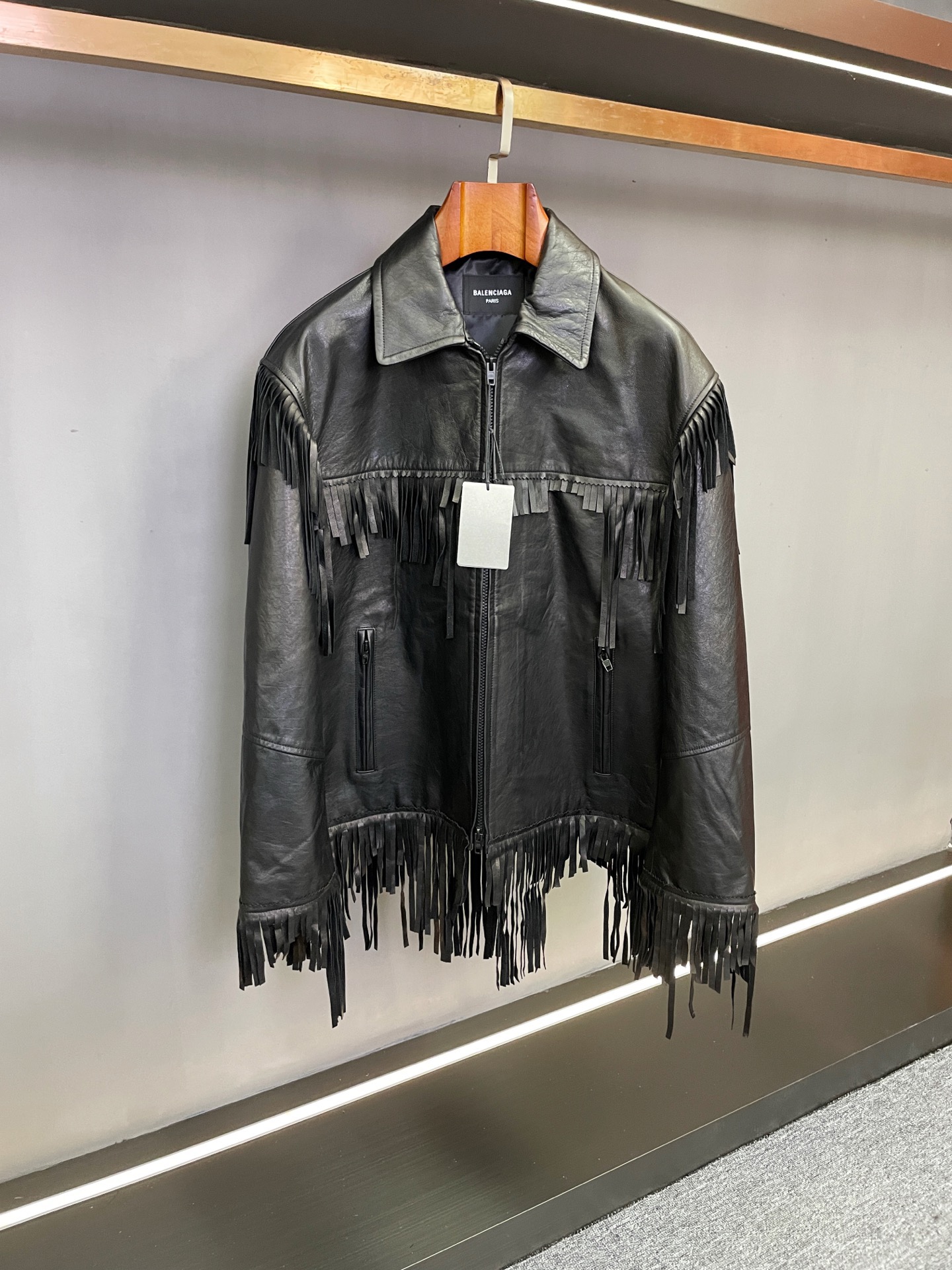 NO:772795,P Balenciaga 26 early spring style!  Who knows who looks better in this sheepskin fringed jacket that is suitable for both men and women?  Balenciaga’s new autumn and winter products directly hit the hearts of fashionistas. The new 2026 spring and summer sheepskin jackets completely weld the sense of high-end and design. The same style for men and women really understands couples and besties~  It is made of high-quality sheepskin imported from New Zealand. It is delicate and soft to the naked eye. It feels as smooth as clouds wrapped around the skin, but it also has the crisp texture that leather jackets should have. It has both warmth retention and fashion. The most amazing thing  It is designed with a large area of ​​sheepskin tassels on the whole body - the sleeves are flexible and elegant when swinging with the movement, the tassels on the chest add a sense of layering, and the tassels on the hem modify the figure. It has a 'sassy BGM' when walking, and every step is in step with the fashionable beat.  The classic black and white two-color can really make you stand out with your eyes closed!  Black is cool and versatile. Pair it with a T-shirt and jeans to look like a street trend. Pair it with a dress to unlock the sweet-cool contrast. White is clear and high-end to break the dullness of autumn and winter. Pair it with a turtleneck sweater to instantly transform into a French lazy style. Yellow and black leather can also be worn to create a translucent texture.  The loose fit of the same style for both men and women hides a lot of flesh. Small people can wear high-waisted pants to elongate their proportions, and fat celebrities can easily cover their flesh. Couples wearing the same color or contrasting colors are very eye-catching, and they will turn heads when they go out on the street. The details are full of ingenuity, the natural luster of the sheepskin + the dynamic beauty of the tassels, so that basic models can also be worn with a unique style. Whether it is commuting, dating or daily outings, it can make you stand out from the crowd~  The C piece of your wardrobe this spring and summer must be this sheepskin fringed jacket with both texture and design!  Hurry up and lock in the same style with your partner/best friend, and get the high-end atmosphere of autumn and winter together ~ Size 48-54, balenciaga, skirts, jeans, jackets & coats, sweaters, tees, t-shirt, leather jacket, sheepskin, Top Customize119860909P 巴黎世家26早春封神款！男女通杀的羊皮流苏夹克谁穿谁帅 谁懂啊！巴黎世家这波秋冬新品直接戳中时尚人的心巴 2026春夏新款羊皮夹克一整个把高级感和设计感焊死,男女同款的设定真的太懂情侣党和闺蜜党了～ 精选新西兰进口优质羊皮打造,上手就是肉眼可见的细腻软糯,摸起来像云朵裹住肌肤般顺滑,却又带着皮衣该有的挺括质感,保暖性和时髦度双在线.最绝的是全身大面积的羊皮流苏设计——袖子随动作摆动时灵动飘逸,胸前流苏增添层次感,下摆流苏修饰身形,走路自带“飒爽BGM”,每一步都踩在时尚节拍上. 经典黑白双色真的闭眼冲不踩雷！黑色酷飒百搭,内搭T恤牛仔裤就是街头潮人,配连衣裙又能解锁甜酷反差感；白色清透高级,打破秋冬沉闷,搭高领毛衣秒变法式慵懒风,黄黑皮也能穿出透亮质感. 男女同款的宽松版型超藏肉,小个子搭高腰裤能拉长比例,微胖星人也能轻松遮肉,情侣穿同色或撞色都超吸睛,出街回头率直接拉满.细节处满是巧思,羊皮的天然光泽感+流苏的动态美感,让基础款也能穿出独一无二的风格,不管是通勤、约会还是日常出街,都能让你在人群中脱颖而出～ 今年春夏的衣柜C位,非这件质感与设计感并存的羊皮流苏夹克莫属！赶紧和对象/闺蜜锁死这波同款,一起拿捏秋冬高级氛围感～ 码数48-54,,balenciaga,skirts,jeans,jackets & coats,sweaters,tees，t-shirt,leather jacket,sheepskin,Top Customize1,Men's clothing