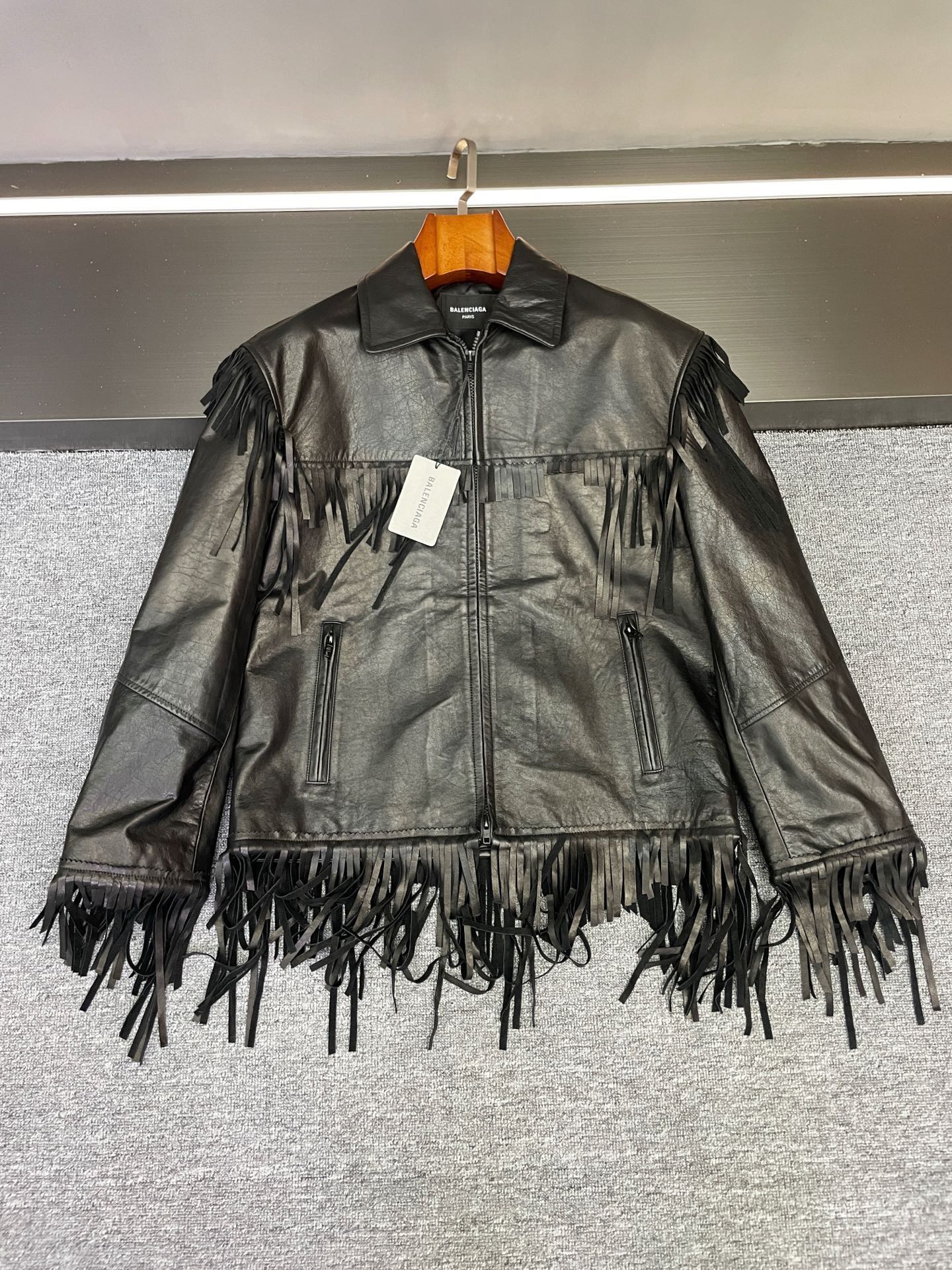 NO:772801,P Balenciaga 2026 spring and summer style!  Who knows who looks better in this sheepskin fringed jacket that is suitable for both men and women?  BLG’s new autumn and winter products directly hit the hearts of fashionistas. The 2026 new sheepskin jackets completely weld together the sense of high-end and design. The same style for men and women is really suitable for couples and girlfriends~  It is made of high-quality sheepskin imported from New Zealand. It is delicate and soft to the naked eye. It feels as smooth as clouds wrapped around the skin, but it also has the crisp texture that leather jackets should have. It has both warmth retention and fashion. The most amazing thing  It is designed with a large area of ​​sheepskin tassels on the whole body - the sleeves are flexible and elegant when swinging with the movement, the tassels on the chest add a sense of layering, and the tassels on the hem modify the figure. It has a 'sassy BGM' when walking, and every step is in step with the fashionable beat.  The classic black and white two-color can really make you stand out with your eyes closed!  Black is cool and versatile. Pair it with a T-shirt and jeans to look like a street trend. Pair it with a dress to unlock the sweet-cool contrast. White is clear and high-end to break the dullness of autumn and winter. Pair it with a turtleneck sweater to instantly transform into a French lazy style. Yellow and black leather can also be worn to create a translucent texture.  The loose fit of the same style for both men and women hides a lot of flesh. Small people can wear high-waisted pants to elongate their proportions, and fat celebrities can easily cover their flesh. Couples wearing the same color or contrasting colors are very eye-catching, and they will turn heads when they go out on the street. The details are full of ingenuity, the natural luster of the sheepskin + the dynamic beauty of the tassels, so that basic models can also be worn with a unique style. Whether it is commuting, dating or daily outings, it can make you stand out from the crowd~  The C piece of your wardrobe this spring and summer must be this sheepskin fringed jacket with both texture and design!  Hurry up and lock in the same style with your partner/best friend, and get the high-end atmosphere of autumn and winter together~ Size M-XXL,,balenciaga,skirts,jeans,jackets & coats,sweaters,tees,t-shirt,leather jacket,sheepskin,Top Customize119860909P 巴黎世家2026春夏封神款！男女通杀的羊皮流苏夹克谁穿谁帅 谁懂啊！BLG 这波秋冬新品直接戳中时尚人的心巴 2026新款羊皮夹克一整个把高级感和设计感焊死,男女同款的设定真的太懂情侣党和闺蜜党了～ 精选新西兰进口优质羊皮打造,上手就是肉眼可见的细腻软糯,摸起来像云朵裹住肌肤般顺滑,却又带着皮衣该有的挺括质感,保暖性和时髦度双在线.最绝的是全身大面积的羊皮流苏设计——袖子随动作摆动时灵动飘逸,胸前流苏增添层次感,下摆流苏修饰身形,走路自带“飒爽BGM”,每一步都踩在时尚节拍上. 经典黑白双色真的闭眼冲不踩雷！黑色酷飒百搭,内搭T恤牛仔裤就是街头潮人,配连衣裙又能解锁甜酷反差感；白色清透高级,打破秋冬沉闷,搭高领毛衣秒变法式慵懒风,黄黑皮也能穿出透亮质感. 男女同款的宽松版型超藏肉,小个子搭高腰裤能拉长比例,微胖星人也能轻松遮肉,情侣穿同色或撞色都超吸睛,出街回头率直接拉满.细节处满是巧思,羊皮的天然光泽感+流苏的动态美感,让基础款也能穿出独一无二的风格,不管是通勤、约会还是日常出街,都能让你在人群中脱颖而出～ 今年春夏的衣柜C位,非这件质感与设计感并存的羊皮流苏夹克莫属！赶紧和对象/闺蜜锁死这波同款,一起拿捏秋冬高级氛围感～ 码数M-XXL,,balenciaga,skirts,jeans,jackets & coats,sweaters,tees，t-shirt,leather jacket,sheepskin,Top Customize1,Men's clothing