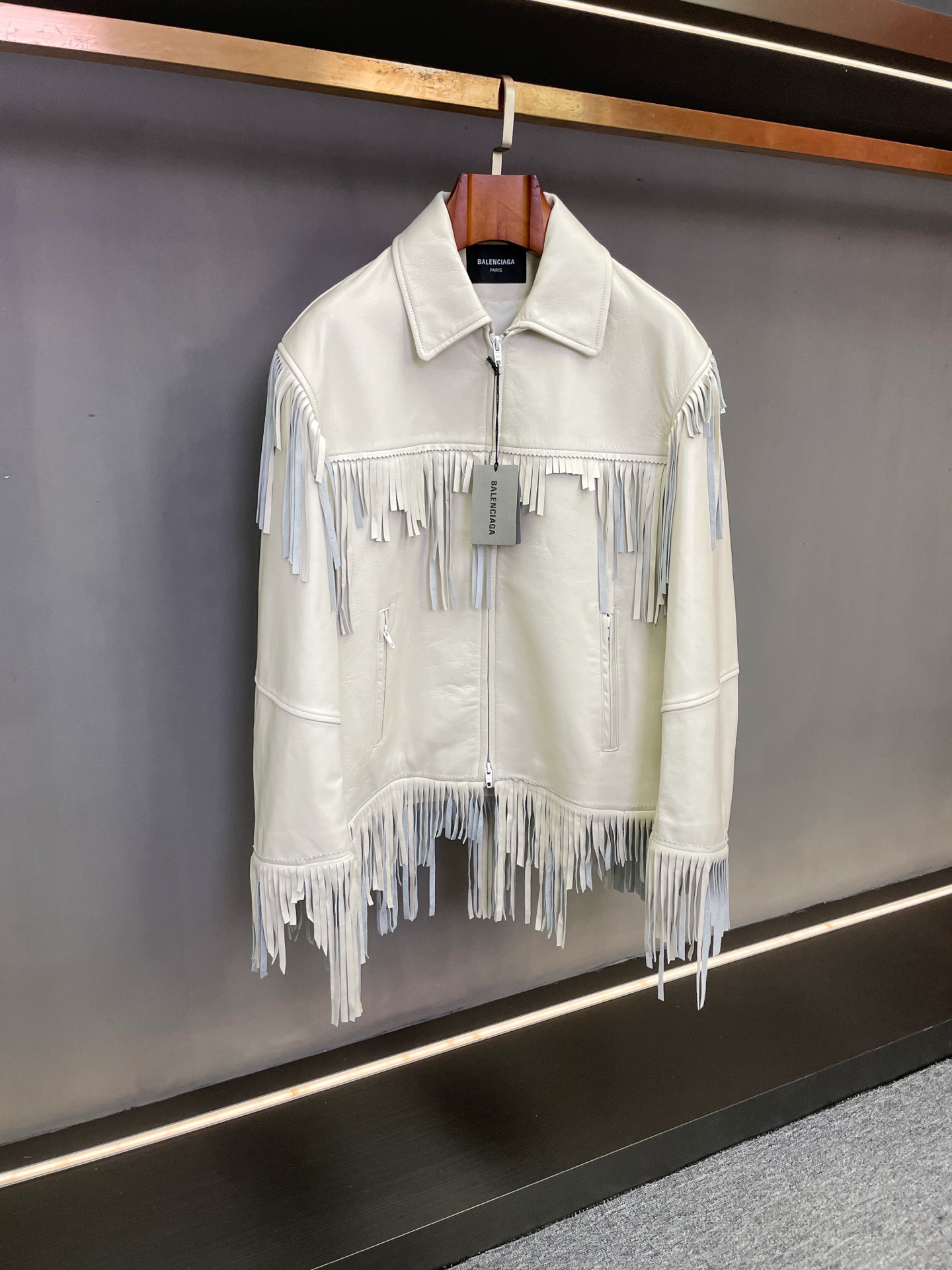 NO:772807,P Balenciaga 26 early spring style!  Who knows who looks better in this sheepskin fringed jacket that is suitable for both men and women?  Balenciaga’s new autumn and winter products directly hit the hearts of fashionistas. The new 2026 spring and summer sheepskin jackets completely weld the sense of high-end and design. The same style for men and women really understands couples and besties~  It is made of high-quality sheepskin imported from New Zealand. It is delicate and soft to the naked eye. It feels as smooth as clouds wrapped around the skin, but it also has the crisp texture that leather jackets should have. It has both warmth retention and fashion. The most amazing thing  It is designed with a large area of ​​sheepskin tassels on the whole body - the sleeves are flexible and elegant when swinging with the movement, the tassels on the chest add a sense of layering, and the tassels on the hem modify the figure. It has a 'sassy BGM' when walking, and every step is in step with the fashionable beat.  The classic black and white two-color can really make you stand out with your eyes closed!  Black is cool and versatile. Pair it with a T-shirt and jeans to look like a street trend. Pair it with a dress to unlock the sweet-cool contrast. White is clear and high-end to break the dullness of autumn and winter. Pair it with a turtleneck sweater to instantly transform into a French lazy style. Yellow and black leather can also be worn to create a translucent texture.  The loose fit of the same style for both men and women hides a lot of flesh. Small people can wear high-waisted pants to elongate their proportions, and fat celebrities can easily cover their flesh. Couples wearing the same color or contrasting colors are very eye-catching, and they will turn heads when they go out on the street. The details are full of ingenuity, the natural luster of the sheepskin + the dynamic beauty of the tassels, so that basic models can also be worn with a unique style. Whether it is commuting, dating or daily outings, it can make you stand out from the crowd ~  The C piece of your wardrobe this spring and summer must be this sheepskin fringed jacket with both texture and design!  Hurry up and lock in the same style with your partner/best friend, and get the high-end atmosphere of autumn and winter together ~ Size 48-54, balenciaga, skirts, jeans, jackets & coats, sweaters, tees, t-shirt, leather jacket, sheepskin, Top Customize119860909P 巴黎世家26早春封神款！男女通杀的羊皮流苏夹克谁穿谁帅 谁懂啊！巴黎世家这波秋冬新品直接戳中时尚人的心巴 2026春夏新款羊皮夹克一整个把高级感和设计感焊死,男女同款的设定真的太懂情侣党和闺蜜党了～ 精选新西兰进口优质羊皮打造,上手就是肉眼可见的细腻软糯,摸起来像云朵裹住肌肤般顺滑,却又带着皮衣该有的挺括质感,保暖性和时髦度双在线.最绝的是全身大面积的羊皮流苏设计——袖子随动作摆动时灵动飘逸,胸前流苏增添层次感,下摆流苏修饰身形,走路自带“飒爽BGM”,每一步都踩在时尚节拍上. 经典黑白双色真的闭眼冲不踩雷！黑色酷飒百搭,内搭T恤牛仔裤就是街头潮人,配连衣裙又能解锁甜酷反差感；白色清透高级,打破秋冬沉闷,搭高领毛衣秒变法式慵懒风,黄黑皮也能穿出透亮质感. 男女同款的宽松版型超藏肉,小个子搭高腰裤能拉长比例,微胖星人也能轻松遮肉,情侣穿同色或撞色都超吸睛,出街回头率直接拉满.细节处满是巧思,羊皮的天然光泽感+流苏的动态美感,让基础款也能穿出独一无二的风格,不管是通勤、约会还是日常出街,都能让你在人群中脱颖而出～ 今年春夏的衣柜C位,非这件质感与设计感并存的羊皮流苏夹克莫属！赶紧和对象/闺蜜锁死这波同款,一起拿捏秋冬高级氛围感～ 码数48-54,,balenciaga,skirts,jeans,jackets & coats,sweaters,tees，t-shirt,leather jacket,sheepskin,Top Customize1,Men's clothing