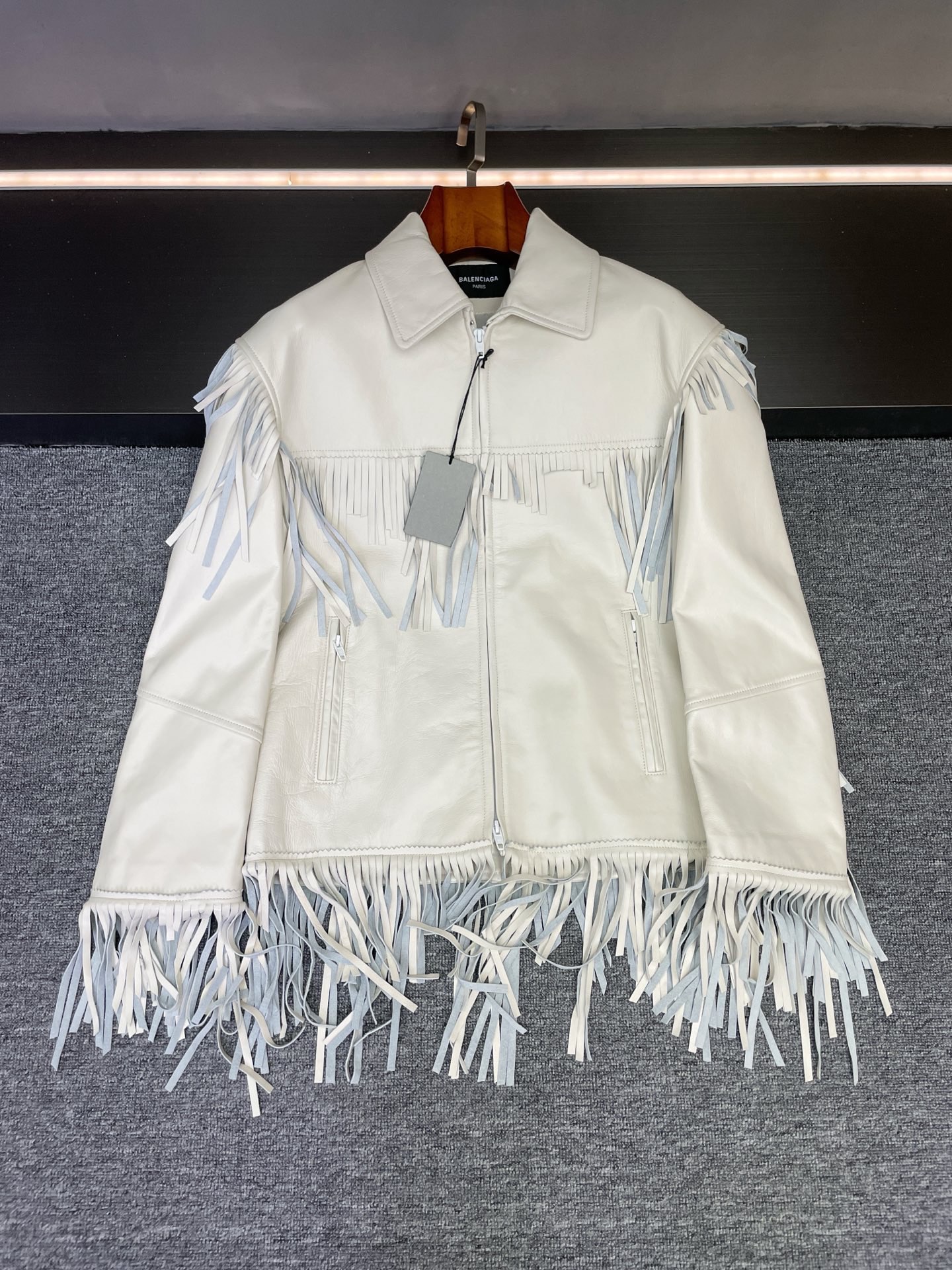 NO:772813,P Balenciaga 2026 spring and summer style!  Who knows who looks better in this sheepskin fringed jacket that is suitable for both men and women?  BLG’s new autumn and winter products directly hit the hearts of fashionistas. The 2026 new sheepskin jackets completely weld together the sense of high-end and design. The same style for men and women is really suitable for couples and girlfriends~  It is made of high-quality sheepskin imported from New Zealand. It is delicate and soft to the naked eye. It feels as smooth as clouds wrapped around the skin, but it also has the crisp texture that leather jackets should have. It has both warmth retention and fashion. The most amazing thing  It is designed with a large area of ​​sheepskin tassels on the whole body - the sleeves are flexible and elegant when swinging with the movement, the tassels on the chest add a sense of layering, and the tassels on the hem modify the figure. It has a 'sassy BGM' when walking, and every step is in step with the fashionable beat.  The classic black and white two-color can really make you stand out with your eyes closed!  Black is cool and versatile. Pair it with a T-shirt and jeans to look like a street trend. Pair it with a dress to unlock the sweet-cool contrast. White is clear and high-end to break the dullness of autumn and winter. Pair it with a turtleneck sweater to instantly transform into a French lazy style. Yellow and black leather can also be worn to create a translucent texture.  The loose fit of the same style for both men and women hides a lot of flesh. Small people can wear high-waisted pants to elongate their proportions, and fat celebrities can easily cover their flesh. Couples wearing the same color or contrasting colors are very eye-catching, and they will turn heads when they go out on the street. The details are full of ingenuity, the natural luster of the sheepskin + the dynamic beauty of the tassels, so that basic models can also be worn with a unique style. Whether it is commuting, dating or daily outings, it can make you stand out from the crowd~  The C piece of your wardrobe this spring and summer must be this sheepskin fringed jacket with both texture and design!  Hurry up and lock in the same style with your partner/best friend, and get the high-end atmosphere of autumn and winter together~ Size M-XXL,,balenciaga,skirts,jeans,jackets & coats,sweaters,tees,t-shirt,leather jacket,sheepskin,Top Customize119860909P 巴黎世家2026春夏封神款！男女通杀的羊皮流苏夹克谁穿谁帅 谁懂啊！BLG 这波秋冬新品直接戳中时尚人的心巴 2026新款羊皮夹克一整个把高级感和设计感焊死,男女同款的设定真的太懂情侣党和闺蜜党了～ 精选新西兰进口优质羊皮打造,上手就是肉眼可见的细腻软糯,摸起来像云朵裹住肌肤般顺滑,却又带着皮衣该有的挺括质感,保暖性和时髦度双在线.最绝的是全身大面积的羊皮流苏设计——袖子随动作摆动时灵动飘逸,胸前流苏增添层次感,下摆流苏修饰身形,走路自带“飒爽BGM”,每一步都踩在时尚节拍上. 经典黑白双色真的闭眼冲不踩雷！黑色酷飒百搭,内搭T恤牛仔裤就是街头潮人,配连衣裙又能解锁甜酷反差感；白色清透高级,打破秋冬沉闷,搭高领毛衣秒变法式慵懒风,黄黑皮也能穿出透亮质感. 男女同款的宽松版型超藏肉,小个子搭高腰裤能拉长比例,微胖星人也能轻松遮肉,情侣穿同色或撞色都超吸睛,出街回头率直接拉满.细节处满是巧思,羊皮的天然光泽感+流苏的动态美感,让基础款也能穿出独一无二的风格,不管是通勤、约会还是日常出街,都能让你在人群中脱颖而出～ 今年春夏的衣柜C位,非这件质感与设计感并存的羊皮流苏夹克莫属！赶紧和对象/闺蜜锁死这波同款,一起拿捏秋冬高级氛围感～ 码数M-XXL,,balenciaga,skirts,jeans,jackets & coats,sweaters,tees，t-shirt,leather jacket,sheepskin,Top Customize1,Men's clothing