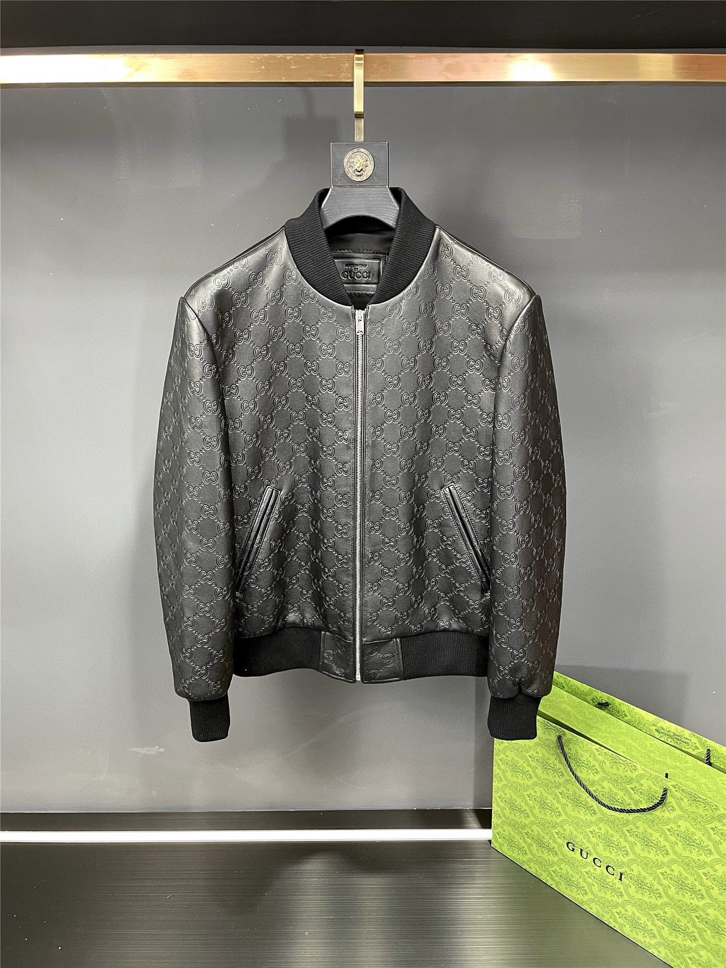 NO:772784,Gucci GUCCI 2026 new spring and summer men's sheepskin leather jacket. Gucci's leather jacket is carefully made of black mixed sheepskin imported from Australia, with excellent texture and luxurious quality. Every inch of leather has been carefully selected and processed to ensure the perfect combination of softness and durability. Gucci's iconic 'double G' LOGO is embossed on the whole body, which is classic yet fashionable. The unique embossing process makes the brand logo more three-dimensional and vivid, making it the focus of attention.  The classic baseball collar style is fashionable and versatile. It is suitable for formal occasions and can easily control casual styles. It not only shows the tough temperament of men, but also adds a sense of casualness and freedom. Gucci has always been a leader in the fashion industry, and this new 2026 spring and summer men's sheepskin leather jacket brings the brand's exquisite craftsmanship and unique design to the extreme. Wearing it, you will become a fashion spokesperson, exuding confidence and charm.  Come and feel the luxurious charm of Gucci, and make this men's sheepskin leather jacket from Gucci a must-have item for your autumn and winter wardrobe. Size 46-54,,gucci,gucci,jackets & coats,leather jacket,sheepskin,Top Customize119860909古驰 GUCCI 2026春夏新款男士羊皮皮衣夹克.  古驰这款皮衣采用澳洲进口黑色混种羊皮精心打造,质感卓越,彰显奢华品质.每一寸皮革都经过精细挑选和处理,确保其柔软度与耐用性的完美结合.  全身呈现 古驰标志性的“双 G”LOGO 压花,经典而不失时尚感.独特的压花工艺,让品牌标识更加立体生动,成为众人瞩目的焦点.  经典棒球领版型,时尚百搭,既适合正式场合,又能轻松驾驭休闲风格.它不仅展现出男性的硬朗气质,更增添了一份随性与洒脱.  古驰一直以来都是时尚界的引领者,这款 2026春夏新款男士羊皮皮衣更是将品牌的精湛工艺与独特设计发挥到极致.穿上它,你将成为时尚的代言人,散发自信与魅力.  快来感受古驰的奢华魅力,让Gucci这款男士羊皮皮衣成为你秋冬衣橱的必备单品. 码数46-54,,gucci,gucci,jackets & coats,leather jacket,sheepskin,Top Customize1,Men's clothing