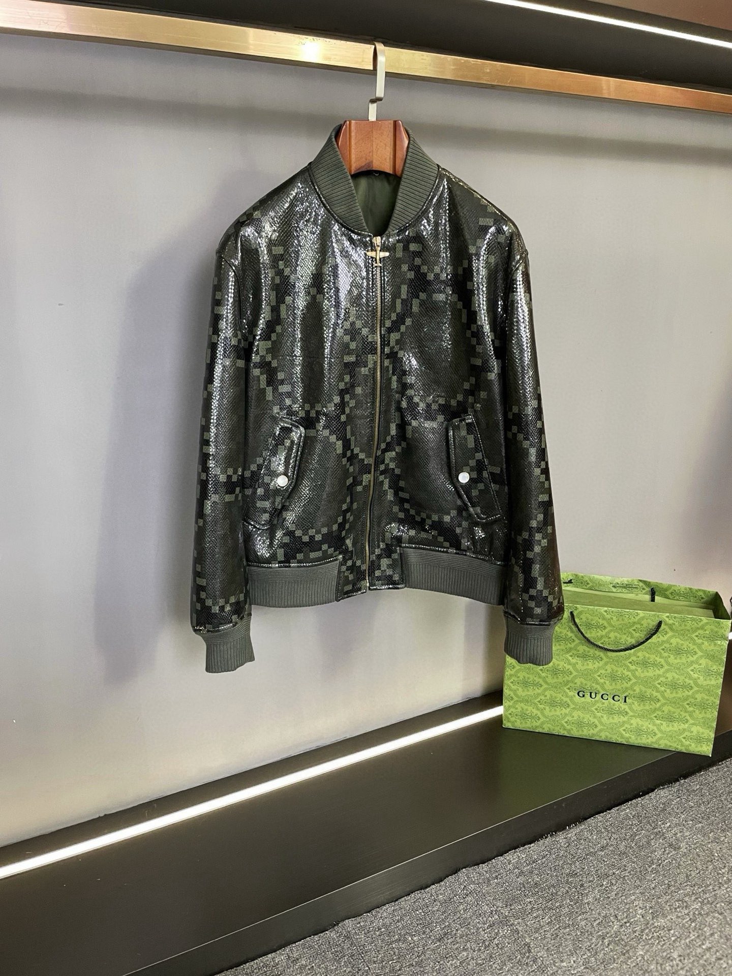 NO:772802,Louis Vuitton LV 26 spring and summer new men's sheepskin leather jackets are coming. In the vast starry sky of fashion, LV has always been the dazzling star. In the spring and summer of 2026, the new men's sheepskin leather jackets are shockingly launched. Selected sheepskin imported from Australia, every inch is full of natural gifts and craftsmen's meticulousness. The delicate and soft touch is like caressing the gentleness of the years. Snake pattern embossing and LV  The classic checkerboard pattern print is cleverly integrated, and the abstract snake pattern gives the tradition a smart new look. The pearl-engraved buttons are like star embellishments, highlighting low-key luxury; the LV copper aircraft puller is a symbol of quality and craftsmanship. Every detail is devoted to Louis Vuitton's century-old ingenuity; every element tells the immortal legend of fashion. Own it and show extraordinary men's charm on the streets in autumn and winter. Size 48-56, Louis Vuitton, Louis  vuitton,leather jacket,sheepskin,Top Customize119860909路易威登 LV 26春夏新款男士羊皮皮衣重磅来袭  在时尚的浩瀚星空中,LV始终是那颗璀璨耀眼的恒星.2026春夏,全新男士羊皮皮衣震撼登场.  精选澳洲进口羊皮,每一寸都饱含自然的馈赠与匠人的精心.细腻柔软的触感,如轻抚岁月沉淀的温柔.蛇纹压花与 LV 经典棋盘格图案印花巧妙融合,抽象蛇纹感赋予了传统以灵动新貌.珍珠刻字纽扣,宛如星辰点缀,彰显低调奢华；LV 铜制飞机拉头,是品质与工艺的象征.  每一处细节,都倾注了路易威登的百年匠心；每一个元素,都在诉说着时尚的不朽传奇.拥有它,于秋冬街头,展现非凡男士魅力.  码数48-56,,louis vuitton,louis vuitton,leather jacket,sheepskin,Top Customize1,Men's clothing