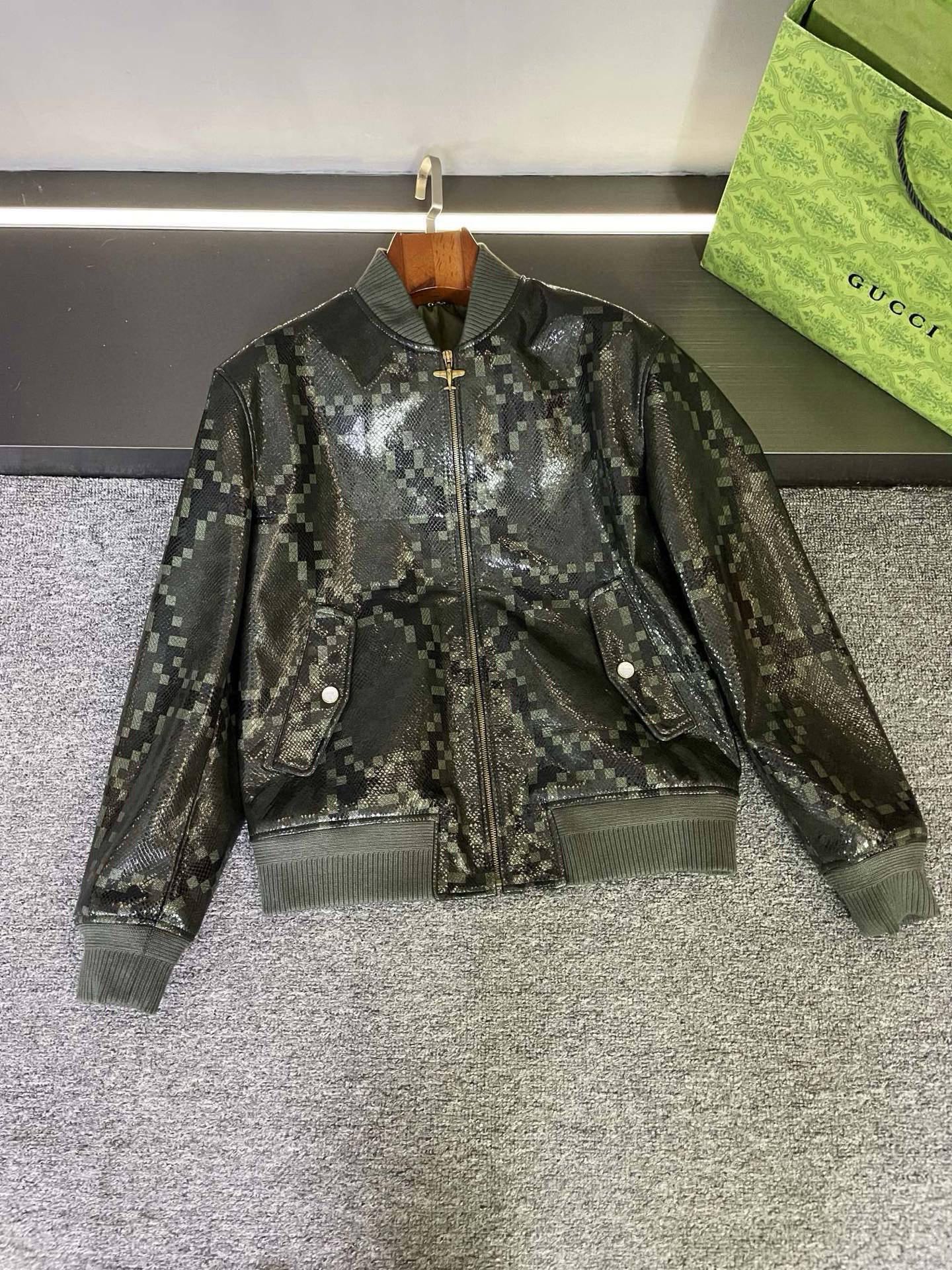 NO:772808,LV Louis Vuitton's 2026 spring and summer new men's leather jacket, flat lay details, is made of sheepskin imported from Australia, which feels delicate and soft, just like stroking clouds. Every inch of sheepskin has been carefully selected and processed, and is of high quality. It is not only comfortable to wear, but also shows high-end texture. The unique snake pattern embossing is cleverly combined with LV's classic checkerboard pattern printing, showing an abstract snake pattern feeling. This design is amazing!  The collision of classics and trends, not only has LV's usual luxurious atmosphere, but also incorporates wild and fashionable elements. The snake-print embossing craftsmanship is exquisite, and every texture is lifelike. They complement each other, making you easily stand out from the crowd and become the focus. Look at this detail again, the pearl engraved buttons are like works of art, each one exudes a warm luster, and the carefully carved LV logo on it is low-key and luxurious. And that LV  The copper airplane pull is not only smooth and easy to pull, but also has a strong sense of design. From these small details, you can see the ingenuity of LV. Whether paired with simple jeans or formal trousers, this LV leather jacket can easily handle various occasions. Walking on the street, you are the godfather of fashion; attending a party, you are definitely the handsome man who attracts the attention of everyone. Louis Vuitton men's sheepskin leather jacket is an excellent choice for your boyfriend or husband. Let him have a piece from LV this spring and summer.  Warmth and fashion. What are you waiting for?  Come and get it now!   Size 48-56,,louis vuitton,louis vuitton,jeans,leather jacket,sheepskin,Top Customize119860909LV 路易威登 2026春夏新款男士皮衣,平铺细节图  采用澳洲进口羊皮,那触感细腻柔软,就像抚摸着云朵一般.每一寸羊皮都经过精心挑选和处理,品质上乘,穿在身上不仅舒适,还彰显着高端质感.  独特的蛇纹压花与 LV 经典棋盘格图案印花巧妙融合,呈现出抽象蛇纹感.这种设计太绝了！经典与潮流碰撞,既有着 LV 一如既往的奢华大气,又融入了野性、时尚的元素.蛇纹压花工艺精湛,每一道纹路都栩栩如生,搭配起来相得益彰,让你在人群中轻松脱颖而出,成为焦点.  再看看这细节,珍珠刻字纽扣宛如艺术品,每一颗都散发着温润的光泽,上面精心雕刻的 LV 标识,低调又奢华.还有那 LV 铜制飞机拉头,不仅顺滑易拉,而且极具设计感,从这些小细节就能看出 LV 的匠心独运.  LV这款皮衣无论是搭配简约的牛仔裤,还是正式的西裤,都能轻松驾驭各种场合.走在街上,你就是时尚教父；参加聚会,你绝对是全场瞩目的型男.  路易威登男士羊皮皮衣,送男友、送老公都是绝佳选择.让他在这个春夏,拥有一份来自 LV 的温暖与时尚.还等什么？快来入手吧！  码数48-56,,louis vuitton,louis vuitton,jeans,leather jacket,sheepskin,Top Customize1,Men's clothing