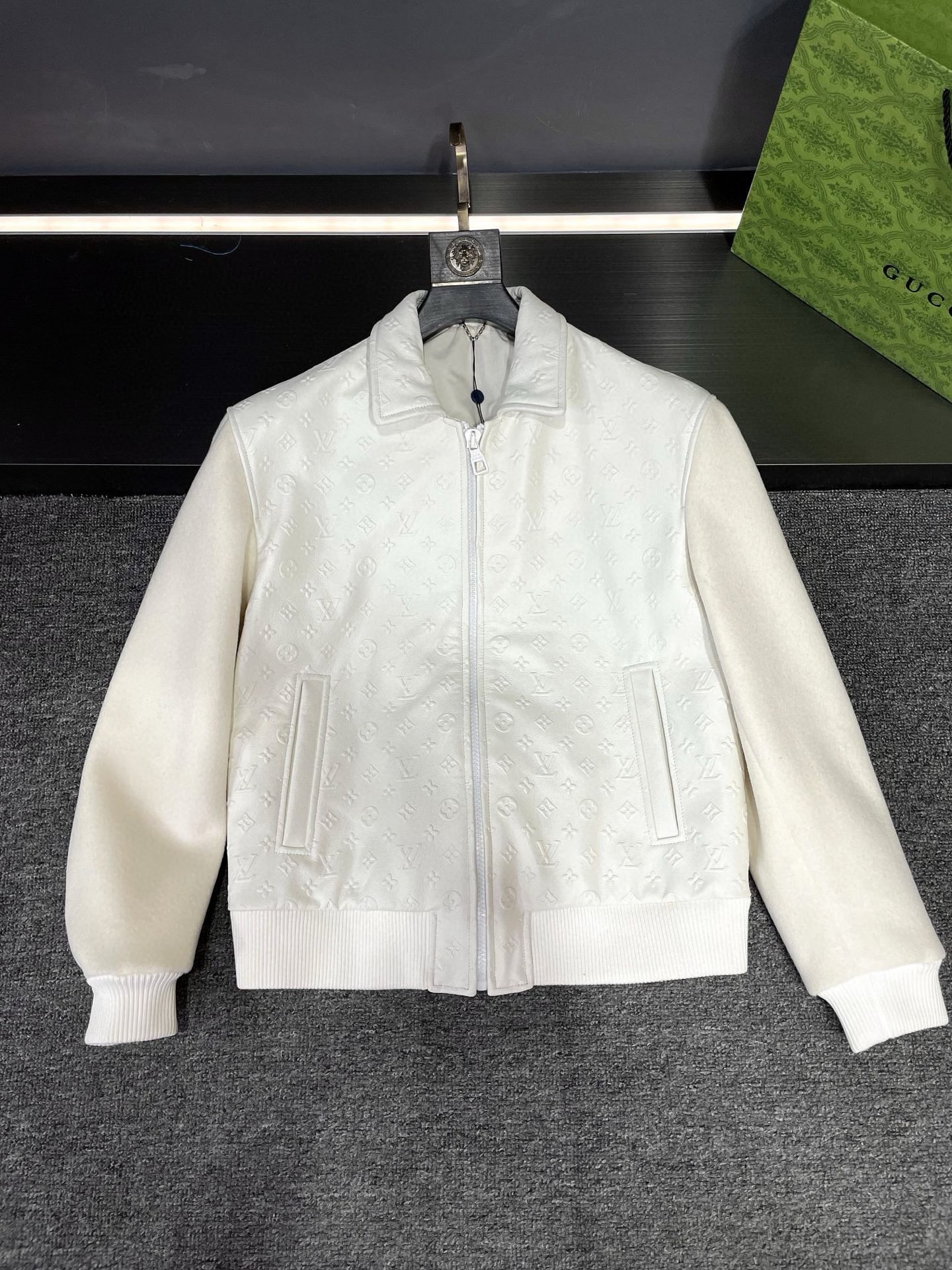 NO:772824,Louis Vuitton LV 2026 men's leather jacket, flat lay detail. Louis Vuitton The body of this leather jacket is made of sheepskin imported from Australia, which has a soft and delicate texture, highlighting top quality. The sleeves are made of imported cashmere fabric, which is not only comfortable, but also adds a sense of warmth and luxury. It is particularly worth mentioning that the embossing process on the sheepskin perfectly presents the five-flower embossing of LV's classic logo, which is exquisite and unique, fully demonstrating the brand's charm.  Moreover, it is available in black and white, whether it is classic black or elegant white, which can meet your different dressing needs and personal style. I have to say that LV’s design this season is really exquisite, perfectly integrating quality and fashion. If you are looking for a men’s leather jacket that not only shows your identity but also has a sense of fashion, then this Louis Vuitton 2026 new model is definitely your best choice!  Size 48-56,,louis vuitton,louis vuitton,leather jacket,sheepskin,Top Customize119860909路易威登 LV 2026男士皮衣,平铺细节图.  路易威登 这款皮衣的身子采用澳洲进口羊皮,质感柔软细腻,彰显着顶级品质.袖子则选用进口羊绒面料,不仅舒适,更增添了一份温暖与奢华.  特别值得一提的是,羊皮上的压花工艺,完美呈现出 LV 经典标识的五花压花,精致而独特,尽显品牌魅力.  而且,它有黑白两色可选,无论是经典的黑色,还是优雅的白色,都能满足您不同的穿搭需求和个性风格.  不得不说,LV这一季的设计真是精妙绝伦,将品质与时尚完美融合  如果您正在寻找一款既彰显身份又极具时尚感的男士皮衣,那么这款路易威登 2026新款绝对是您的不二之选！ 码数48-56,,louis vuitton,louis vuitton,leather jacket,sheepskin,Top Customize1,Men's clothing