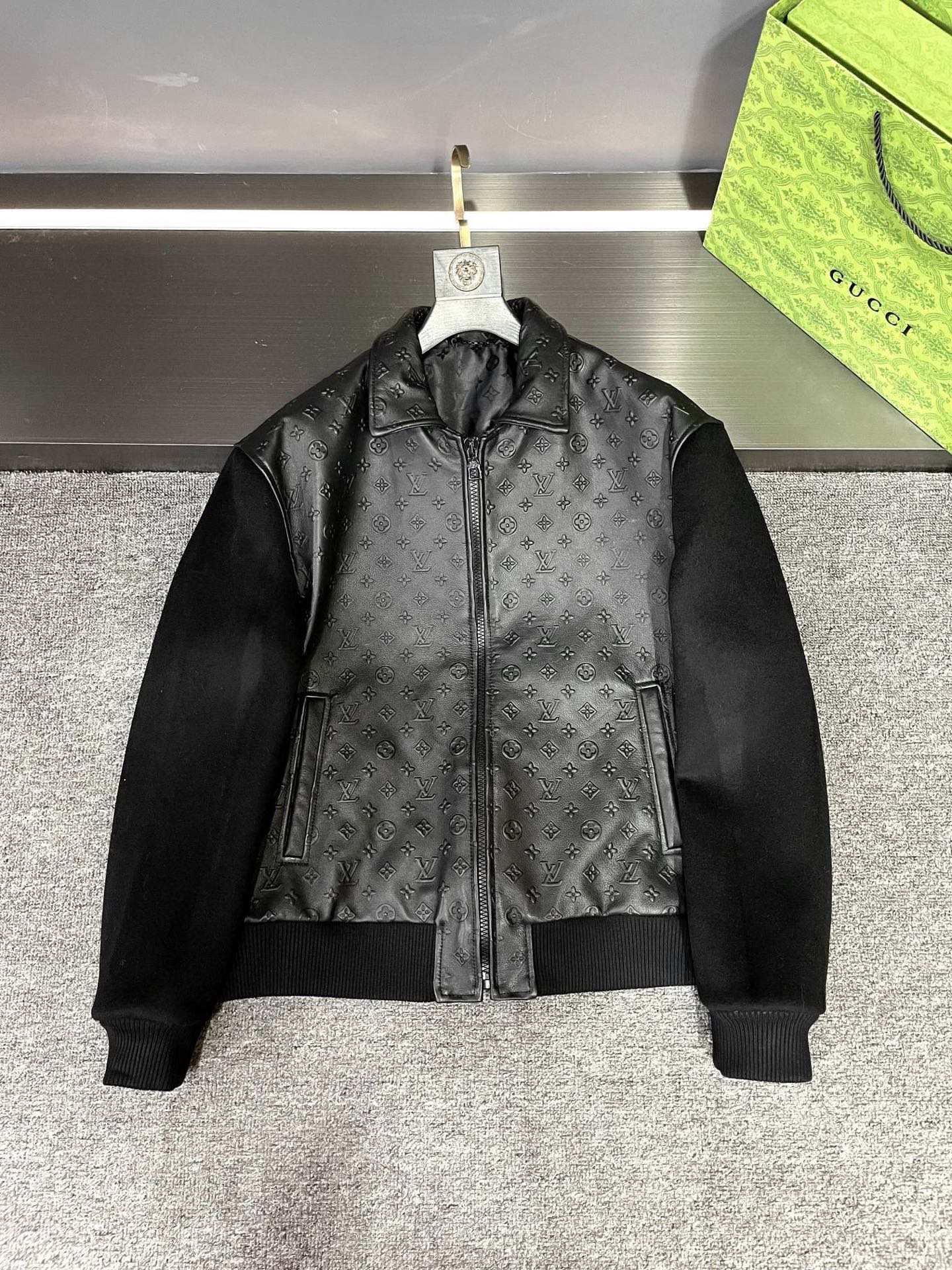 NO:772834,Louis Vuitton LV 2026 men's leather jacket, flat lay detail. Louis Vuitton The body of this leather jacket is made of sheepskin imported from Australia, which has a soft and delicate texture, highlighting top quality. The sleeves are made of imported cashmere fabric, which is not only comfortable, but also adds a sense of warmth and luxury. It is particularly worth mentioning that the embossing process on the sheepskin perfectly presents the five-flower embossing of LV's classic logo, which is exquisite and unique, fully demonstrating the brand's charm.  Moreover, it is available in black and white, whether it is classic black or elegant white, which can meet your different dressing needs and personal style. I have to say that LV’s design this season is really exquisite, perfectly integrating quality and fashion. If you are looking for a men’s leather jacket that not only shows your identity but also has a sense of fashion, then this Louis Vuitton 2026 new model is definitely your best choice!  Size 48-56,,louis vuitton,louis vuitton,leather jacket,sheepskin,Top Customize119860909路易威登 LV 2026男士皮衣,平铺细节图.  路易威登 这款皮衣的身子采用澳洲进口羊皮,质感柔软细腻,彰显着顶级品质.袖子则选用进口羊绒面料,不仅舒适,更增添了一份温暖与奢华.  特别值得一提的是,羊皮上的压花工艺,完美呈现出 LV 经典标识的五花压花,精致而独特,尽显品牌魅力.  而且,它有黑白两色可选,无论是经典的黑色,还是优雅的白色,都能满足您不同的穿搭需求和个性风格.  不得不说,LV这一季的设计真是精妙绝伦,将品质与时尚完美融合  如果您正在寻找一款既彰显身份又极具时尚感的男士皮衣,那么这款路易威登 2026新款绝对是您的不二之选！ 码数48-56,,louis vuitton,louis vuitton,leather jacket,sheepskin,Top Customize1,Men's clothing