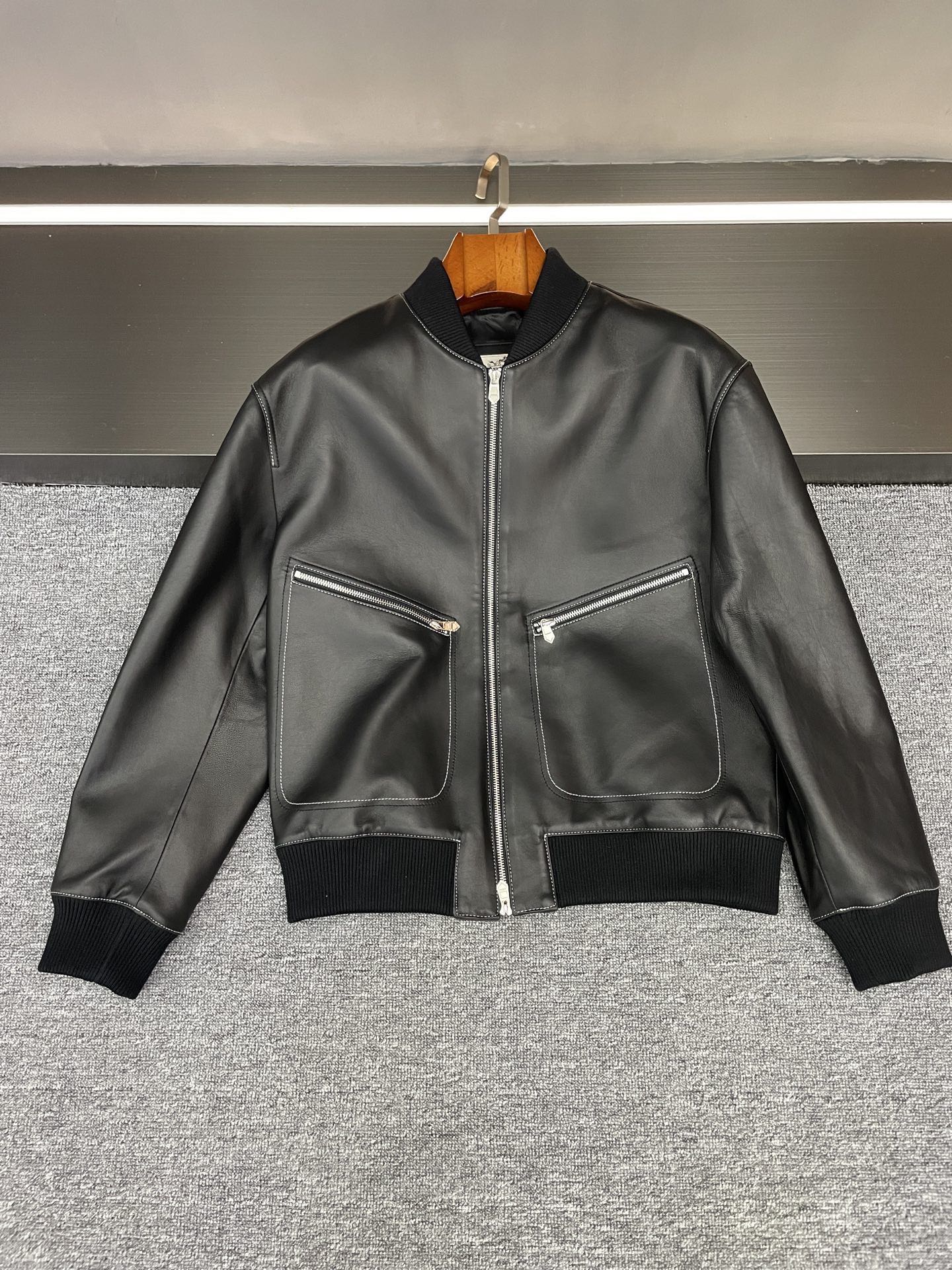 NO:772845,Hermes Autumn and Winter Sheepskin Jacket | The answer to the quality of luxury men. Only after touching this Hermes 2026 spring and summer new style can you understand that good leather can speak for itself. The selected black sheepskin imported from New Zealand is so sincere. It is as delicate and smooth as baby skin when you put it on. There is no stiffness when worn next to the body, and it can also reveal a natural moist luster when you move around.  The most striking thing is the detailed design. The classic baseball collar has a sense of relaxation. It is not deliberately flamboyant but has a neat aura, which just modifies the neck line. The white stitching is like a stroke of genius, gently tracing along the outline, instantly breaking the dullness of pure black. Every stitch reveals the craftsmanship obsession of the high-end luxury brand.  Wearing a shirt with trousers for commuting is low-key and elegant, while wearing white T-denim jeans on the weekend adds a casual tone. Wrapped in the cold wind of autumn and winter, it not only has the warmth and protection of sheepskin, but also can stand out from the crowd with its texture - this is the dignity and practicality that high-end luxury items should have. Size 48-56,,hermes,hermes,jeans,jackets & coats,shirts,sheepskin,Top Customize119860909Hermes 爱马仕秋冬羊皮外套｜高奢男士的质感答案 摸过这件 Hermes 2026春夏新款才懂,好皮质是会说话的.精选的新西兰进口黑色羊皮太有诚意,上手是婴儿肌肤般的细腻柔滑,贴身穿毫无生硬感,走动间还能透出天然的温润光泽. 最戳人的是细节设计经典棒球领自带松弛感,不刻意张扬却藏着利落气场,恰好修饰颈部线条.而白色车线像神来之笔,顺着轮廓轻轻勾勒,瞬间打破纯黑的沉闷,每一针都透着高奢品牌的工艺执念. 通勤搭衬衫西裤是低调贵气,周末配白T牛仔裤又添随性腔调.秋冬的冷风里裹着它,既有羊皮的温暖庇护,又能凭质感在人群中脱颖而出——这才是高奢单品该有的体面与实用. 码数48-56,,hermes,hermes,jeans,jackets & coats,shirts,sheepskin,Top Customize1,Men's clothing