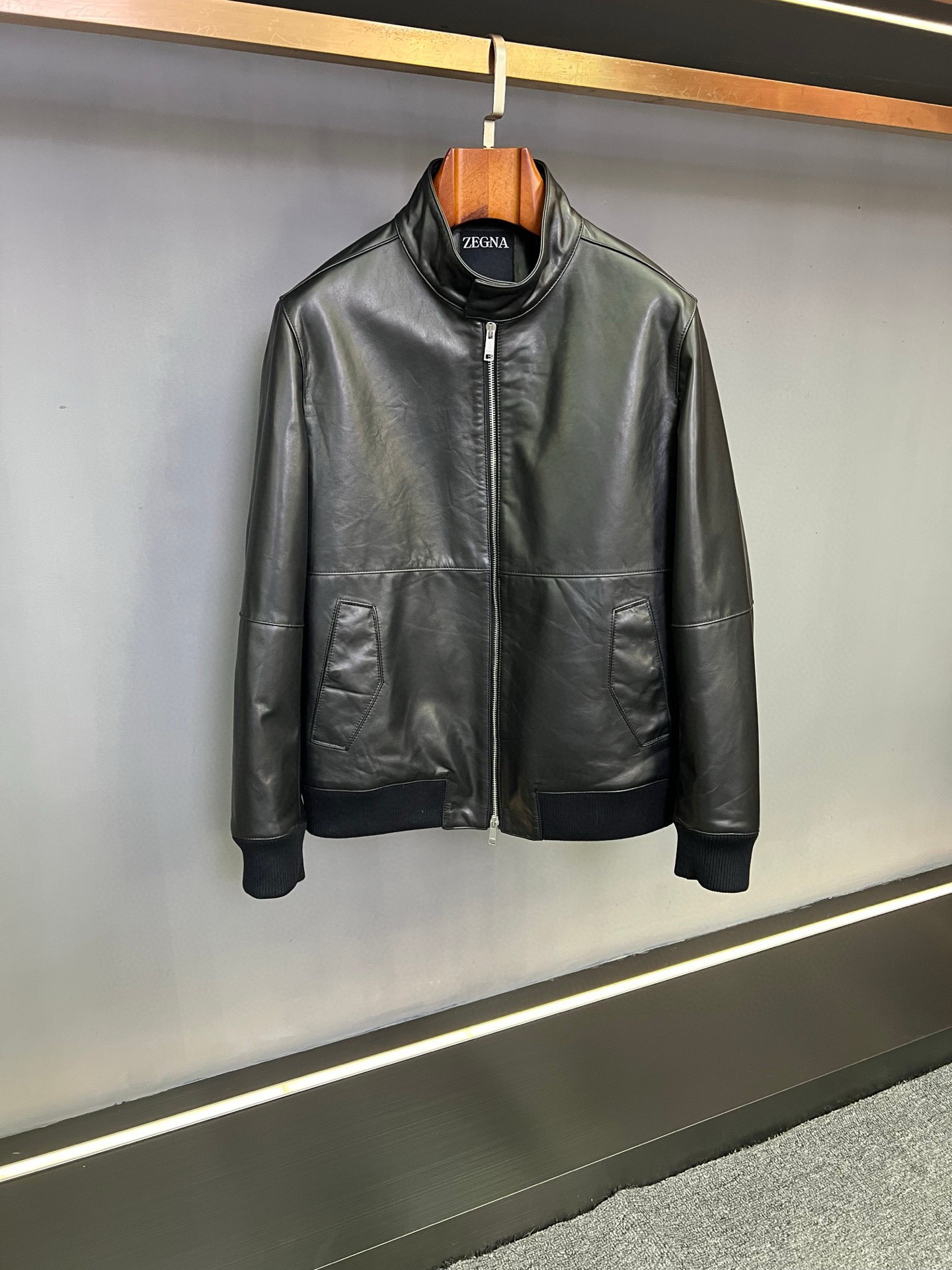 NO:772853,ZEGNA is low-key and noble | Zegna's new 2026 spring and summer sheepskin jacket. In the ever-changing fashion situation, Zegna always has some classics that define taste and style with an eternal attitude. Zegna's new 2026 men's sheepskin jacket is just such a fashionable product that can be handed down from generation to generation.  It selects black sheepskin imported from New Zealand, with natural texture and delicate texture, demonstrating the perfect fusion of nature and craftsmanship. This top-quality sheepskin is not only soft and skin-friendly, but also has excellent durability. Every time you wear it, you will experience the ultimate quality.  The overall design concept is minimalist, abandoning complicated decorations, and using simple and smooth lines to outline neat outlines, showing modern fashion aesthetics. The high-neck design not only adds a unique sense of fashion, but also protects you from the cold wind in the cold autumn and winter seasons and gives your neck intimate warmth. Wear it, whether in business situations or leisure time, you can show your unique personal charm and extraordinary taste.  The temperament of old money style runs throughout. It is not ostentatious, but exudes low-key luxury everywhere. It is the ultimate pursuit of quality life and a deep understanding of the connotation of fashion. Putting on this Zegna sheepskin jacket, you feel like you are in a world of elegance and style, showing a gentleman's style in every gesture.  If you have been looking for a men's jacket that shows off your taste, quality and fashion, then Zegna's new 2026 spring and summer men's sheepskin jacket is definitely your best choice. It is not only a piece of clothing, but also a symbol of life attitude, allowing you to be confident in any occasion and become the focus of attention. Size 48-56,,zegna,jackets & coats,sheepskin,Top Customize119860909ZEGNA 低调矜贵|杰尼亚2026春夏新款羊皮夹克  在时尚的风云变幻中,Zegna 总有一些经典之作,以永恒的姿态,定义着品味与格调.杰尼亚2026新款男士羊皮夹克,正是这样一件足以传世的时尚臻品.  它精选新西兰进口黑色羊皮,天然的纹理与细腻的质感,彰显着自然与工艺的完美融合.这种顶级羊皮不仅柔软亲肤,更具有出色的耐用性,每一次穿着都是对品质的极致体验.  整体采用极简设计理念,摒弃繁杂的装饰,以简洁流畅的线条勾勒出利落的轮廓,尽显现代时尚美学.高领的设计,不仅增添了一份独特的时尚感,更在寒冷的秋冬季节为你抵御凛冽寒风,给予颈部贴心的温暖.穿上它,无论是在商务场合还是休闲时光,都能展现出你独特的个人魅力与非凡品味.  老钱风的气质贯穿始终,它不张扬,却处处散发着低调的奢华感,是对品质生活的极致追求,也是对时尚内涵的深刻理解.穿上杰尼亚这款羊皮夹克,仿佛置身于优雅与格调的世界,举手投足间尽显绅士风范.  如果您一直在寻找一件能够彰显品味、兼具品质与时尚的男士夹克,那么杰尼亚2026春夏新款男士羊皮夹克绝对是您的不二之选.它不仅是一件衣服,更是一种生活态度的象征,让您在任何场合都能自信满满,成为众人瞩目的焦点. 码数48-56,,zegna,jackets & coats,sheepskin,Top Customize1,Men's clothing
