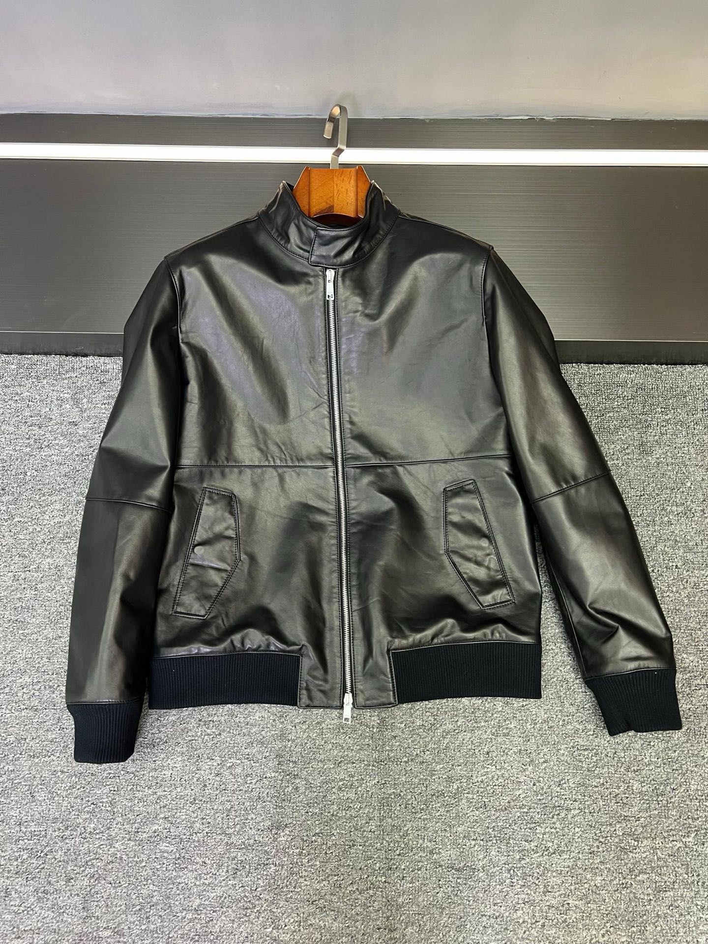 NO:772856,Who can resist the old-money style Ermenegildo Zegna leather jacket? Who knows, my family, Zegna’s 2025 spring and summer new men’s sheepskin jacket is simply crazy, full of old-money style!   Selected black sheepskin imported from New Zealand is soft and waxy to the touch, and the texture is straightforward to grasp. The minimalist design concept runs throughout, without fancy decorations, but shows low-key luxury everywhere. The high-collar design is not only windproof and warm, but also adds a bit of neatness and sophistication to the overall look, easily creating a fashionable and sophisticated atmosphere.  When going out on the street, pair it with a pair of simple white casual pants and white shoes, and you will instantly transform into a street style man, low-key yet stylish; when commuting, wear a pair of dark trousers and leather shoes, which will give you a sense of luxury and easily cope with various business occasions. It is no exaggeration to say that owning it is equivalent to having the autumn and winter fashion code!  Baozi, who likes old money style, rushes with his eyes closed~ Size M-3XL,,zegna,jackets & coats,sheepskin,Top Customize119860909谁能拒绝老钱风的杰尼亚皮夹克  谁懂啊家人们 杰尼亚 2025春夏新款男士羊皮夹克简直杀疯了,一整个老钱风拉满！  精选新西兰进口黑色羊皮,触手软糯,质感这块直接拿捏.极简设计理念贯穿始终,没有花里胡哨的装饰,却处处彰显着低调奢华.高领的设计不仅防风保暖,还为整体造型增添了几分利落与干练,轻松打造出时髦又精致的氛围感.  日常出街,搭配一条简约的白色休闲裤和小白鞋,瞬间变身街头型男,低调又不失格调；通勤时,搭条深色西裤和皮鞋,高级感扑面而来,轻松应对各种商务场合.  毫不夸张地说,拥有它就等于拥有了秋冬时尚密码！喜欢老钱风的宝子闭眼冲~  码数M-3XL,,zegna,jackets & coats,sheepskin,Top Customize1,Men's clothing