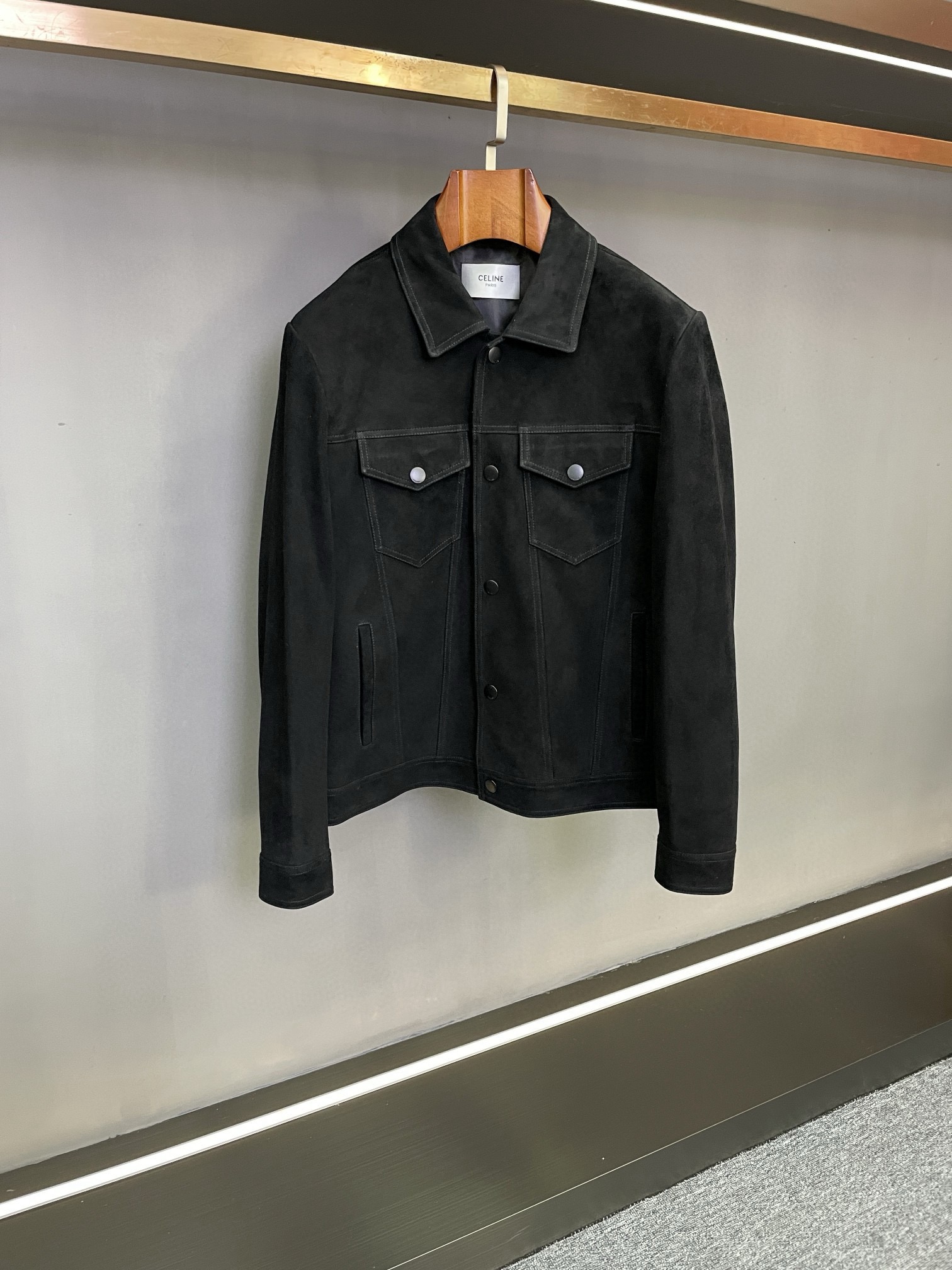 NO:772858,In the spring and summer of 2026, the new choice for men's wardrobe. Entering the spring and summer of 2026, Celine men's new sheepskin jacket, with its ingenious design and top-quality materials, brings a new fashion experience to men who pursue quality and style.  The jacket is made of suede sheepskin imported from New Zealand. Its texture is soft and delicate. It not only has excellent thermal insulation performance, but also presents a unique texture, highlighting low-key luxury. Every leather surface has been carefully selected and processed to ensure comfortable wearing while showing the unique charm of natural leather.  This time, classic black and warm khaki are launched to meet different style needs. Black is stable and versatile, suitable for formal business occasions or daily casual travel, showing the mature charm of men; khaki is full of retro and elegance, adding a soft and warm atmosphere to autumn and winter looks, whether paired with jeans or casual pants, it shows a high-end texture.  The smart denim jacket style incorporates CELINE's unique fashion concept. The neat lines modify the body shape and the shoulder line is straight, showing the man's chic temperament, allowing the wearer to confidently cope with various occasions. The classic double chest pockets and lower side pockets are both practical and beautiful. It is not only convenient to carry daily small items, but also adds a sense of layering to the overall look. It is simple without losing details. Celine  The 2026 new men's sheepskin jacket is the perfect combination of quality and fashion. It is an indispensable fashion item in men's wardrobe this autumn and winter, helping you stand out from the crowd and show your unique taste. Size M-3XL,,celine,celine,jeans,jackets & coats,sheepskin,Top Customize1198609092026春夏,男士衣橱的焕新之选  踏入2026春夏,赛琳男士新款羊皮外套,以匠心独运的设计与顶级材质,为追求品质与风格的男士带来全新时尚体验.  外套选用新西兰进口反绒羊皮,质地柔软细腻,不仅具有卓越的保暖性能,还呈现出独特的纹理质感,彰显低调奢华.每一处皮面都经过精心挑选与处理,确保穿着舒适的同时,展现出天然皮革的独特魅力.  此次推出经典黑色与温暖卡其色,满足不同风格需求.黑色稳重百搭,适配正式商务场合或日常休闲出行,展现男士的成熟魅力；卡其色则洋溢着复古与优雅,为秋冬造型增添柔和温暖的氛围,无论是搭配牛仔裤还是休闲裤,都尽显高级质感.  干练的牛仔外套版型,融入CELINE独特的时尚理念,利落的线条修饰身形,肩线挺括,展现男士的潇洒气质,让穿着者自信应对各种场合.经典的胸前双口袋与下方侧插口袋设计,实用与美观兼具,既方便携带日常小物,又为整体造型增添层次感,简约而不失细节.  赛琳 2026男士新款羊皮外套,是品质与时尚的完美结合,是这个秋冬男士衣橱中不可或缺的时尚单品,助你在人群中脱颖而出,尽显独特品味.  码数M-3XL,,celine,celine,jeans,jackets & coats,sheepskin,Top Customize1,Men's clothing