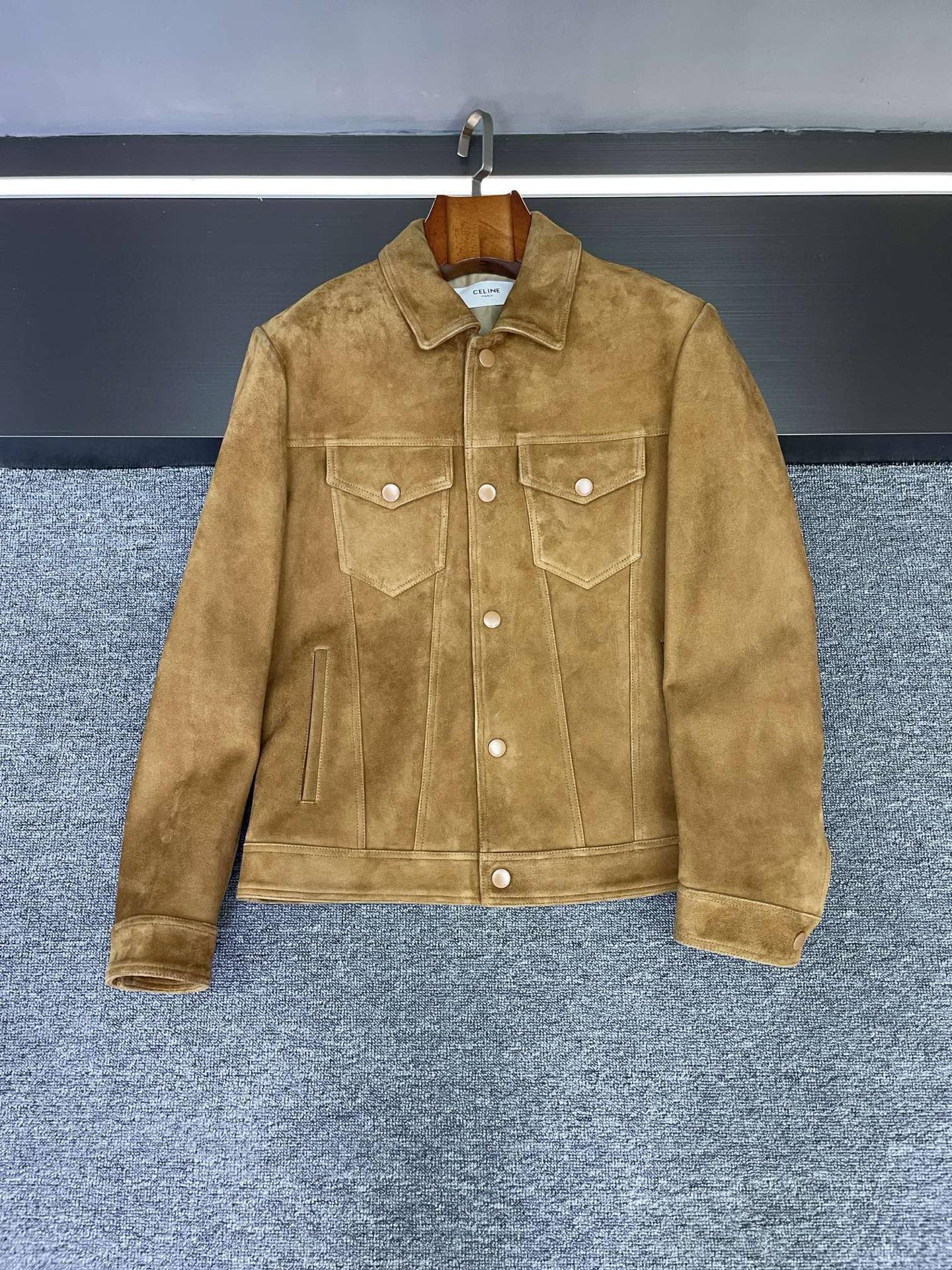 NO:772571,Early Spring Outfits | Celine’s Retro Leather Jacket That’s Got Hot Questions Everyone, the first jacket of spring is contracted by Celine!   Celine’s 2026 new leather jacket really captured my heart!   The fabric is made of suede sheepskin imported from New Zealand. The leather is fine and the texture is unparalleled. It feels soft and comfortable, and it is very classy when worn~ Moreover, this material is very durable, resistant to fabrication and wind, making it the perfect choice for autumn and winter wear!   The version is classic and smart denim style, full of design!  The two chest pockets and the lower side pockets are not only practical, but also add a bit of casual street style. In terms of color, this time we have launched classic black and gentle khaki. Both colors are very versatile. Whether paired with jeans or casual pants, you can easily create different styles. It is completely OK for daily commuting or going out on the street!   I really love this coat. Whoever wears it looks handsome and looks good on anyone who wears it!  Family members, if you start without losing money, you’ll be done with it!   Size M-3XL..,,celine,celine,jeans,jackets & coats,jackets & coats,sheepskin,Top Customize119860909早春穿搭|被问爆的Celine复古皮夹克  家人们,春天的第一件外套被Celine承包了！  赛琳这款2026新款皮夹克,真的一整个拿捏住了我的心！  面料选用的是新西兰进口反绒羊皮,皮质细腻,质感无敌,摸起来柔软又舒服,穿着超显档次~而且,这种材质很耐穿,抗造又抗风,简直是秋冬穿搭的不二之选！  版型是经典的干练牛仔风,设计感拉满！胸前两个口袋加上下方侧插口袋,不仅实用,还增添了几分随性自在的街头感.  颜色上,这次推出了经典黑色和温柔卡其色,两种颜色都很百搭,不管是搭配牛仔裤还是休闲裤,都能轻松打造出不同风格,日常通勤或者出门炸街都完全OK！  真的好爱这件外套,谁穿谁帅,谁穿谁好看！家人们,入手不亏,冲就完事儿了！  码数M-3XL..,,celine,celine,jeans,jackets & coats,jackets & coats,sheepskin,Top Customize1,Men's clothing