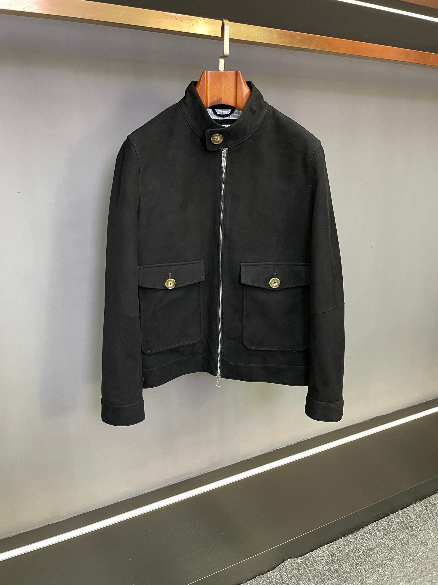 NO:772574,BC Brunello Cucinelli 2026 new spring and summer men's suede sheepskin jacket. In the change of fashion, there are always some items that can transcend the trend and become an eternal classic symbol. BC 2026 new men's suede sheepskin jacket is such an existence. It perfectly combines luxurious texture and old money style, becoming an indispensable fashion item in men's wardrobe.  BC's jacket is made of suede sheepskin imported from Australia. The leather is fine and soft, with excellent touch. It not only has excellent thermal insulation performance, but also shows a low-key sense of luxury every time you wear it. The black version is calm and atmospheric, like a deep black hole in the night sky, mysterious and full of power. It is suitable for formal business occasions and adds points to your professional image. The brown version exudes a strong retro charm, like mellow coffee, warm and charming, and can be easily used for daily leisure or social gatherings.  The small turtleneck design is the finishing touch of this coat. It not only fits the curve of the human neck, effectively resists the cold winds of autumn and winter, but also subtly enhances the layering and sophistication of the overall outfit. It can be paired with a simple white shirt to create an elegant gentleman's temperament; it can also be worn with a turtleneck sweater to show a lazy and casual fashion attitude. Brunello  The Cucinelli brand has always adhered to the ultimate pursuit of quality, and every detail has been carefully polished to fully demonstrate Italian craftsmanship. Wearing this suede sheepskin jacket is not only choosing a piece of clothing, but also choosing a life attitude and fashion taste. In this autumn and winter, let Brunello Cucinelli accompany you on a journey of dressing that is both warm and fashionable. Size 48-56,, brunello cucinelli, jackets &  coats,sweaters,shirts,sheepskin,Top Customize119860909BC Brunello Cucinelli 2026春夏新款男士反绒羊皮外套.  在时尚的更迭中,总有一些单品能跨越潮流,成为永恒的经典象征.BC 2026新款男士反绒羊皮外套,便是这样的存在,它将奢华质感与老钱风完美融合,成为男士衣橱中不可或缺的时尚臻品.  BC这款外套精选澳洲进口反绒羊皮,皮质细腻柔软,触感极佳,不仅具备卓越的保暖性能,更在每一次穿着时彰显出低调的奢华感.黑色款沉稳大气,如同夜空中深邃的黑洞,神秘且充满力量,适合正式商务场合,为你的专业形象加分；咖啡色款则散发着浓郁的复古韵味,宛如醇厚的咖啡,温暖而迷人,无论是日常休闲还是聚会社交,都能轻松驾驭.  小高领设计是这件外套的点睛之笔,既贴合人体颈部曲线,有效抵御秋冬的寒风,又巧妙提升整体穿搭的层次感与精致度.它可以搭配简约的白衬衫,营造出优雅绅士的气质；也能内搭高领毛衣,尽显慵懒随性的时尚态度.  Brunello Cucinelli品牌一直以来坚持对品质的极致追求,每一处细节都经过精心打磨,将意式匠心工艺展现得淋漓尽致.穿上这件反绒羊皮外套,不仅是选择了一件衣物,更是选择了一种生活态度和时尚品味.在这个秋冬,让Brunello Cucinelli陪你开启一场温暖与时尚兼具的穿搭之旅. 码数48-56,,brunello cucinelli,jackets & coats,sweaters,shirts,sheepskin,Top Customize1,Men's clothing