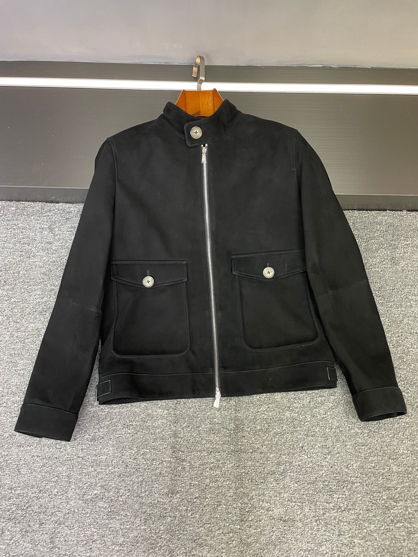 NO:772577,2026 New Favorite BC Brunello Cucinelli Men's Suede Sheepskin Jacket Brunello Cucinelli, loved by knowledgeable old moneymen, is making a big move again! The new 2026 autumn and winter men's suede sheepskin jacket is simply synonymous with low-key luxury. When you wear it, you will feel high-end. In terms of material, the suede sheepskin imported from Australia is selected, which is delicate and soft. You can tell that it is of extraordinary quality with just a touch. Moreover, this material is not only warm, but also very wear-resistant. It can accompany you through autumn and winter. It is simply a must-have for 'warm men'. The colors are classic black and retro brown. Black is mysterious and versatile. No matter what style of inner wear or pants it is paired with, it can be matched easily to various occasions. The brown color comes with a retro filter, making you instantly look like a retro gentleman when you put it on. It is unique and eye-catching, showing a unique taste. The small high collar design is a plus. It not only prevents wind and warmth, but also modifies the neck line, making you look more energetic and stable in terms of temperament. Wearing it, you can be graceful even in the cold wind, and easily become the focus of the street. As a representative brand of old-money style, BC has always been known for its exquisite craftsmanship and high-end quality. This jacket fully demonstrates the essence of the brand, showing ingenuity in every detail. Every stitching and every button exudes high-end texture. Wearing it, you are a walking business card of taste. Whether it is daily outings, business negotiations, or dates and dinners, this jacket can be perfectly adapted to help you easily cope with various scenes and enhance the overall style of your outfit. If you only plan to buy one coat this autumn and winter, then choose it! Believe me, once you put it on, you will not be able to put it down, and it will become the most dazzling thing in your wardrobe~ Size 48-56,, brunello cucinelli, jackets & coats, sheepskin, Top Customize1198609092026新宠 BC Brunello Cucinelli男士反绒羊皮外套  懂行的老钱们都爱的Brunello Cucinelli,又放大招了！2026秋冬新款男士反绒羊皮外套,简直是低调奢华的代名词,一上身,高级感直接拉满~  材质方面,精选澳洲进口反绒羊皮,细腻柔软,轻轻一摸就知道品质非凡.而且,这种材质不仅保暖,还很耐磨,能陪伴你度过一个又一个秋冬,简直是“暖男”必备.  颜色有经典黑色和复古咖啡色可选,黑色神秘百搭,无论搭配什么风格的内搭和裤子都不会出错,轻松适配各种场合；咖啡色则自带复古滤镜,穿上秒变复古绅士,独特又吸睛,展现出与众不同的品味.  小高领设计超加分,不仅防风保暖,还能修饰颈部线条,让你看起来更加精神利落,气质这块稳稳拿捏.穿上它,就算是在寒风中,也能风度翩翩,轻松成为街头焦点.  作为老钱风代表品牌,BC一直以精湛工艺和高端品质著称.这件外套更是将品牌精髓展现得淋漓尽致,细节之处尽显匠心,每一处缝线、每一个纽扣,都散发着高级质感,穿上它,你就是行走的品味名片.  不管是日常出街、商务洽谈还是约会聚餐,这件外套都能完美适配,帮你轻松应对各种场景,提升整体穿搭的格调.  如果这个秋冬你只打算入手一件外套,那就选它！相信我,一旦上身,你就会爱不释手,它将成为你衣橱里最亮眼的存在~  码数48-56,,brunello cucinelli,jackets & coats,sheepskin,Top Customize1,Men's clothing