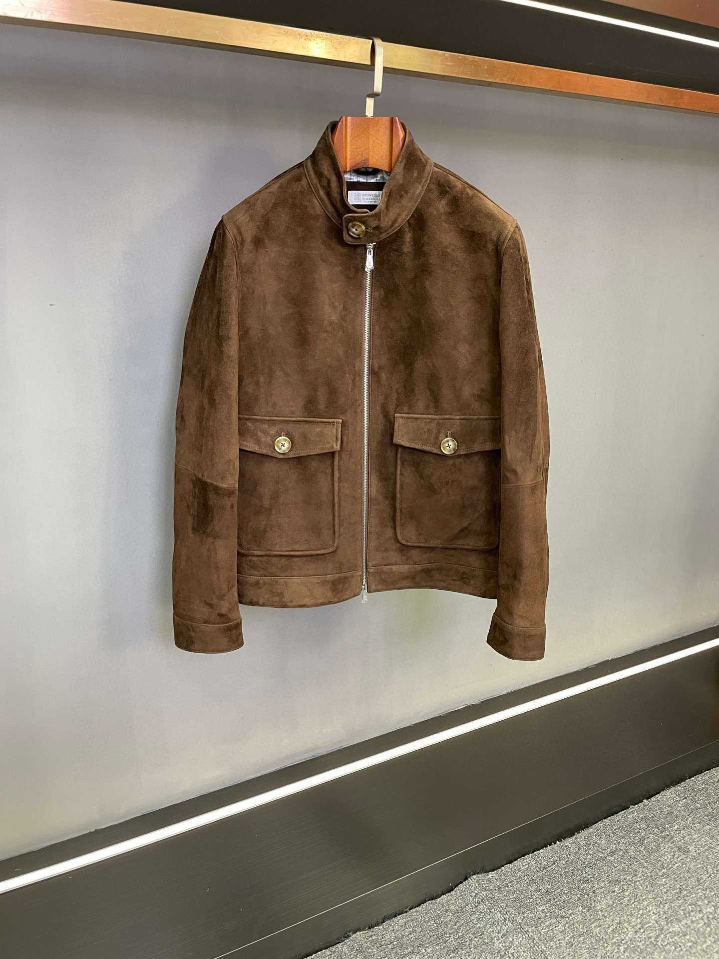 NO:772582,BC Brunello Cucinelli 2026 new spring and summer men's suede sheepskin jacket. In the change of fashion, there are always some items that can transcend the trend and become an eternal classic symbol. BC 2026 new men's suede sheepskin jacket is such an existence. It perfectly combines luxurious texture and old money style, becoming an indispensable fashion item in men's wardrobe.  BC's jacket is made of suede sheepskin imported from Australia. The leather is fine and soft, with excellent touch. It not only has excellent thermal insulation performance, but also shows a low-key sense of luxury every time you wear it. The black version is calm and atmospheric, like a deep black hole in the night sky, mysterious and full of power. It is suitable for formal business occasions and adds points to your professional image. The brown version exudes a strong retro charm, like mellow coffee, warm and charming, and can be easily used for daily leisure or social gatherings.  The small turtleneck design is the finishing touch of this coat. It not only fits the curve of the human neck, effectively resists the cold winds of autumn and winter, but also subtly enhances the layering and sophistication of the overall outfit. It can be paired with a simple white shirt to create an elegant gentleman's temperament; it can also be worn with a turtleneck sweater to show a lazy and casual fashion attitude. Brunello  The Cucinelli brand has always adhered to the ultimate pursuit of quality, and every detail has been carefully polished to fully demonstrate Italian craftsmanship. Wearing this suede sheepskin jacket is not only choosing a piece of clothing, but also choosing a life attitude and fashion taste. In this autumn and winter, let Brunello Cucinelli accompany you on a journey of dressing that is both warm and fashionable. Size 48-56,, brunello cucinelli, jackets &  coats,sweaters,shirts,sheepskin,Top Customize119860909BC Brunello Cucinelli 2026春夏新款男士反绒羊皮外套.  在时尚的更迭中,总有一些单品能跨越潮流,成为永恒的经典象征.BC 2026新款男士反绒羊皮外套,便是这样的存在,它将奢华质感与老钱风完美融合,成为男士衣橱中不可或缺的时尚臻品.  BC这款外套精选澳洲进口反绒羊皮,皮质细腻柔软,触感极佳,不仅具备卓越的保暖性能,更在每一次穿着时彰显出低调的奢华感.黑色款沉稳大气,如同夜空中深邃的黑洞,神秘且充满力量,适合正式商务场合,为你的专业形象加分；咖啡色款则散发着浓郁的复古韵味,宛如醇厚的咖啡,温暖而迷人,无论是日常休闲还是聚会社交,都能轻松驾驭.  小高领设计是这件外套的点睛之笔,既贴合人体颈部曲线,有效抵御秋冬的寒风,又巧妙提升整体穿搭的层次感与精致度.它可以搭配简约的白衬衫,营造出优雅绅士的气质；也能内搭高领毛衣,尽显慵懒随性的时尚态度.  Brunello Cucinelli品牌一直以来坚持对品质的极致追求,每一处细节都经过精心打磨,将意式匠心工艺展现得淋漓尽致.穿上这件反绒羊皮外套,不仅是选择了一件衣物,更是选择了一种生活态度和时尚品味.在这个秋冬,让Brunello Cucinelli陪你开启一场温暖与时尚兼具的穿搭之旅. 码数48-56,,brunello cucinelli,jackets & coats,sweaters,shirts,sheepskin,Top Customize1,Men's clothing