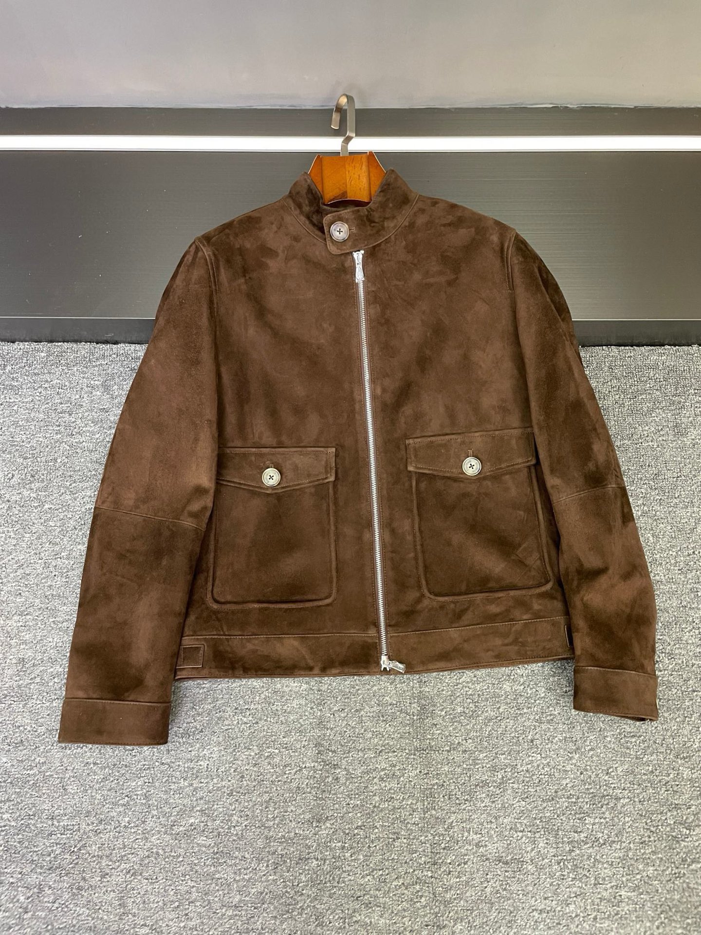 NO:772587,2026 New Favorite BC Brunello Cucinelli Men's Suede Sheepskin Jacket Brunello Cucinelli, loved by knowledgeable old moneymen, is making a big move again! The new 2026 autumn and winter men's suede sheepskin jacket is simply synonymous with low-key luxury. When you wear it, you will feel high-end. In terms of material, the suede sheepskin imported from Australia is selected, which is delicate and soft. You can tell that it is of extraordinary quality with just a touch. Moreover, this material is not only warm, but also very wear-resistant. It can accompany you through autumn and winter. It is simply a must-have for 'warm men'. The colors are classic black and retro brown. Black is mysterious and versatile. No matter what style of inner wear or pants it is paired with, it can be matched easily to various occasions. The brown color comes with a retro filter, making you instantly look like a retro gentleman when you put it on. It is unique and eye-catching, showing a unique taste. The small high collar design is a plus. It not only prevents wind and warmth, but also modifies the neck line, making you look more energetic and stable in terms of temperament. Wearing it, you can be graceful even in the cold wind, and easily become the focus of the street. As a representative brand of old-money style, BC has always been known for its exquisite craftsmanship and high-end quality. This jacket fully demonstrates the essence of the brand, showing ingenuity in every detail. Every stitching and every button exudes high-end texture. Wearing it, you are a walking business card of taste. Whether it is daily outings, business negotiations, or dates and dinners, this jacket can be perfectly adapted to help you easily cope with various scenes and enhance the overall style of your outfit. If you only plan to buy one coat this autumn and winter, then choose it! Believe me, once you put it on, you will not be able to put it down, and it will become the most dazzling thing in your wardrobe~ Size 48-56,, brunello cucinelli, jackets & coats, sheepskin, Top Customize1198609092026新宠 BC Brunello Cucinelli男士反绒羊皮外套  懂行的老钱们都爱的Brunello Cucinelli,又放大招了！2026秋冬新款男士反绒羊皮外套,简直是低调奢华的代名词,一上身,高级感直接拉满~  材质方面,精选澳洲进口反绒羊皮,细腻柔软,轻轻一摸就知道品质非凡.而且,这种材质不仅保暖,还很耐磨,能陪伴你度过一个又一个秋冬,简直是“暖男”必备.  颜色有经典黑色和复古咖啡色可选,黑色神秘百搭,无论搭配什么风格的内搭和裤子都不会出错,轻松适配各种场合；咖啡色则自带复古滤镜,穿上秒变复古绅士,独特又吸睛,展现出与众不同的品味.  小高领设计超加分,不仅防风保暖,还能修饰颈部线条,让你看起来更加精神利落,气质这块稳稳拿捏.穿上它,就算是在寒风中,也能风度翩翩,轻松成为街头焦点.  作为老钱风代表品牌,BC一直以精湛工艺和高端品质著称.这件外套更是将品牌精髓展现得淋漓尽致,细节之处尽显匠心,每一处缝线、每一个纽扣,都散发着高级质感,穿上它,你就是行走的品味名片.  不管是日常出街、商务洽谈还是约会聚餐,这件外套都能完美适配,帮你轻松应对各种场景,提升整体穿搭的格调.  如果这个秋冬你只打算入手一件外套,那就选它！相信我,一旦上身,你就会爱不释手,它将成为你衣橱里最亮眼的存在~  码数48-56,,brunello cucinelli,jackets & coats,sheepskin,Top Customize1,Men's clothing