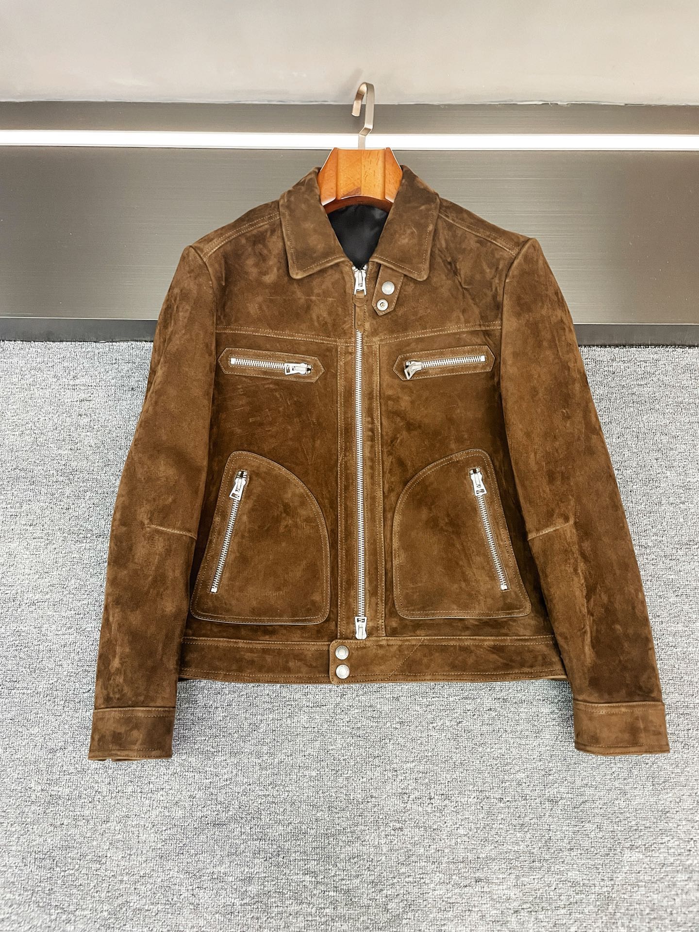 NO:772602,Tom Ford's hard work in autumn and winter!  This suede sheepskin jacket understands the aesthetics of men so well that it has been hit on the aesthetic point by the new TF2026 men’s jacket!  A single item that truly combines 'low-key luxury' and 'tough guy style' on the body, it can be used in autumn and winter wardrobes to save half the effort of matching. The fabric is really good, selected from the brown suede sheepskin imported from New Zealand. It has a grainy, delicate and soft texture, like holding a warm caramel touch in the hand. Under the sun, it will have a natural matte luster, not an exaggerated gloss, but a high-end texture that has settled down. The longer you travel, the more you have your own retro traces.  The silhouette has just the right amount of tough guy style, without deliberately oversizing but with its own aura. The 4 zipper pockets on the front are the finishing touch, not only are they practical, but the neat texture of the metal zippers also makes the whole thing more layered.  When you put it in your pocket casually, you look like the atmospheric male protagonist in the movie. The double-pull design understands the needs of autumn and winter. Pull it to the top with a windproof buckle, so the cold wind can't get in at all; pull it down half a click, and it will be more relaxed and casual, taking full advantage of the temperature and style.  Pairing a white T-shirt with jeans is a street style man, a turtleneck sweater with Chelsea boots is a stylish man, and even layered coats are not bulky at all. Tom Ford's tailoring never disappoints, the short version quietly lengthens the proportions, and can be easily controlled by all body types. A piece of hard currency that can be worn for several years, with just the right balance of high-end and practicality, this is a classic item worth investing in autumn and winter. Size M-3XL,, tom ford, tom  ford,versace,boots,jeans,jackets & coats,sweaters,sheepskin,Top Customize119860909Tom Ford秋冬硬核实锤！这件反绒羊皮夹克太懂型男审美 被TF2026新款男士夹克戳中审美点了！真正把'低调奢华'和'硬汉风骨'焊在身上的单品,秋冬衣柜有它直接省一半搭配心. 面料是真的绝,精选新西兰进口的棕色反绒羊皮,上手是那种带着颗粒感的细腻软糯,像把温润的焦糖触感揣在手里.阳光底下会泛着自然的哑光光泽,不是浮夸的亮面,是沉淀下来的高级质感,穿越久越有属于自己的复古痕迹. 版型把硬汉风拿捏得刚好,不刻意oversize却自带气场.前幅4个拉链口袋是点睛之笔,不仅实用性拉满,金属拉链的利落质感还让整体更有层次,随手插兜都像电影里的氛围感男主.双拉头设计太懂秋冬需求了,拉到顶配防风扣,寒风根本钻不进来；往下拉半格,又多了份松弛随性,温度与风度全占了. 搭配更是零门槛内搭白T配牛仔裤是街头型男,换件高领毛衣配切尔西靴就是质感型男,甚至叠穿大衣都丝毫不臃肿.Tom Ford的剪裁从不让人失望,短款版型悄悄拉长比例,各种身材都能轻松驾驭. 一件能穿好几年的硬通货,把高级感和实用性平衡得恰到好处,这才是秋冬值得投资的经典单品啊 码数M-3XL,,tom ford,tom ford,versace,boots,jeans,jackets & coats,sweaters,sheepskin,Top Customize1,Men's clothing