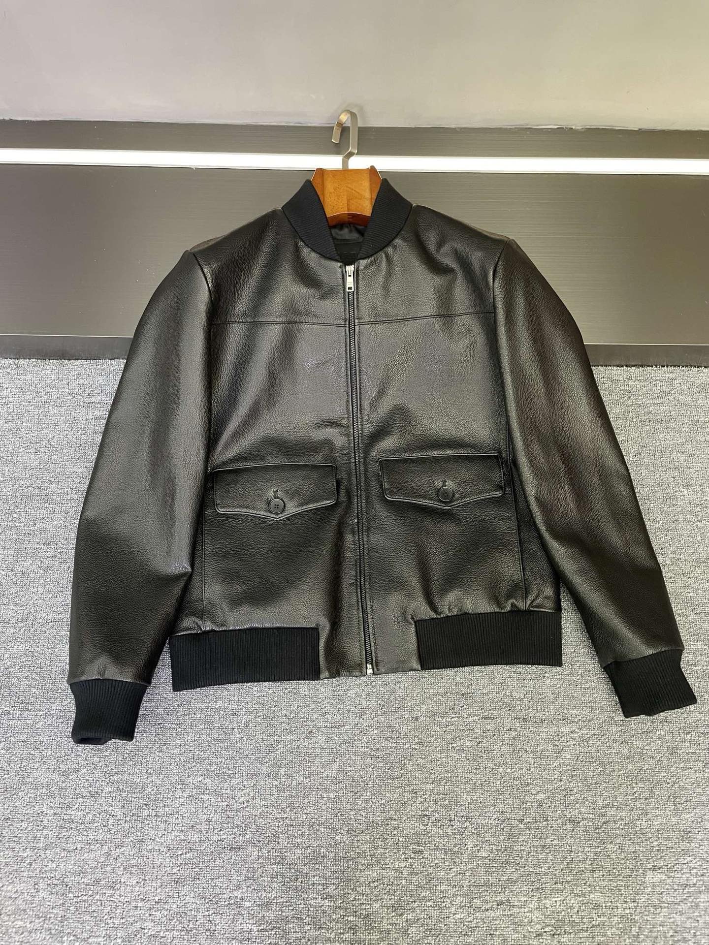 NO:772612,Prada finally allowed me to find the “clip” of my dreams!   Who knows, my family, I wanted to find a handsome and practical men's jacket this autumn and winter. I looked at countless styles until I came across Prada's 2026 spring and summer new cowhide jacket, and I was immediately attracted to it!   It is made of Spanish first-layer black calfskin, with a pebbled texture that feels great to the touch. It is easy to care for daily and is wear-resistant and durable. There is no need to worry about it being easily 'injured'. The simple baseball collar design is casual without losing the sense of loss. Put it on and your aura will instantly increase. Whether you are gathering with brothers or commuting in the workplace, it is perfectly suitable.  What I like most is its multifunctional side insert pocket with flap. Not only can it hold small items such as mobile phones and wallets, the flap design also adds a sense of refinement. It is very convenient to put and take things. It is practical and full of practicality. The details show the brand’s intentions. When you go out with this jacket, you will turn heads very quickly and feel like you are walking with wind. If you are also looking for a treasure jacket for autumn and winter, really close your eyes and rush for this one. Believe me, you will not be able to put it down!   Size 48-56,,prada,prada,wallets,jackets & coats,cowhide,Top Customize119860909Prada 终于让我找到梦中情“夹”！  家人们谁懂啊,今年秋冬就想找一件既帅又实用的男士夹克,看了无数款,直到遇见普拉达2026春夏新款牛皮夹克,直接被拿捏！  它精选西班牙头层黑色小牛皮,荔枝纹质感满满,摸起来超有手感,日常打理也省心,耐磨又耐造,完全不用担心它会轻易“受伤”.简约棒球领设计,休闲又不失利落感,穿上它,瞬间气场提升,不管是和兄弟聚会还是职场通勤,都适配度拉满.  我最喜欢的还是它的多功能侧插加揭盖口袋,不仅能装下手机、钱包这些小物件,揭盖的设计还多了一份精致感,放东西、拿东西都很方便,实用性直接拉满,而且细节之处尽显品牌的用心.  穿上这件夹克出门,回头率超高,感觉自己走路都带风.如果你们也在寻觅一件秋冬的宝藏夹克,真的闭眼冲这件,相信我,你一定会爱不释手！  码数48-56,,prada,prada,wallets,jackets & coats,cowhide,Top Customize1,Men's clothing