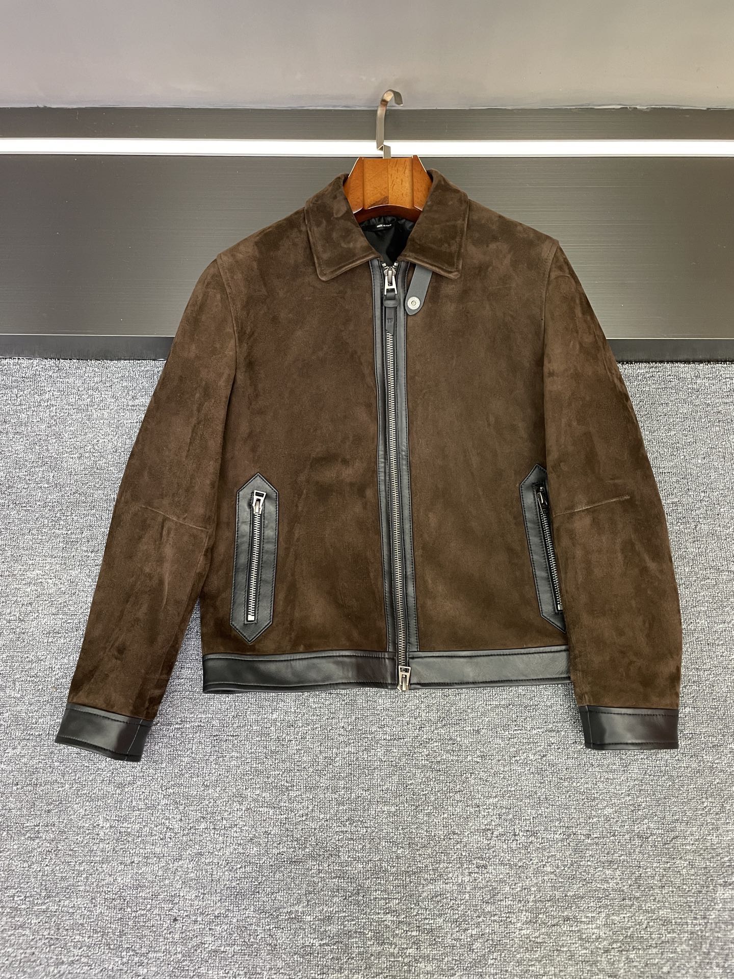 NO:772578,Tom Ford TF2026 spring and summer style | Brown-toned sheepskin jacket is a man who knows texture very well. The Tom Ford 2026 men's jacket has hit the mark on aesthetics!  This is the high-end quality item that mature men should have. The brown suede sheepskin imported from New Zealand is really unique. It has a delicate and soft touch, with the warm luster of natural leather. If you look closely, you can see the faint natural texture, which makes it feel expensive. Wear it out in autumn and winter, and it will have a low-key high-end atmosphere when the wind blows, and it will not feel cheap at all.  The most eye-catching thing is the detailed design - the black glossy sheepskin binding on the placket, cuffs and hem seems to add a finishing touch to the warm brown tone. The collision of the two leathers not only gives a sense of layering, but also quietly modifies the body line. It is neat and not stiff, and is suitable for commuting or dating.  Matching is not difficult either. Wear a white turtleneck sweater + dark trousers to create a calm business style. Change to a denim shirt and casual trousers to become a lazy man. You can wear 'effortlessly fashionable' in any outfit. A classic style that can be worn for many years, the texture and design are all about aesthetics. Size 48-56,, tom ford, tom ford, jackets & coats, shirts, sheepskin, Top Customize119860909汤姆福特 TF2026春夏封神款｜棕调羊皮外套太懂质感男 被Tom Ford 2026男士外套狠狠戳中审美！这才是成熟男性该有的高阶质感单品 精选新西兰进口棕色反绒羊皮是真的绝,上手是那种细腻软糯的触感,带着天然皮料的温润光泽,凑近看还能瞥见淡淡的自然纹路,贵价感直接拉满.秋冬穿它出门,风一吹都是低调的高级气息,完全不会有廉价感. 最戳人的是细节设计——门襟、袖口和下摆的黑色亮面羊皮包边,像给温暖棕调加了点睛之笔.两种皮质的碰撞既有层次感,又悄悄修饰了身形线条,利落又不生硬,通勤或约会穿都适配. 搭配也没难度,内搭白色高领针织衫+深色西裤就是沉稳商务风,换件牛仔衬衫配休闲裤又变慵懒型男,随便一套都能穿出“毫不费力的时髦”. 一件能穿很多年的经典款,质感和设计都长在审美点上. 码数48-56,,tom ford,tom ford,jackets & coats,shirts,sheepskin,Top Customize1,Men's clothing