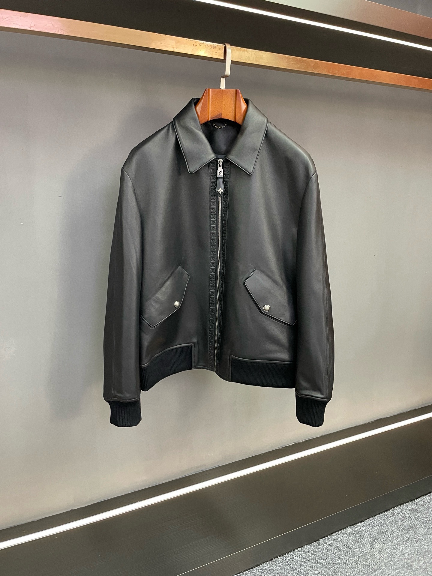 NO:772584,LV Louis Vuitton's new 2026 spring and summer men's sheepskin jacket is an ingenious fusion of the classic silhouette and brand DNA. Louis Vuitton's 2026 spring and summer series once again presents a masterpiece of men's clothing. The new sheepskin jacket uses excellent materials and iconic design to interpret the brand's inheritance and innovation of classic aesthetics, creating a must-have autumn and winter item for contemporary men with both texture and style.  This jacket is carefully crafted from sheepskin imported from New Zealand. The leather is fine and pliable, with a warm and mellow touch. It has a stiff shape and a comfortable wearing experience. It can still maintain a good texture after time, showing the durability and sophistication of high-end leather goods. The classic lapel shape is a timeless design language that not only makes the body neat and upright, but also has strong scene adaptability. It can show calmness whether it is daily commuting or social occasions.  The details show the brand's ingenuity. The LV Logo embossing process on the placket seamlessly integrates the brand's classic elements with practical design. The embossed pattern is clear and three-dimensional but not ostentatious, and the brand recognition is naturally revealed in the flow of light and shadow. It avoids exaggerated decoration and gives the single product a unique identity, highlighting its extraordinary style in a low-key manner.  From material selection to craftsmanship, this sheepskin jacket always follows Louis Vuitton's century-old clothing standards, perfectly balancing functionality and aesthetic value. Paired with casual pants, it can create a casual and free daily style, while paired with trousers, it can present a calm and elegant business image. It is an autumn and winter textured choice that can cross style boundaries and is both practical and collectible. Size 48-56.,,louis vuitton,louis vuitton,jackets &  coats,sheepskin,Top Customize119860909LV 路易威登2026春夏新款男士羊皮外套经典廓形与品牌基因的匠心融合 路易威登 2026春夏系列再献男士着装佳作,全新羊皮外套以卓越材质与标志性设计,诠释品牌对经典美学的传承与创新,为当代男士打造兼具质感与格调的秋冬必备单品. 该外套甄选新西兰进口羊皮精心打造,皮质细腻柔韧,触感温润醇厚,兼具挺括版型与舒适穿着体验,历经时光沉淀仍能保持良好质感,尽显高端皮具的耐用与精致.经典翻领版型作为永不过时的设计语言,既衬得身形利落挺拔,又具备极强的场景适配性,无论是日常通勤还是社交场合,皆能展现从容气度. 细节之处更显品牌巧思,门襟处贯穿式LV Logo压花工艺,将品牌经典元素与实用设计无缝融合——压花纹路清晰立体却不张扬,在光影流转间自然流露品牌辨识度,既避免了浮夸装饰,又赋予单品独特的身份标识,于低调中彰显不凡格调. 从材质甄选到工艺打磨,这款羊皮外套始终遵循路易威登百年制衣标准,将功能性与美学价值完美平衡.搭配休闲裤可营造随性洒脱的日常风格,配以西裤则呈现沉稳雅致的商务形象,是一件能够跨越风格界限、兼具实用与收藏意义的秋冬质感之选. 码数48-56.,,louis vuitton,louis vuitton,jackets & coats,sheepskin,Top Customize1,Men's clothing