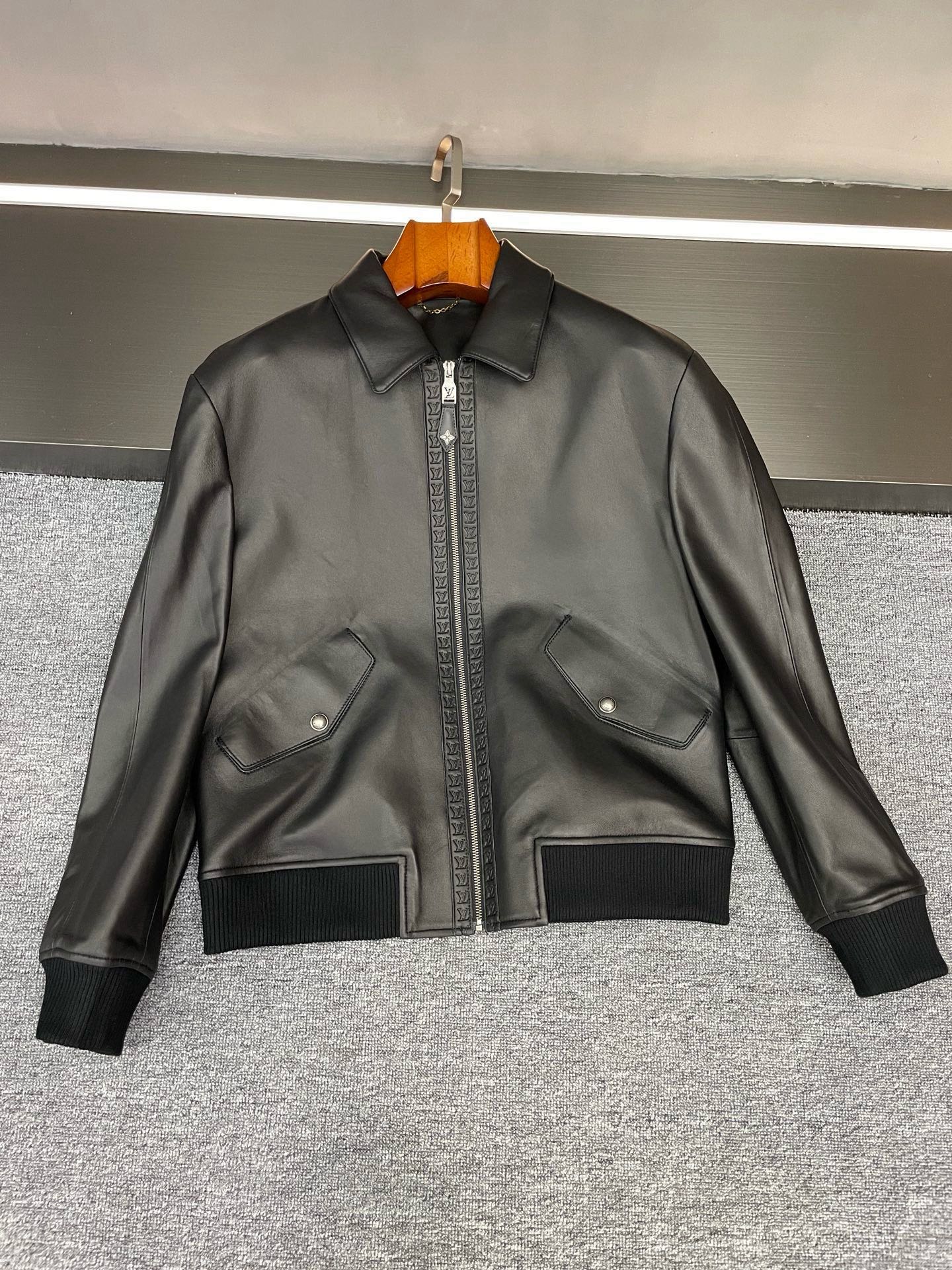 NO:772589,This LV sheepskin jacket is the 'classic answer' to autumn and winter style~ In Louis Vuitton's 2026 spring and summer men's new style, this sheepskin jacket hides reassuring sophistication - it does not pursue exaggerated design, but uses materials and details to perfectly interpret the principle of 'classics never go out of style.'  The selected sheepskin imported from New Zealand has a delicate and soft texture that is within reach, yet has firm muscles. You can feel the warm and moist luster of the leather to the touch. There is no unnecessary modification, but it has a low-key nobility. The fit and comfort when wearing it hide the brand's extreme pickiness with materials.  The classic lapel style is a choice that can never go wrong. It doesn’t matter your body shape or occasion. The right curvature of the collar angle can not only accentuate the neat line of the neck without feeling tight, it can be worn open every day to reveal the looseness of the inner wear. Buttoned up, it is more stable. It can be easily held whether commuting or dating. The most amazing thing is the LV that runs through the placket.  Logo embossing is not a straightforward imprint, but a delicate craftsmanship integrated into the lines of the body. It is looming as the placket opens and closes, like a little easter egg hidden in a classic. Those who know it can get the unobtrusive recognition at a glance.  Boys can wear it with jeans for a casual and fashionable look, and with dark trousers they can wear it with light business sophistication. Even layered coats can be used as interior highlights. This kind of design that makes 'classic' with details and hides 'texture' in daily life is probably what fascinates LV ~ Friends who like low-key classic styles, you may wish to pay more attention ~ Size 48-56, louis vuitton, louis vuitton, jeans, jackets &  coats,sheepskin,Top Customize119860909这件LV羊皮外套,是秋冬型格的「经典答案」～ 路易威登2026春夏男士新款里,这件羊皮外套藏着让人安心的精致——它不追逐浮夸设计,却用材质与细节,把「经典永不过时」的道理诠释得恰到好处. 精选的新西兰进口羊皮,是触手可及的质感细腻柔软却带着挺括的筋骨,摸上去能感受到皮质的温润光泽,没有多余修饰,却自带低调的贵气,上身时的贴合感与舒适感,藏着品牌对材质的极致挑剔. 经典翻领版型是永不出错的选择,不挑身形也不挑场合,恰到好处的领角弧度,既能衬得颈部线条利落,又不会有紧绷感,日常敞开穿露出内搭显松弛,扣起扣子又多了份沉稳,不管是通勤还是约会都能轻松hold住. 最让人惊艳的是门襟处贯穿的LV Logo压花,不是直白的印刻,而是融入衣身线条的细腻工艺,随着门襟的开合若隐若现,像藏在经典里的小彩蛋,懂的人一眼就能get到那份不张扬的辨识度. 男生穿它,搭牛仔裤是随性的时髦感,配深色西裤又能穿出轻商务的精致,甚至叠穿大衣也能作为内搭亮点.这种把「经典」做得有细节,把「质感」藏在日常里的设计,大概就是LV让人着迷的地方吧～ 喜欢低调经典款的朋友,不妨多留意一眼呀～ 码数 48-56,,louis vuitton,louis vuitton,jeans,jackets & coats,sheepskin,Top Customize1,Men's clothing