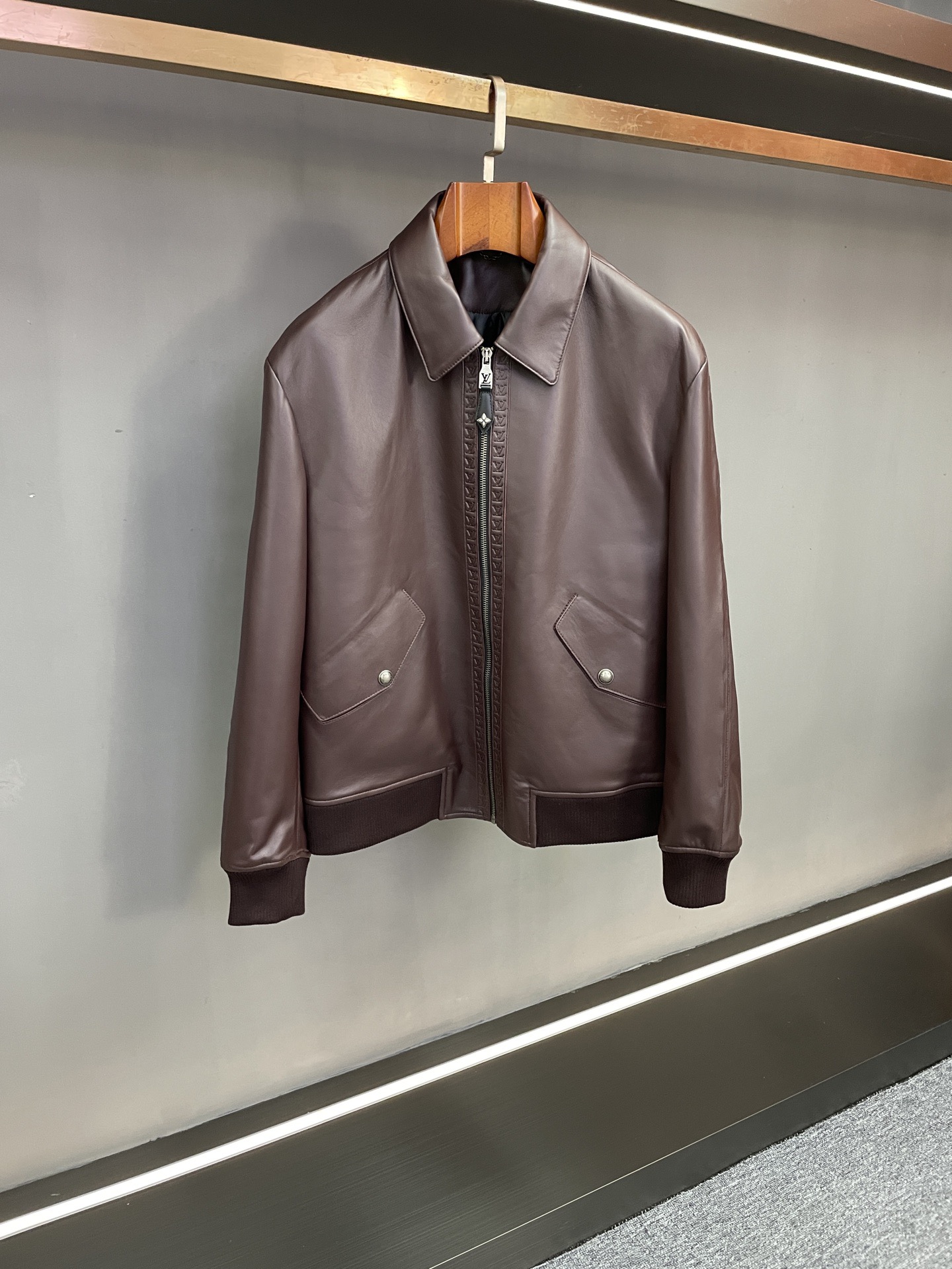 NO:772594,LV Louis Vuitton's new 2026 spring and summer men's sheepskin jacket is an ingenious fusion of the classic silhouette and brand DNA. Louis Vuitton's 2026 spring and summer series once again presents a masterpiece of men's clothing. The new sheepskin jacket uses excellent materials and iconic design to interpret the brand's inheritance and innovation of classic aesthetics, creating a must-have autumn and winter item for contemporary men with both texture and style.  This jacket is carefully crafted from sheepskin imported from New Zealand. The leather is fine and pliable, with a warm and mellow touch. It has a stiff shape and a comfortable wearing experience. It can still maintain a good texture after time, showing the durability and sophistication of high-end leather goods. The classic lapel shape is a timeless design language that not only makes the body neat and upright, but also has strong scene adaptability. It can show calmness whether it is daily commuting or social occasions.  The details show the brand's ingenuity. The LV Logo embossing process on the placket seamlessly integrates the brand's classic elements with practical design. The embossed pattern is clear and three-dimensional but not ostentatious, and the brand recognition is naturally revealed in the flow of light and shadow. It avoids exaggerated decoration and gives the single product a unique identity, highlighting its extraordinary style in a low-key manner.  From material selection to craftsmanship, this sheepskin jacket always follows Louis Vuitton's century-old clothing standards, perfectly balancing functionality and aesthetic value. Paired with casual pants, it can create a casual and free daily style, while paired with trousers, it can present a calm and elegant business image. It is an autumn and winter textured choice that can cross style boundaries and is both practical and collectible. Size 48-56.,,louis vuitton,louis vuitton,jackets &  coats,sheepskin,Top Customize119860909LV 路易威登2026春夏新款男士羊皮外套经典廓形与品牌基因的匠心融合 路易威登 2026春夏系列再献男士着装佳作,全新羊皮外套以卓越材质与标志性设计,诠释品牌对经典美学的传承与创新,为当代男士打造兼具质感与格调的秋冬必备单品. 该外套甄选新西兰进口羊皮精心打造,皮质细腻柔韧,触感温润醇厚,兼具挺括版型与舒适穿着体验,历经时光沉淀仍能保持良好质感,尽显高端皮具的耐用与精致.经典翻领版型作为永不过时的设计语言,既衬得身形利落挺拔,又具备极强的场景适配性,无论是日常通勤还是社交场合,皆能展现从容气度. 细节之处更显品牌巧思,门襟处贯穿式LV Logo压花工艺,将品牌经典元素与实用设计无缝融合——压花纹路清晰立体却不张扬,在光影流转间自然流露品牌辨识度,既避免了浮夸装饰,又赋予单品独特的身份标识,于低调中彰显不凡格调. 从材质甄选到工艺打磨,这款羊皮外套始终遵循路易威登百年制衣标准,将功能性与美学价值完美平衡.搭配休闲裤可营造随性洒脱的日常风格,配以西裤则呈现沉稳雅致的商务形象,是一件能够跨越风格界限、兼具实用与收藏意义的秋冬质感之选. 码数48-56.,,louis vuitton,louis vuitton,jackets & coats,sheepskin,Top Customize1,Men's clothing