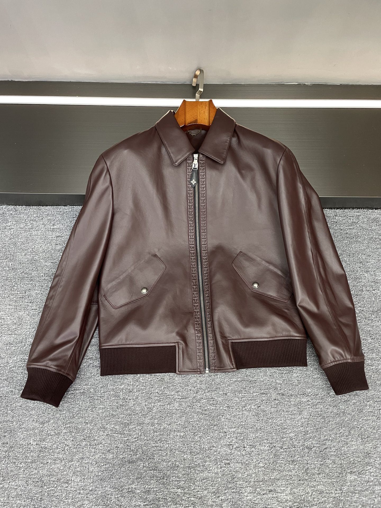 NO:772599,This LV sheepskin jacket is the 'classic answer' to autumn and winter style~ In Louis Vuitton's 2026 spring and summer men's new style, this sheepskin jacket hides reassuring sophistication - it does not pursue exaggerated design, but uses materials and details to perfectly interpret the principle of 'classics never go out of style.'  The selected sheepskin imported from New Zealand has a delicate and soft texture that is within reach, yet has firm muscles. You can feel the warm and moist luster of the leather to the touch. There is no unnecessary modification, but it has a low-key nobility. The fit and comfort when wearing it hide the brand's extreme pickiness with materials.  The classic lapel style is a choice that can never go wrong. It doesn’t matter your body shape or occasion. The right curvature of the collar angle can not only accentuate the neat line of the neck without feeling tight, it can be worn open every day to reveal the looseness of the inner wear. Buttoned up, it is more stable. It can be easily held whether commuting or dating. The most amazing thing is the LV that runs through the placket.  Logo embossing is not a straightforward imprint, but a delicate craftsmanship integrated into the lines of the body. It is looming as the placket opens and closes, like a little easter egg hidden in a classic. Those who know it can get the unobtrusive recognition at a glance.  Boys can wear it with jeans for a casual and fashionable look, and with dark trousers they can wear it with light business sophistication. Even layered coats can be used as interior highlights. This kind of design that makes 'classic' with details and hides 'texture' in daily life is probably what fascinates LV ~ Friends who like low-key classic styles, you may wish to pay more attention ~ Size 48-56, louis vuitton, louis vuitton, jeans, jackets &  coats,sheepskin,Top Customize119860909这件LV羊皮外套,是秋冬型格的「经典答案」～ 路易威登2026春夏男士新款里,这件羊皮外套藏着让人安心的精致——它不追逐浮夸设计,却用材质与细节,把「经典永不过时」的道理诠释得恰到好处. 精选的新西兰进口羊皮,是触手可及的质感细腻柔软却带着挺括的筋骨,摸上去能感受到皮质的温润光泽,没有多余修饰,却自带低调的贵气,上身时的贴合感与舒适感,藏着品牌对材质的极致挑剔. 经典翻领版型是永不出错的选择,不挑身形也不挑场合,恰到好处的领角弧度,既能衬得颈部线条利落,又不会有紧绷感,日常敞开穿露出内搭显松弛,扣起扣子又多了份沉稳,不管是通勤还是约会都能轻松hold住. 最让人惊艳的是门襟处贯穿的LV Logo压花,不是直白的印刻,而是融入衣身线条的细腻工艺,随着门襟的开合若隐若现,像藏在经典里的小彩蛋,懂的人一眼就能get到那份不张扬的辨识度. 男生穿它,搭牛仔裤是随性的时髦感,配深色西裤又能穿出轻商务的精致,甚至叠穿大衣也能作为内搭亮点.这种把「经典」做得有细节,把「质感」藏在日常里的设计,大概就是LV让人着迷的地方吧～ 喜欢低调经典款的朋友,不妨多留意一眼呀～ 码数 48-56,,louis vuitton,louis vuitton,jeans,jackets & coats,sheepskin,Top Customize1,Men's clothing