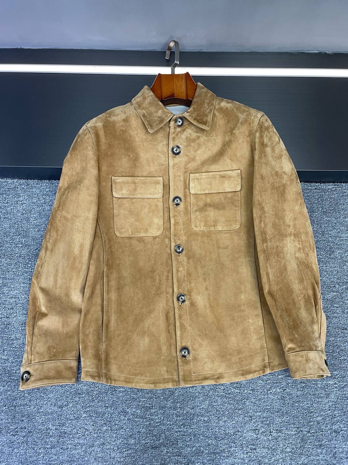 NO:772609,Old Money Style Leather Jacket Sample | Nuoyoupanya LP welds texture onto the body. The ultimate answer to choosing a leather jacket in autumn and winter has been found!  Once you put on the 2026 new model of Nuoyou Panya, you will understand how charming the old money style's 'nobility is hidden in the details' is.  The material directly sets the tone and high-end feel - the brown suede sheepskin imported from New Zealand is selected. The suede is as fine as velvet blown by the evening breeze. It is soft on the hand but has firm muscles. It has a warm matte color under natural light, and a 'writing effect' that leaves temporary marks when lightly swiped with fingers. Every inch of it says 'real material'. This kind of good leather has a taste as time goes by, and the folds are filled with the calmness of time.  The essence of old money style is hidden in the details. The classic silhouette is neat and not sluggish. The shoulder line just flatters the body shape and does not feel bloated at all. The double-pull design is practical and layered, and it is casually elegant when putting it on and taking it off. The most eye-catching thing is the linen lining. The natural material has its own breathability. No matter how long you wear it in autumn and winter, you will not feel sweaty. The instant comfort against the skin is far better than ordinary linings.  There is no exaggerated logo, it all depends on the material and tailoring - this is the core of the old money style, which is noble but not revealing. Pair it with a white shirt and you will become an urban elite. Pair it with denim and you will instantly become a retro man. One piece can be worn for several years and will never go out of style every season. For autumn and winter, the texture is decent, and this leather jacket directly gives it the size M-3XL, loro piana, shirts, leather jacket, sheepskin, Top Customize119860909老钱风皮衣范本｜诺优翩雅 LP这件把质感焊在身上 秋冬选皮衣的终极答案找到了！诺优翩雅2026新款一上身,才懂老钱风的“贵气藏于细节”有多迷人. 材质直接定调高级感——精选新西兰进口棕色反绒羊皮,绒面细腻得像被晚风拂过的天鹅绒,上手软乎乎却自带挺括筋骨.自然光下是温润的哑光色泽,手指轻划会留下暂时痕迹的“写字效应”,每一寸都在说“真材实料”.这种好皮子越穿越有味道,褶皱里都是时光沉淀的从容. 老钱风的精髓藏在细节里经典版型利落不拖沓,肩线刚好修饰身形,完全没有臃肿感.双拉头设计实用又显层次,穿脱间都是不经意的优雅.最戳人的是亚麻内里,天然材质自带透气属性,秋冬穿再久也不会闷汗,贴肤瞬间的舒适感远超普通内衬. 没有夸张logo,全靠材质和剪裁说话——这正是老钱风的核心贵气但不露声色.搭配白衬衫是都市精英,配牛仔单品秒变复古型男,一件能穿好几年,每一季拿出来都不过时. 秋冬的质感体面,这件皮衣直接给足了 码数M-3XL,,loro piana,shirts,leather jacket,sheepskin,Top Customize1,Men's clothing