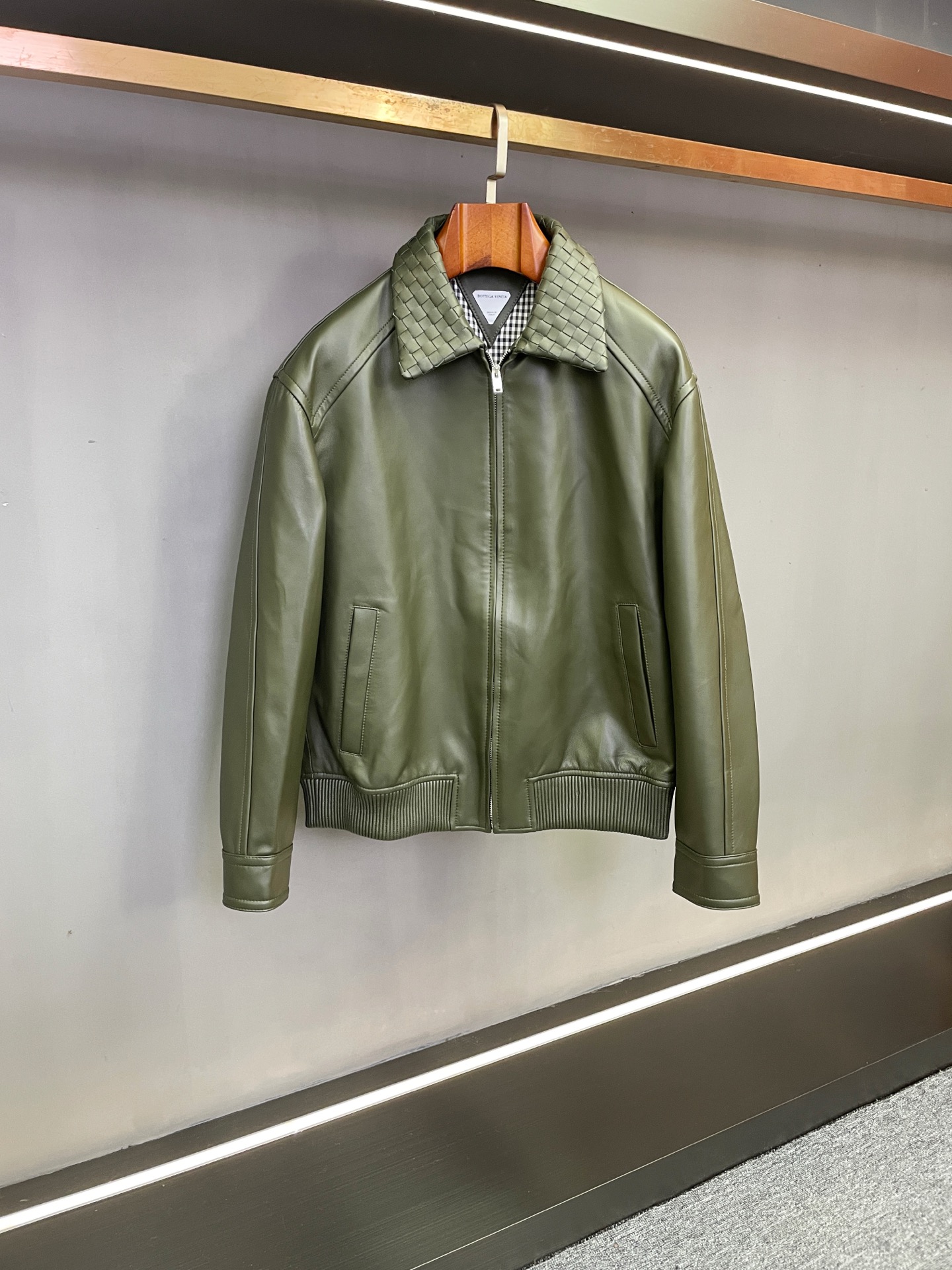 NO:772631,BV Bottega Veneta's 2026 Spring and Summer Men's Sheepskin Jacket Woven the Warm Style at the Neck When the cold winds of autumn and winter begin, a coat with both texture and style is the foundation of style and a warm armor. Bottega Veneta's 2026 Spring and Summer Men's New Sheepskin Jacket uses craftsmanship as its pen to weave warmth and style into every inch of the texture.  The body made of selected New Zealand sheepskin hides the luxury and comfort at your fingertips - your fingertips are soft and waxy like clouds, and when it fits the skin, you can feel the breathable warmth of the natural material. It is both light and warm, allowing autumn and winter wear to say goodbye to heavy constraints. The finely tanned leather has a warm and moist luster, and as time goes by, it will smudge out the texture mark that is unique to the owner.  The ingenuity of the design is hidden in the most eye-catching woven collar. Inheriting the essence of the brand's iconic intrecciato weaving, craftsmen interweave the leather strips with delicate techniques. Every inch of the texture carries the heritage of traditional Italian craftsmanship, becoming a low-key but highly recognizable visual code. No unnecessary decoration, this handmade warmth has interpreted the true meaning of 'low-key luxury'. A good coat is an investment that travels through the seasons. BV  The 2026 spring and summer men's sheepskin jacket is based on material and craftsmanship, making every wear a comment on quality life. Size 48-56,,bottega veneta,bottega veneta,jackets & coats,sheepskin,Top Customize119860909BV 葆蝶家2026春夏男士羊皮外套编织颈间的温暖格调 当秋冬寒风渐起,一件兼具质感与风格的外套,是型格的底气,更是温暖的铠甲.葆蝶家2026春夏男士新款羊皮外套,以匠艺为笔,将温暖与格调织进每一寸肌理. 精选新西兰羊皮打造的衣身,藏着触手可及的奢适——指尖抚过是如云朵般的软糯,贴合肌肤时又能感知天然材质的透气暖意,兼顾轻盈与保暖,让秋冬穿搭告别厚重束缚.经过细腻鞣制的皮革自带温润光泽,随着穿着与时光沉淀,更会晕染出独属于主人的质感印记. 设计的巧思,藏在最醒目的编织领子中.传承品牌标志性的Intrecciato编织精髓,工匠以细腻手法将皮革条交错织就,每一寸纹理都承载着意大利传统工艺的底蕴,成为低调却极具辨识度的视觉密码.无需多余装饰,这份手工温度便已诠释“低调奢华”的真义. 一件好外套,是穿越季节的投资.BV 2026春夏男士羊皮外套,以材质为基、以工艺为魂,让每一次穿着都成为质感生活的注解. 码数 48-56,,bottega veneta,bottega veneta,jackets & coats,sheepskin,Top Customize1,Men's clothing