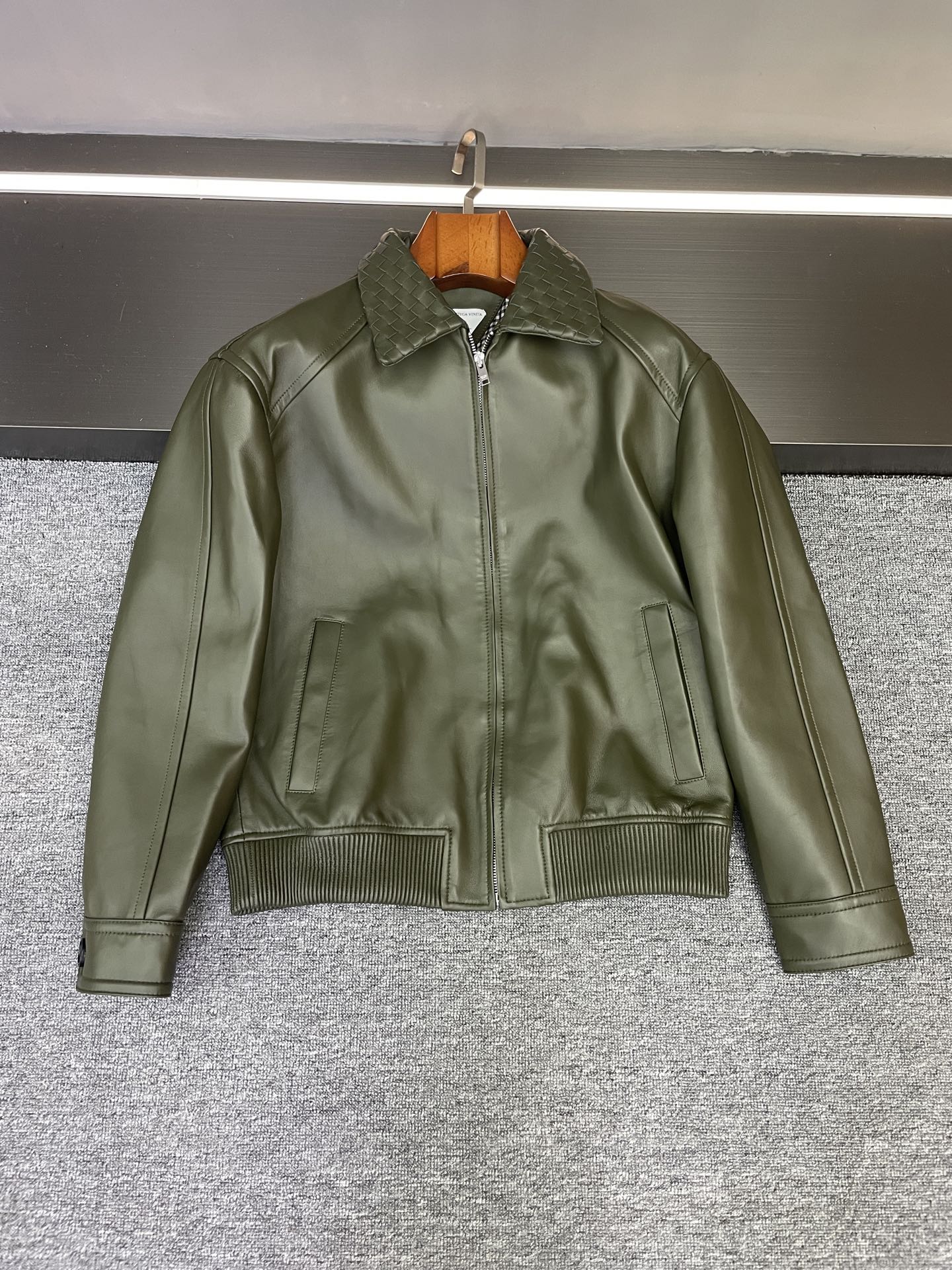NO:773260,This Bottega Veneta BV jacket is so beautiful that I am speechless!  The autumn and winter atmosphere is perfect. The 2026 Bottega Veneta new lapel jacket for autumn and winter. As soon as you put it on, you will be asked for the link. This appearance is really resistant to attack.  The beauty of the minimalist style is all hidden in the details. The top-grade imported lambskin is selected, which feels as soft and waxy as clouds, but has just the right sense of stiffness - the minimalist style requires this kind of exquisite leather to stand up to scrutiny. Viewed under natural light, the leather's delicate luster is amazing, and it is low-key and elegant.  What strikes me the most is the hand-woven design of the collar. It is more ingenious than ordinary lapels. It is not ostentatious but makes people can’t help but take a second look. The three-dimensional tailoring is very girl-friendly. The shape is just right, not tight, and can quietly outline neat lines, making you slim and energetic in one step~  The lining is custom-made from the original, with a delicate and skin-friendly texture; the original hardware used for the zipper, the smoothness when closing, and the attention to detail are satisfying. Being able to achieve 'simplicity' is not simple, it must rely on this craftsmanship of excellence. If you want to wear a low-key and high-end texture in autumn and winter, this BV sheepskin leather jacket can really be worn with your eyes closed. When you put it on, you will know the charm of 'simple but not simple'~ Size 48-56.,,bottega  veneta,bottega veneta,jackets & coats,leather jacket,sheepskin,Top Customize119860909被这件葆蝶家 BV夹克美到失语！秋冬氛围感拿捏了  2026葆蝶家秋冬新款翻领夹克,一上身就被追问链接,这颜值真的抗打  极简风的妙处,全在细节里藏着.选的是顶级进口小羊皮,摸上去像云朵般软糯,却带着恰到好处的挺括感——极简款式就得这种考究皮质才经得住推敲,自然光下看,皮料的细腻光泽感绝了,低调中透着贵气.  最戳我的是领子的手工编织设计,比普通翻领多了份巧思,不张扬却让人忍不住多看两眼.立体裁剪太懂女生了,版型修身得刚刚好,既不会紧绷,又能悄悄勾勒出利落线条,显瘦显精神一步到位～  里布是原版定制的,质感细腻亲肤；拉链用的原版五金,拉合时的顺滑感,细节控表示一本满足.能把“简约”做到不简单,靠的就是这份精益求精的工艺吧.  想在秋冬穿出低调又高级的质感,这件BV羊皮皮衣真的可以闭眼冲,穿上就知道什么叫“简约不简单”的魅力～  码数48-56.,,bottega veneta,bottega veneta,jackets & coats,leather jacket,sheepskin,Top Customize1,Men's clothing
