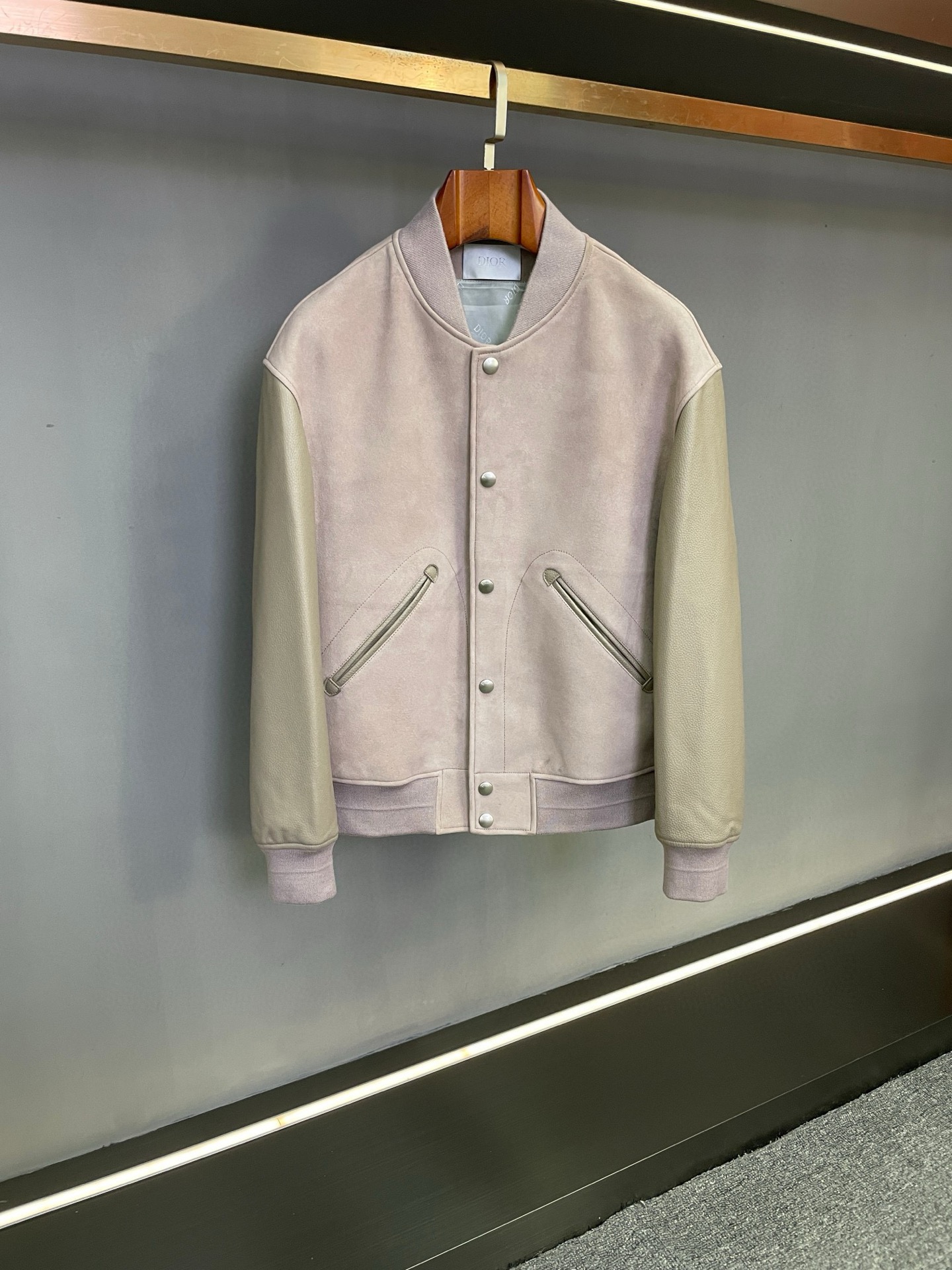 NO:772651,DIOR Dior's new 2026 spring and summer men's sheepskin baseball jersey redefines street trends. Dior 26's new men's sheepskin leather baseball jersey makes a shocking debut. It is not only a piece of clothing, but also a symbol of trend attitude. This baseball jersey is made of gray suede sheepskin as the main body, which is soft to the touch and unique in texture, showing low-key luxury. The sleeves are spliced with glossy gray sheepskin, and the collision of glossy and suede creates a strong visual contrast, adding a sense of layering and fashion to the overall look.  The back uses exquisite printing technology to present DIOR brand elements and the iconic monogram, highlighting the brand identity and easily becoming the focus no matter where you go. The interior is made of gray dior jacquard lining with exquisite jacquard patterns, and the details show the brand's ingenuity. It not only improves the comfort of wearing, but also shows the wearer's ultimate pursuit of quality.  Whether you are out on the street or participating in fashion events, Dior's baseball uniform can make you stand out and become a fashionista that attracts everyone's attention. Come to the Dior store to experience its unique charm in person and start your own fashion journey. Size M-3XL,, dior, dior, leather jacket, sheepskin, Top Customize119860909DIOR 迪奥2026春夏新款男士羊皮棒球服,重新定义街头潮流 Dior 26新款男士羊皮皮衣棒球服震撼登场,这不仅是一件衣服,更是潮流态度的象征.  这款棒球服采用灰色反绒羊皮打造主体,触感柔软且独具质感,尽显低调奢华.袖子拼接亮面灰色羊皮,亮面与反绒的碰撞,营造出强烈的视觉对比,为整体造型增添了层次感和时尚感 .  后背运用精湛的印花工艺呈现DIOR品牌元素,标志性的字母组合,彰显品牌身份,无论走到哪里都能轻松成为焦点.  内里选用灰色dior提花里布,精致的提花图案,细节之处尽显品牌的匠心独运.不仅提升了穿着的舒适度,更展现出穿着者对品质的极致追求.  无论是日常出街,还是参加时尚活动,迪奥这款棒球服都能让你脱颖而出,成为众人瞩目的时尚达人.快来迪奥门店,亲身感受它的独特魅力,开启属于你的时尚之旅. 码数 M-3XL,,dior,dior,leather jacket,sheepskin,Top Customize1,Men's clothing