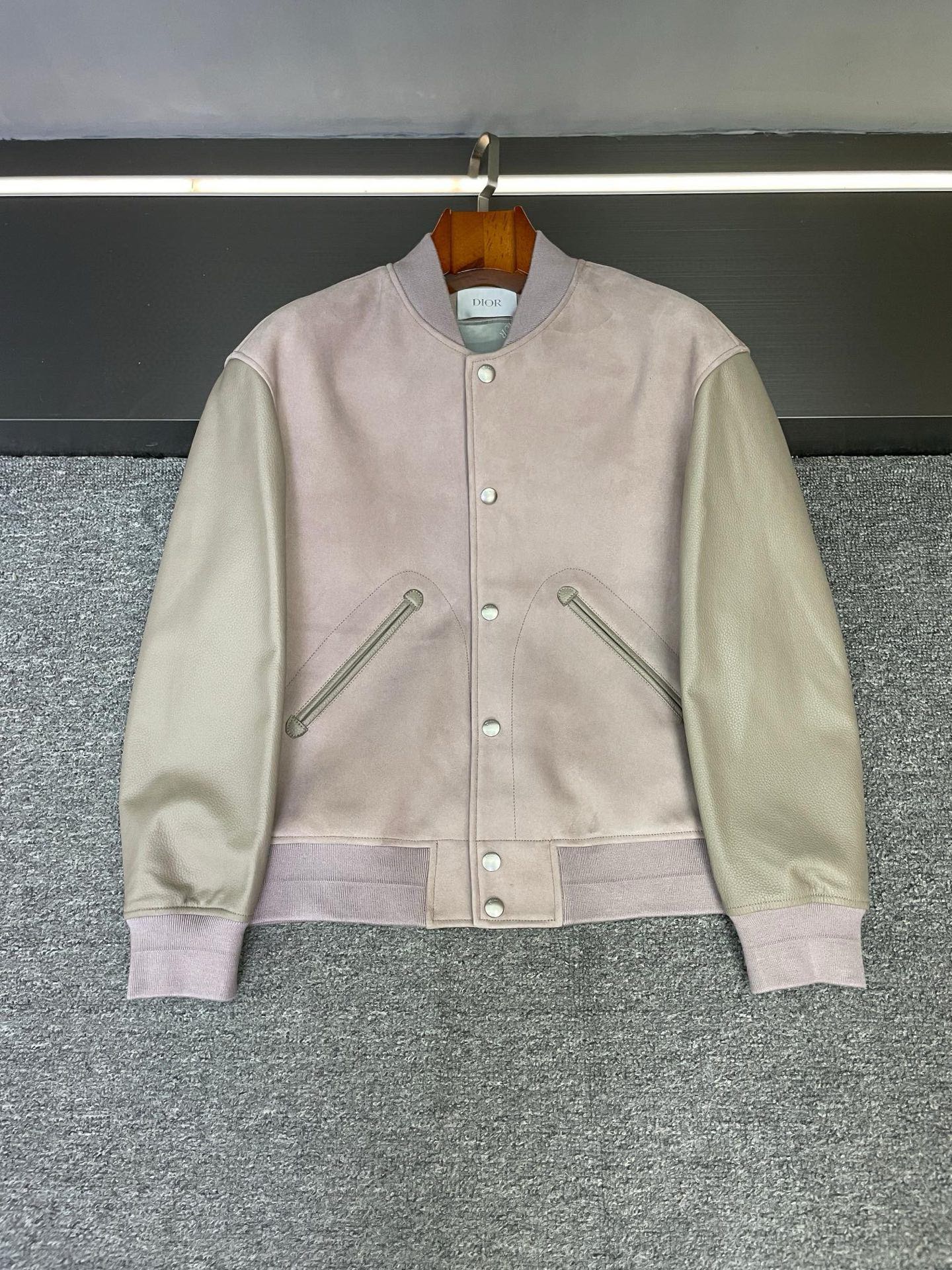 NO:773278,When the wind of autumn and winter comes quietly with a coolness, a Dior jacket that can take into account both temperature and style has become an urgent need for handsome men - and Dior's new spring and summer 2026 men's sheepskin baseball jacket is the one that makes you the center of attention in the crowd. Who can refuse the delicate texture of sheepskin?  The body of this baseball uniform is made of gray suede sheepskin. The upper hand is soft and grainy, as if the warm autumn sun is wrapped in the fabric. The bright gray sheepskin splicing of the sleeves seems to add a neat footnote to the overall look. The collision of matte and bright surfaces quietly adds a sense of layering, and there is indescribable sophistication hidden in the low-key.  The printing process on the back is the finishing touch. The classic DIOR brand elements are looming under the light and shadow. There is no excessive accumulation of logos, but it has a sense of 'knowledge' and a sense of luxury. It is the kind of calmness that 'I wear it for taste, not labels.' Even the gray Dior jacquard lining inside is hidden with careful thought. You can feel the delicate texture when it is applied to the skin, and every move and every move is wrapped in exquisite details.  Whether you wear it with jeans for a casual street look, or with trousers to unlock a light business model, it can be easily held up. Put it on on a cool morning and go out, which can not only resist the autumn wind, but also make you a 'wearable' model in the eyes of others every time you turn around. This autumn and winter, instead of filling your wardrobe with ordinary jackets, it is better to wear a Dior sheepskin baseball jacket, so that texture and style can become your most eye-catching business card.  Size 48-56,,dior,dior,jeans,jackets & coats,sheepskin,Top Customize119860909当秋冬的风带着凉意悄然而至,一件能兼顾温度与格调的迪奥外套便成了型男们的刚需——而迪奥2026春夏新款男士羊皮棒球服,就是那个让你在人群中自带焦点的存在.  谁能拒绝羊皮的细腻质感？这款棒球服的身子采用灰色反绒羊皮,上手是温软又带着颗粒感的温柔,仿佛把秋日的暖阳都裹进了面料里；而袖子的亮面灰色羊皮拼接,则像给整体造型加了一笔利落的注脚,哑光与亮面的碰撞,不动声色间就把层次感拉满,低调中藏着说不尽的精致.  后背的印花工艺更是点睛之笔,经典的DIOR品牌元素在光影下若隐若现,没有过分张扬的Logo堆砌,却自带“懂行”的高级感,是那种“我穿的是品味,不是标签”的从容.就连内里的灰色dior提花里布都藏着小心思,贴肤时能感受到细腻的纹路,举手投足间都是被精致细节包裹的愉悦.  无论是搭配牛仔裤穿出随性街头感,还是配西裤解锁轻商务模式,它都能轻松hold住.在微凉的清晨套上它出门,既能抵御秋风,又能让你在每一个转身时,都成为别人眼中“会穿”的范本.  这个秋冬,与其在衣柜里塞满平平无奇的外套,不如一件迪奥羊皮棒球服,让质感与格调,成为你最亮眼的名片. 码数48-56,,dior,dior,jeans,jackets & coats,sheepskin,Top Customize1,Men's clothing