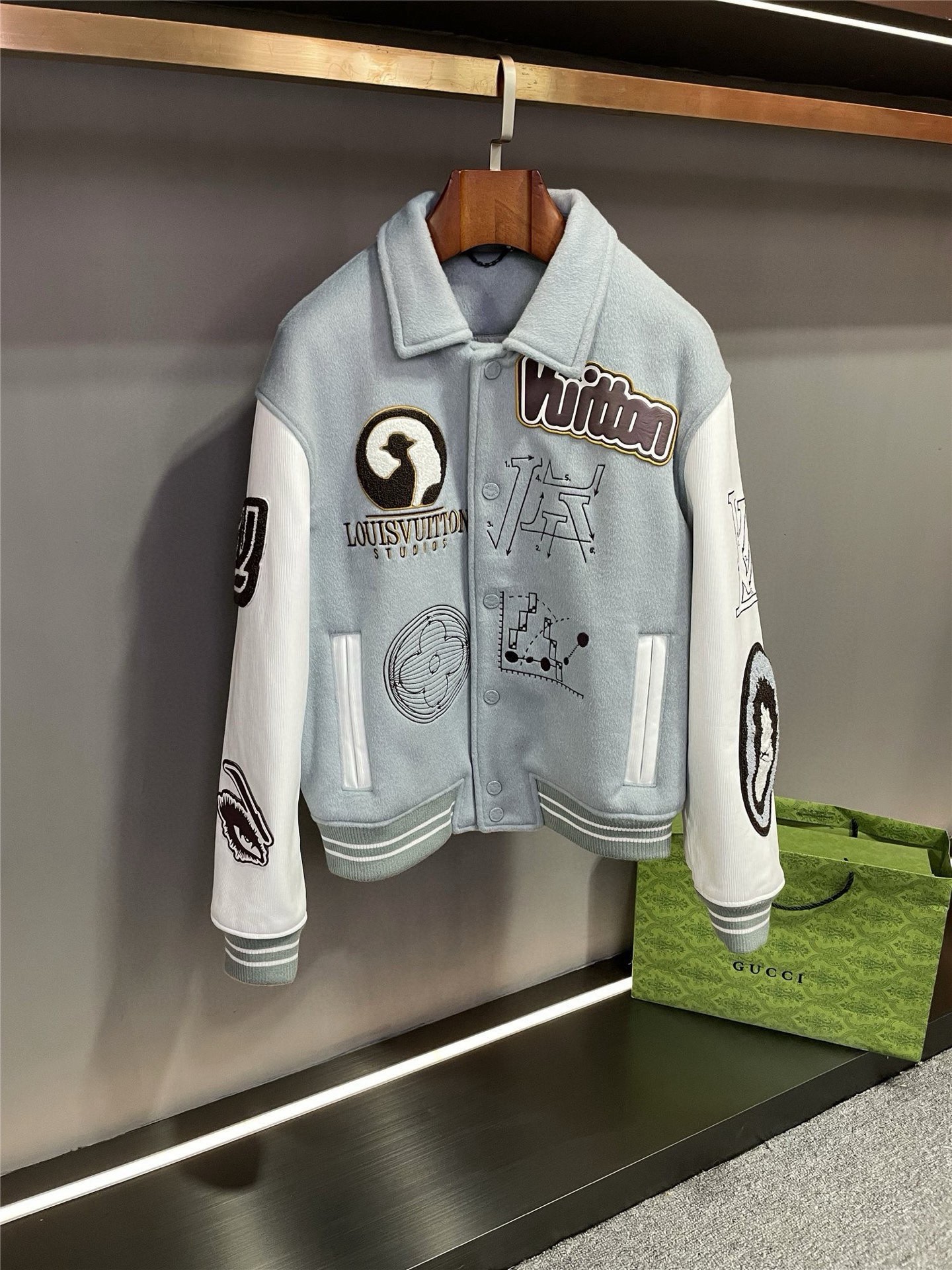 NO:772642,LV Louis Vuitton 2025 autumn and winter new cowhide baseball uniform leather jacket, same style for men and women. In the palace of fashion, Louis Vuitton has always led the trend with its excellent quality and innovative design. In the autumn and winter of 2025, the newly launched new baseball uniform once again demonstrates the extraordinary charm of the brand.  The main body of LV's baseball uniform is made of haze blue cashmere. The delicate touch and soft colors blend together, exuding an elegant and charming temperament. The white cowhide sleeves spliced with it not only form a sharp contrast in the material, but also add a luxurious texture and unique charm. The design of the back is even more original, with devil's eye embroidery and the brand LOGO.  The embroidery complements each other, and the exquisite and delicate craftsmanship shows the brand's exquisite skills and unique style. The large area of ​​brand embroidery and element LOGO embroidery are like stars, dazzling, and every detail tells Louis Vuitton's deep understanding and unremitting pursuit of fashion. Louis Vuitton's new 2025 autumn and winter baseball uniforms are the perfect fusion of fashion and quality, and are your best choice to show your extraordinary charm and unique taste in the autumn and winter.  Size 46-56,,louis vuitton,louis vuitton,leather jacket,cowhide,Top Customize119860909LV 路易威登 2025秋冬新品牛皮棒球服皮衣 男女同款 在时尚的殿堂中,路易威登 始终以其卓越的品质和创新的设计引领潮流.2025 年秋冬,全新推出的新款棒球服再次彰显了品牌的非凡魅力.  LV这款棒球服的主体采用了雾霾蓝羊绒材质,细腻的触感与柔和的色彩相互交融,散发出优雅而迷人的气质.与之拼接的白色牛皮袖子,不仅在材质上形成鲜明对比,更增添了一份奢华质感与独特韵味.  而后背的设计更是独具匠心,恶魔之眼绣花与品牌 LOGO 刺绣相互辉映,精致细腻的工艺展现出品牌的精湛技艺与独特风格.满身大面积的品牌绣章和元素 LOGO 绣花,犹如繁星点缀,璀璨夺目,每一处细节都诉说着路易威登对时尚的深刻理解和不懈追求.  路易威登 2025 年秋冬新款棒球服,是时尚与品质的完美融合,是您在秋冬季节展现非凡魅力与独特品味的不二之选. 码数46-56,,louis vuitton,louis vuitton,leather jacket,cowhide,Top Customize1,Men's clothing