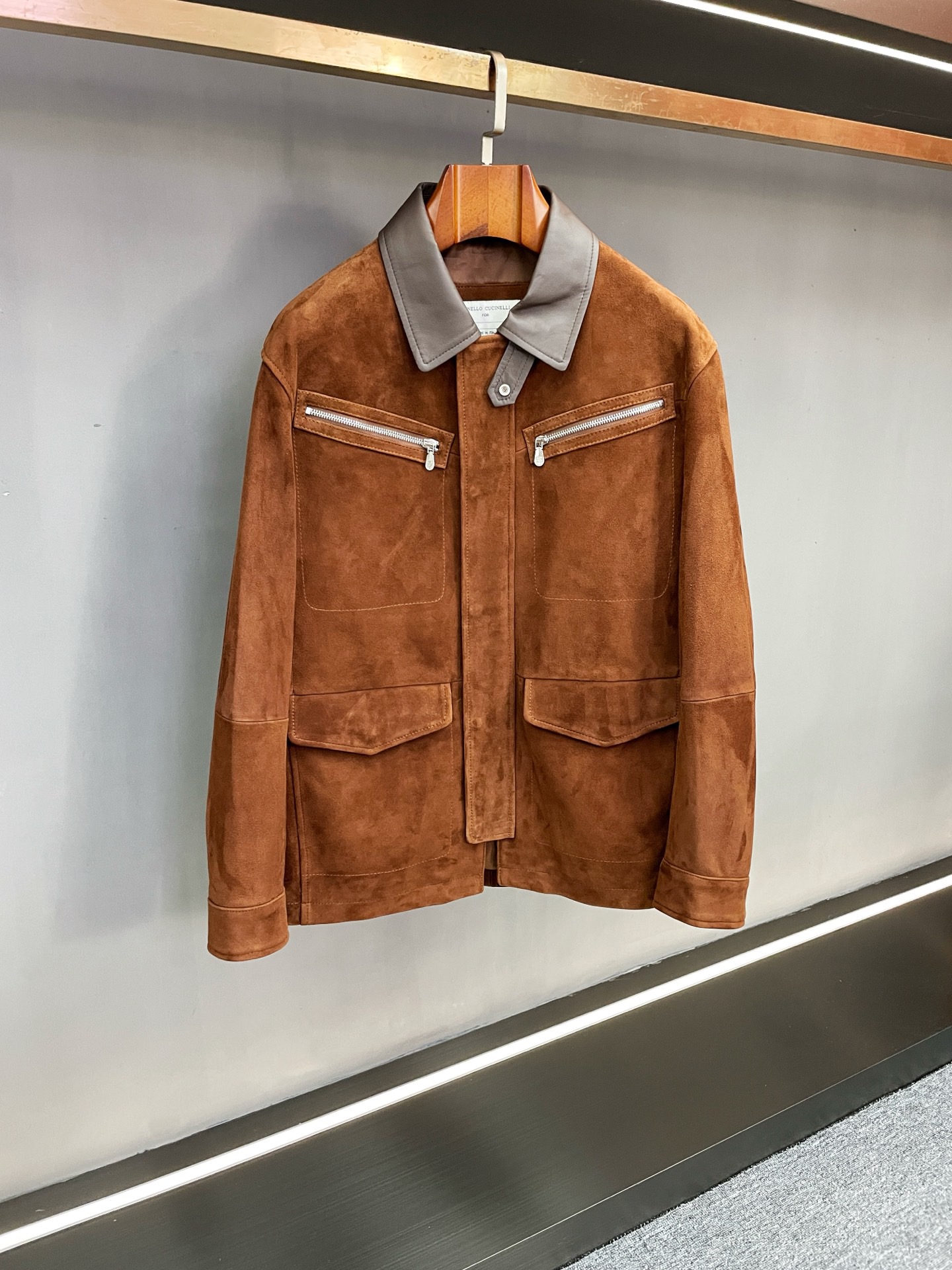 NO:773323,Brunello Cucinelli 2026 Men's Sheepskin Coat is a fusion of Italian luxury and practical aesthetics. As a synonym for 'low-key luxury', Brunello Cucinelli presents another masterpiece in the 2026 spring and summer series, launching a men's mid-length sheepskin coat. It uses top-quality materials and classic silhouettes to interpret the textured wardrobe philosophy of mature men.  The material selection continues the brand's consistent standards of excellence. The main body of the BC coat is made of brown suede sheepskin imported from New Zealand. It has a delicate and warm touch and a natural grain texture. As it is worn over time, it can form a unique retro luster and wear mark. The collar is cleverly spliced with black glossy sheepskin, and the collision of matte and glossy materials creates a distinct visual hierarchy. It not only retains the luxury of fur, but also avoids exaggeration, and the details highlight the design ingenuity.  The silhouette adopts a classic hunting suit design. This silhouette is both functional and aura, and is known as the 'silent business card of mature men.' The mid-length cut is just right, covering the waistline to resist the cold wind, without appearing bulky and bulky, in line with the brand's exquisite tailoring technology.  , it can naturally accentuate your body proportions without shoulder pads. The functional design is also considerate. The two zipper pockets on the chest are neat and capable, and the two flap pockets on the bottom add a retro charm. Keys, mobile phones and other personal belongings have their own places. Practicality and aesthetics are perfectly balanced here.  This coat can be easily adapted from formal occasions of business commuting to casual weekend outings. Paired with a turtleneck cashmere sweater and trousers, it is a calm choice for the elite; paired with a denim shirt and casual pants, it unlocks a retro and relaxed style. As a classic item that can be worn for a long time, it integrates BC's 'Excellent Italian Craftsmanship' and 'Humanistic Design Concept' into daily life, making it an investment choice with both practical value and collection significance in the autumn and winter wardrobe. Size Number  M-3XL,,brunello cucinelli,shirts,sheepskin,Top Customize119860909Brunello Cucinelli 2026男士羊皮大衣意式奢华与实用美学的融合 作为“低调奢华”的代名词,Brunello Cucinelli在2026春夏系列中再献佳作,推出男士中长款羊皮大衣,以顶级材质与经典廓形,诠释成熟男性的质感衣橱哲学. 材质甄选上延续品牌一贯的卓越标准,BC大衣主体采用新西兰进口棕色反绒羊皮打造,触感细腻温润且带有自然颗粒质感,随着穿着时光沉淀,更能形成独特的复古光泽与穿着印记.领子处巧妙拼接黑色亮面羊皮,哑光与亮面的材质碰撞形成鲜明视觉层次,既保留了皮草的奢华感,又规避了浮夸感,细节处彰显设计巧思. 版型采用经典猎装设计,这一兼具功能性与气场的廓形,被誉为“成熟男性的无声名片”.中长款剪裁恰到好处,既能覆盖腰线抵御寒风,又不会显得臃肿笨重,配合品牌考究的剪裁工艺,无需垫肩也能自然衬托身形比例.功能性设计同样贴心,胸前两个拉链口袋利落干练,下方两个揭盖口袋则增添复古韵味,钥匙、手机等随身物品各得其所,实用与美学在此完美平衡. 从商务通勤的正式场合到周末出游的休闲场景,这件大衣皆能轻松适配.内搭高领羊绒衫与西裤,是精英阶层的沉稳之选；搭配牛仔衬衫与休闲裤,则解锁复古松弛格调.作为一件可长期穿着的经典单品,它将BC 坚守的“意大利卓越工艺”与“人文设计理念”融入日常,成为秋冬衣橱中兼具实用价值与收藏意义的投资之选. 码数 M-3XL,,brunello cucinelli,shirts,sheepskin,Top Customize1,Men's clothing