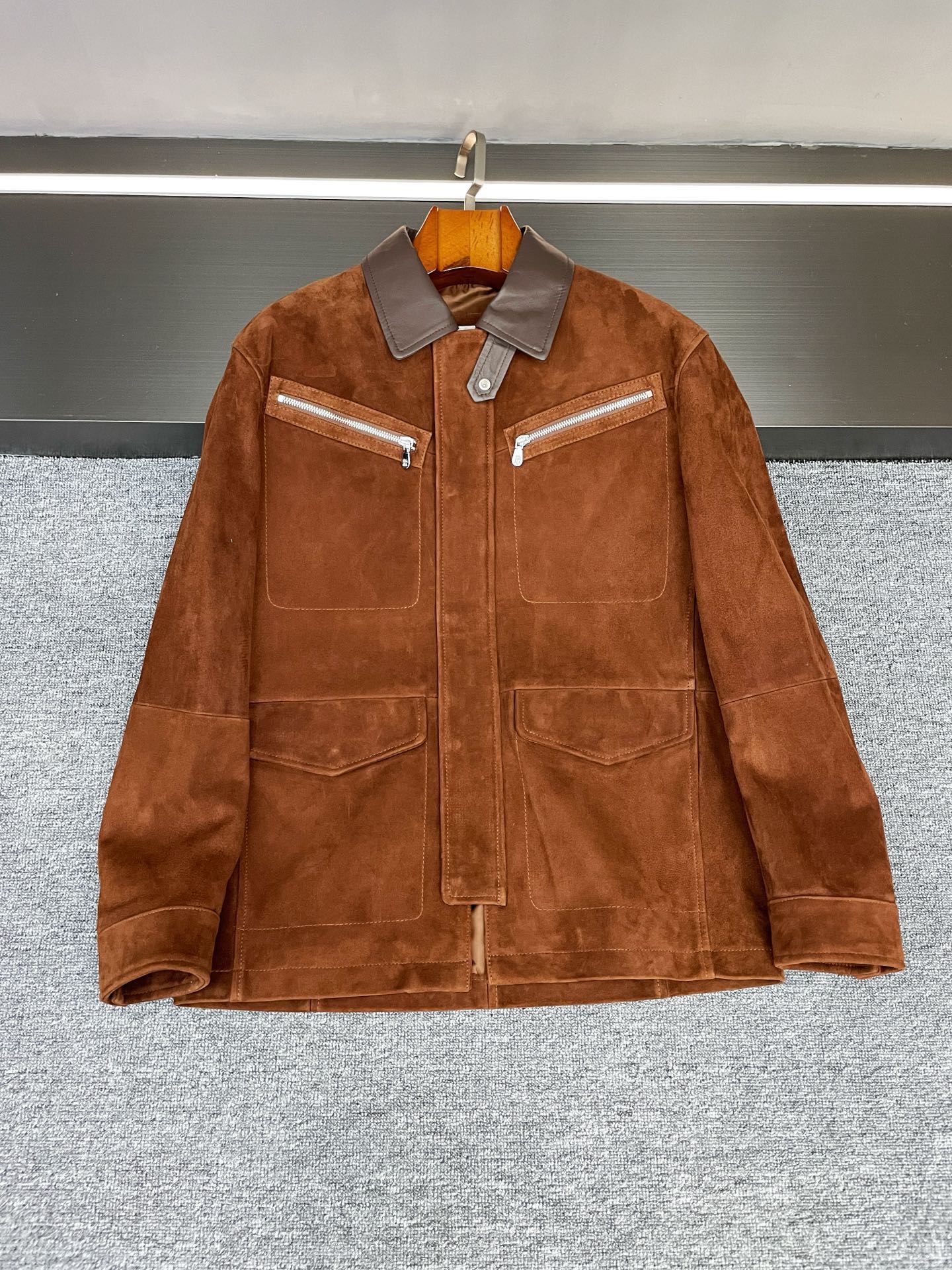 NO:773325,BC old money style ceiling!  This sheepskin coat has a sense of luxury welded onto it, and it is hit hard by Brunello Cucinelli's 2026 spring and summer new men's coat - this is the standard answer of the 'dressing philosopher' for autumn and winter, with the right balance of low-key luxury and practical aesthetics.  The fabric really has its own noble filter, and the brown suede sheepskin imported from New Zealand is selected for the body. It has a delicate and warm suede touch on the hand, and it becomes soft and matte with the flow of light and shadow. It has its own retro texture as time goes by. The best part is the black glossy sheepskin stitching on the collar. The difference in luster of the two leathers creates a distinct layer. The design ingenuity can be seen at a glance without a logo. It is low-key but can't hide its sophistication.  The mid-length safari style is very understanding of the needs of gentlemen. It does not compromise your height and has a calm aura, which is perfect for daily commuting and leisure scenes. The two zipper pockets on the chest are neat and capable, and are safe for storing mobile phone keys; the flap pockets below add a retro charm, and the details are all about the balance between practicality and style. This unobtrusive silhouette just interprets the relaxation of the old money style - what you wear is texture, but also attitude.  Pairing it with a light gray turtleneck cashmere sweater + khaki trousers is almost effortless, and it is the elegance of an Italian gentleman; wearing a white shirt with dark jeans adds a casual upstart feel. BC's tailoring never disappoints, whether it is the curvature of the shoulder line or the proportion of the length of the clothes, it can quietly modify the body shape, and can be easily controlled by various body types. Size 48-56, brunello cucinelli, jeans, jackets & coats, shirts, sheepskin, Top Customize119860909BC 老钱风天花板！这件羊皮外套大衣把高级感焊身上 被Brunello Cucinelli 2026春夏新款男士大衣狠狠戳中——这才是「穿衣哲学家」的秋冬标准答案,把低调奢华和实用美学平衡得恰到好处. 面料真的自带贵气滤镜,精选新西兰进口的棕色反绒羊皮做衣身,上手是那种细腻温润的绒面触感,随光影流转泛着柔和哑光,穿越久越有属于自己的复古质感.最妙的是领子的黑色亮面羊皮拼接,两种皮质的光泽差异撞出鲜明层次,不用logo也能一眼看出的设计巧思,低调却藏不住精致. 中长款猎装版型太懂绅士需求了,不压身高还自带从容气场,完美适配日常通勤与休闲场景.胸前两个拉链口袋利落干练,放手机钥匙安全感拉满；下方的揭盖口袋则添了份复古韵味,细节处全是实用与格调的平衡.这种不刻意张扬的廓形,刚好诠释了老钱风的松弛感——穿的是质感,更是态度. 搭配几乎零难度内搭浅灰高领羊绒衫+卡其西裤,是意大利绅士的儒雅；换件白衬衫配深色牛仔裤,又多了份随性新贵感.BC的剪裁从不让人失望,无论是肩线弧度还是衣长比例,都能悄悄修饰身形,各种身材都能轻松驾驭. 码数48-56,,brunello cucinelli,jeans,jackets & coats,shirts,sheepskin,Top Customize1,Men's clothing