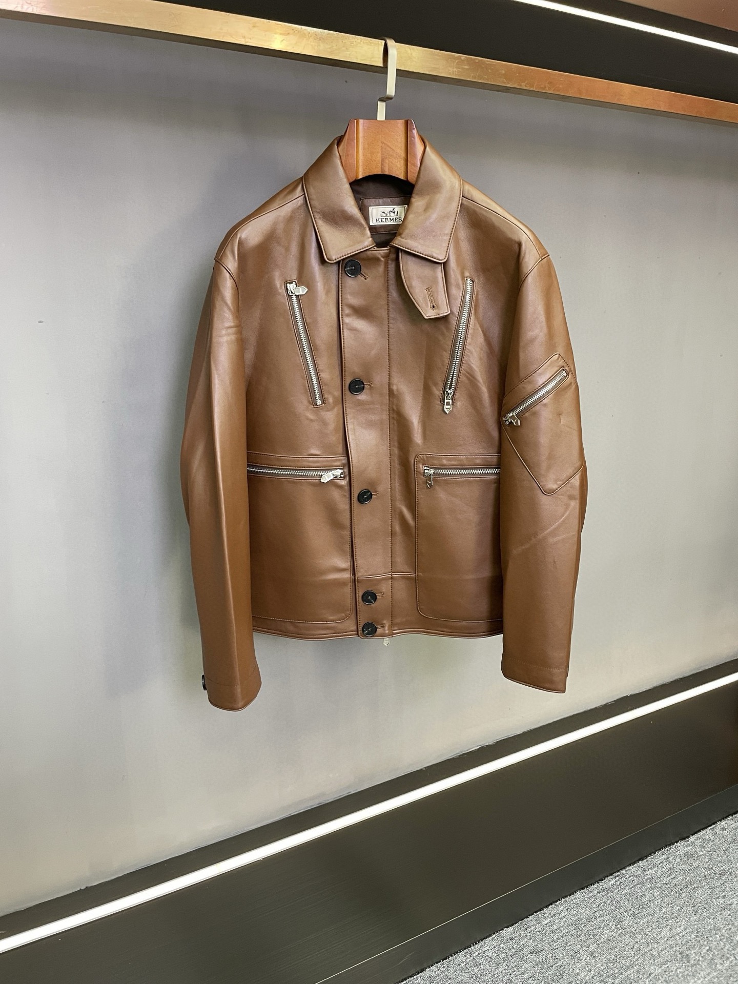 NO:773293,HERMES 2026 Spring and Summer New Men's Sheepskin Jacket Redefines Stylish Men's Fashion With the ingenuity of Hermes, the 2026 Spring and Summer New Men's Sheepskin Jacket makes a shocking debut. With unparalleled quality and design, it presents a fashionable gift to men who pursue excellence.  This Hermès jacket is made of sheepskin imported from New Zealand. Every inch of the leather embodies natural purity and top-quality texture. Its texture is delicate and unique, which not only ensures a soft touch, but also has excellent durability. Whether it is for daily wear or for special occasions, it can always look like new.  In terms of color, the classic black and brown meet different style preferences. The black is mysterious and deep, interpreting low-key luxury, and is the best choice for business and formal occasions; the brown is retro and elegant, exuding a strong gentlemanly atmosphere, adding a unique charm to leisure time. The multi-pocket design cleverly combines functionality and fashion. A total of 5 zipper pockets on the chest, hem and shoulders are not only convenient for carrying personal belongings, but also add layering and three-dimensionality to the overall shape, highlighting the pragmatic aesthetics of modern men.  It is worth mentioning that the matching windproof buckle is the ultimate expression of Hermès' attention to detail. In cold weather, it can effectively resist the invasion of cold wind, ensuring warmth without losing the consistent elegant style of Hermès. Whether it is paired with a simple white T and jeans to create a casual casual style; or worn with a shirt and tie on the outside to attend business events, showing a mature and stable elite temperament, it can be perfectly adapted and easily manage various occasions. Hermes  The new 2026 spring and summer men's sheepskin jacket is the perfect fusion of quality, design and function. We sincerely invite you to taste it and start a new chapter of autumn and winter fashion together. Size M-3XL,,hermes,hermes,jeans,jackets & coats,shirts,sheepskin,ties,Top Customize119860909HERMES 爱马仕 2026春夏新款男士羊皮夹克,重新定义型男风尚  在Hermes 的匠心雕琢下,2026春夏新款男士羊皮夹克震撼登场,以无可比拟的品质与设计,为追求卓越的男士们呈上一份时尚臻礼.  爱马仕这款夹克精选新西兰进口羊皮,每一寸皮革都凝聚着自然的纯粹与顶级质感.其纹理细腻而独特,在保证柔软触感的同时,又具备出色的耐用性,无论是日常穿着还是应对特殊场合,都能始终如新.  颜色上,经典的黑色与棕色,满足不同风格偏好.黑色神秘深邃,诠释着低调的奢华,是商务与正式场合的不二之选；棕色复古优雅,散发着浓郁的绅士气息,为休闲时光增添一抹别样的韵味 .  多口袋设计巧妙融合功能性与时尚感.胸前、下摆以及肩膀处总共5个拉链口袋,不仅方便携带随身物品,还为整体造型增添了层次感与立体感,彰显现代男士的实用主义美学.  值得一提的是,搭配的防风扣,是爱马仕对细节把控的极致体现.在寒冷天气中,它能有效抵御寒风侵袭,确保温暖的同时,不失爱马仕一贯的优雅格调.  无论是搭配简约白T与牛仔裤,打造随性休闲风；还是内搭衬衫领带,外穿这款夹克出席商务活动,展现成熟稳重的精英气质,它都能完美适配,轻松驾驭各种场合.  Hermes 2026春夏新款男士羊皮夹克,是品质、设计与功能的完美融合,诚邀品鉴,一同开启秋冬时尚新篇 . 码数M-3XL,,hermes,hermes,jeans,jackets & coats,shirts,sheepskin,ties,Top Customize1,Men's clothing