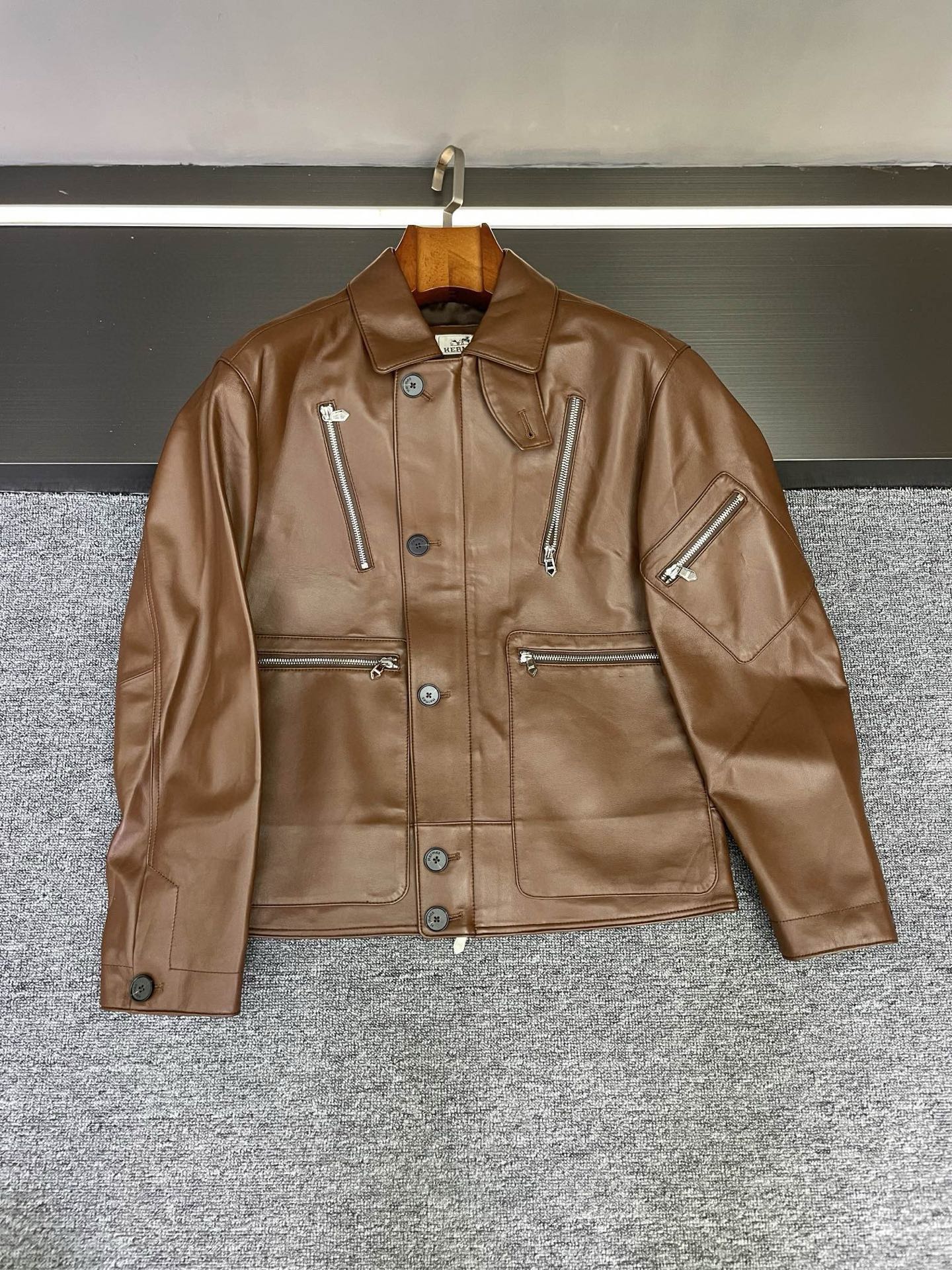NO:773297,HERMES 2026 spring and summer new men's sheepskin jacket, handsome to a new level Hermes has made another big move!  The 2026 new men's sheepskin jacket is simply the 'king bomb' in the fashion industry. I'm totally in love with it!   Selected sheepskin imported from New Zealand has a soft and delicate touch, as if you are in close contact with the clouds, but it still has a tough texture. Every texture tells the quality and style, and it is worth a lot at first glance!   This time, we bring two classic colors: black and brown. The black is mysterious and deep, showing the calmness and restraint of men; the brown is retro and elegant, showing the unique taste of a gentleman. No matter which one, it can be easily adapted to various occasions, workplace, dating, parties, making you the focus of the audience!   The multi-pocket design is simply the perfect combination of practicality and beauty!  There are a total of 5 zipper pockets on the chest, hem and shoulders, which not only add a sense of layering, but can also store small items easily. You no longer have to worry about leaving your mobile phone or wallet when you go out. What is particularly important to mention is the windproof buckle it comes with. The details show the ingenuity of Hermès. Even if the wind is biting, it can help you lock in the warmth, and you can have both style and temperature!   Whether you pair it with a simple white T-shirt and jeans to create a casual and trendy style; or you wear this jacket with a shirt and tie inside to go the business elite route, it can hold up perfectly!   Dear friends, it’s better to act now than to be tempted. Get this new Hermès sheepskin jacket and start your autumn and winter fashion transformation journey!   Size 48-56.,,hermes,hermes,wallets,jeans,jackets & coats,shirts,sheepskin,ties,Top Customize119860909HERMES 爱马仕2026春夏新款男士羊皮夹克,帅出新高度  爱马仕Hermes 又又又又放大招啦！2026新款男士羊皮夹克,简直是时尚界的“王炸” 一整个爱住了！  精选新西兰进口羊皮,触感柔软细腻,仿佛在与云朵亲密接触 但又不失坚韧质感,每一处纹理都诉说着品质与格调,一看就价值不菲！  这次带来黑色和棕色两个经典颜色,黑色神秘深邃,彰显男士的沉稳内敛；棕色复古优雅,演绎绅士的独特品味.无论哪种,都能轻松适配各种场合,职场、约会、聚会,让你成为全场焦点！  多口袋设计简直是实用与美观的完美结合！胸前、下摆以及肩膀总共5个拉链口袋,不仅增加了层次感,还能随手收纳小物件,出门再也不用担心手机、钱包没处放啦～  特别要提的是它搭配的防风扣,细节之处尽显爱马仕的匠心.即便寒风凛冽,也能帮你牢牢锁住温暖,风度与温度兼得！  不管是搭配简约白T和牛仔裤,打造休闲潮流风；还是内搭衬衫领带,外穿这件夹克,走商务精英路线,它都能完美hold住！  宝子们,狠狠心动不如马上行动,入手这件爱马仕新款羊皮夹克,开启你的秋冬时尚蜕变之旅吧！  码数48-56.,,hermes,hermes,wallets,jeans,jackets & coats,shirts,sheepskin,ties,Top Customize1,Men's clothing