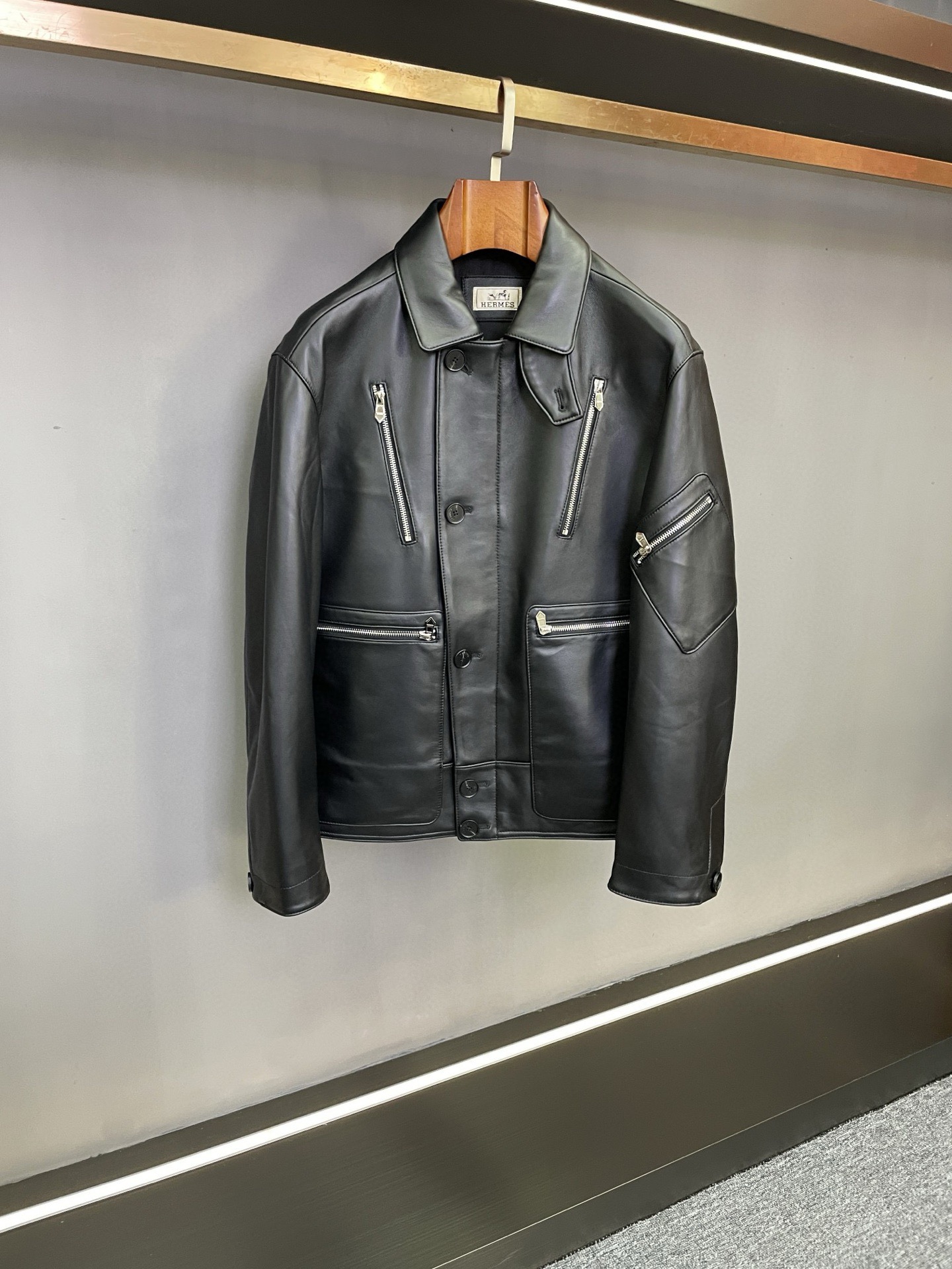 NO:772628,HERMES 2026 Spring and Summer New Men's Sheepskin Jacket Redefines Stylish Men's Fashion With the ingenuity of Hermes, the 2026 Spring and Summer New Men's Sheepskin Jacket makes a shocking debut. With unparalleled quality and design, it presents a fashionable gift to men who pursue excellence.  This Hermès jacket is made of sheepskin imported from New Zealand. Every inch of the leather embodies natural purity and top-quality texture. Its texture is delicate and unique, which not only ensures a soft touch, but also has excellent durability. Whether it is for daily wear or for special occasions, it can always look like new.  In terms of color, the classic black and brown meet different style preferences. The black is mysterious and deep, interpreting low-key luxury, and is the best choice for business and formal occasions; the brown is retro and elegant, exuding a strong gentlemanly atmosphere, adding a unique charm to leisure time. The multi-pocket design cleverly combines functionality and fashion. A total of 5 zipper pockets on the chest, hem and shoulders are not only convenient for carrying personal belongings, but also add layering and three-dimensionality to the overall shape, highlighting the pragmatic aesthetics of modern men.  It is worth mentioning that the matching windproof buckle is the ultimate expression of Hermès' attention to detail. In cold weather, it can effectively resist the invasion of cold wind, ensuring warmth without losing the consistent elegant style of Hermès. Whether it is paired with a simple white T and jeans to create a casual casual style; or worn with a shirt and tie, this jacket is worn outside to attend business events, showing a mature and stable elite temperament. It can be perfectly adapted and easily manage various occasions. Hermes 2026  The new spring and summer men's sheepskin jacket is the perfect fusion of quality, design and function. We sincerely invite you to taste it and start a new chapter of autumn and winter fashion together. Size 48-56,,hermes,hermes,jeans,jackets & coats,shirts,sheepskin,ties,Top Customize119860909HERMES 爱马仕 2026春夏新款男士羊皮夹克,重新定义型男风尚  在Hermes 的匠心雕琢下,2026春夏新款男士羊皮夹克震撼登场,以无可比拟的品质与设计,为追求卓越的男士们呈上一份时尚臻礼.  爱马仕这款夹克精选新西兰进口羊皮,每一寸皮革都凝聚着自然的纯粹与顶级质感.其纹理细腻而独特,在保证柔软触感的同时,又具备出色的耐用性,无论是日常穿着还是应对特殊场合,都能始终如新.  颜色上,经典的黑色与棕色,满足不同风格偏好.黑色神秘深邃,诠释着低调的奢华,是商务与正式场合的不二之选；棕色复古优雅,散发着浓郁的绅士气息,为休闲时光增添一抹别样的韵味 .  多口袋设计巧妙融合功能性与时尚感.胸前、下摆以及肩膀处总共5个拉链口袋,不仅方便携带随身物品,还为整体造型增添了层次感与立体感,彰显现代男士的实用主义美学.  值得一提的是,搭配的防风扣,是爱马仕对细节把控的极致体现.在寒冷天气中,它能有效抵御寒风侵袭,确保温暖的同时,不失爱马仕一贯的优雅格调.  无论是搭配简约白T与牛仔裤,打造随性休闲风；还是内搭衬衫领带,外穿这款夹克出席商务活动,展现成熟稳重的精英气质,它都能完美适配,轻松驾驭各种场合.  Hermes 2026 春夏新款男士羊皮夹克,是品质、设计与功能的完美融合,诚邀品鉴,一同开启秋冬时尚新篇 . 码数48-56,,hermes,hermes,jeans,jackets & coats,shirts,sheepskin,ties,Top Customize1,Men's clothing