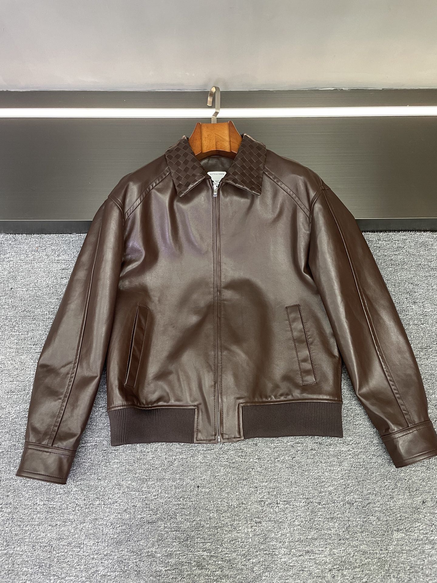 NO:772643,BV boys' autumn and winter textured jersey, this sheepskin jacket is so high-end and has been hit hard by Bottega Veneta's 2026 spring and summer new men's jacket!  The texture and style that a low-key party wants are all hidden in this piece. The care in choosing the material is really visible to the naked eye - it is imported from New Zealand sheepskin, which has a delicate and soft touch like a second skin, and you can tell it is good leather when you first touch it. The finely tanned leather surface has a very warm luster, the black is a calm matte black, and the brown has a natural caramel tone. Both colors are suitable for different occasions, and you can't go wrong with them with your eyes closed. The most striking thing is the woven collar!  It is indeed BV's specialty. The hand-woven texture is delicate and layered, hiding the brand's low-key luxury in the details. It has more design ingenuity than ordinary leather jackets without being ostentatious. In addition, New Zealand sheepskin has excellent warmth retention, dense fibers and heat locks. It is wind-resistant without looking bloated when worn in autumn and winter, and it is very practical.  Matching is also a no-brainer. Wearing a turtleneck sweater with trousers is decent for business occasions, and wearing a white T-shirt with jeans will give you a casual tone. The leather will fit your body better after wearing it for a long time, and it will have its own flavor as you wear it. A truly good jacket never relies on a logo to support the scene, but like this one, it speaks for itself with materials and craftsmanship. This autumn and winter textured outfit, it is enough~ Size M-3XL,, bottega veneta, bottega  veneta,jeans,jackets & coats,leather jacket,sheepskin,Top Customize119860909BV男孩的秋冬质感战袍,这件羊皮外套太懂高级感了 被葆蝶家2026春夏男士新外套狠狠戳中！低调党想要的质感与格调,全藏在这件里了. 选料真的肉眼可见的用心——用的是新西兰进口羊皮,那种细腻柔软的触感像第二层肌肤,上手就知道是好皮料.经过精细鞣制的皮面光泽特温润,黑色是沉稳的哑光黑,棕色带点自然焦糖调,两种颜色都不挑场合,闭眼入都不会错. 最戳人的是那个编织领子！不愧是BV的拿手好戏,手工编织的纹理细腻又有层次感,把品牌的低调奢华藏在细节里,比普通皮衣多了份设计巧思却不张扬.而且新西兰羊皮的保暖性超棒,纤维密实锁温,秋冬穿既抗风又不会显得臃肿,实用性拉满. 搭配也完全不费脑内搭高领针织衫配西裤是商务场合的体面,换件白T搭牛仔裤又有随性腔调.穿久了皮质会更贴合身形,越穿越有属于自己的味道. 真正的好外套从不是靠logo撑场面,而是像这件一样,用材质和工艺说话.这个秋冬的质感穿搭,有它就够了～ 码数 M-3XL,,bottega veneta,bottega veneta,jeans,jackets & coats,leather jacket,sheepskin,Top Customize1,Men's clothing