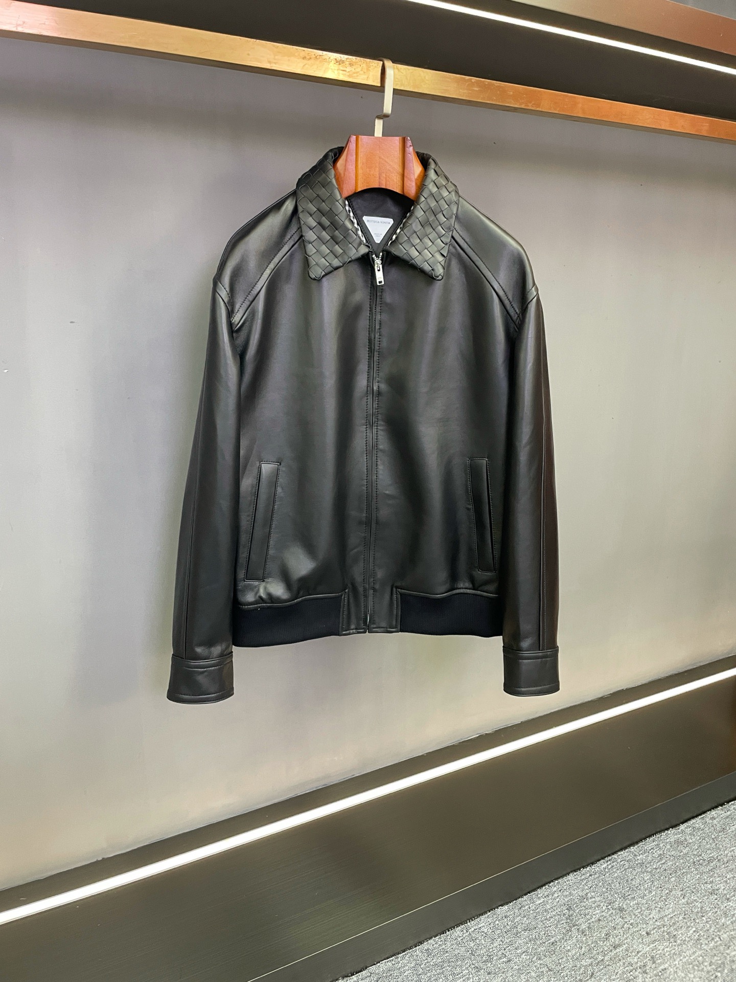 NO:772648,[BV Bottega Veneta's new 2026 spring and summer lapel jacket is simple and exquisite] BV's 2026 spring and summer new lapel jacket carries excellent quality with minimalist design, presenting contemporary fashionistas with an outfit choice that combines style and vitality.  The top-grade imported lambskin is selected. The leather is delicate and flexible, feels as warm as jade, and has a natural luster between light and shadow. Behind the minimalist style is the ultimate attention to materials - only such high-quality leather can withstand the repeated scrutiny of time and eyes, making every wear a silent declaration of quality.  The details show the ingenuity. The collar adopts pure hand-woven technology, with fine and elegant texture, injecting smart and ingenuity into the simple design; the lining is customized and developed according to the original version, which is comfortable and crisp to the touch, complementing the outer leather; three-dimensional cutting hook  The slim silhouette fits the body shape but is not restrictive, showing a neat posture in every gesture. The original hardware zipper is smooth and smooth, and every splicing and stitching is refined, using exquisite craftsmanship to interpret the design philosophy of 'simple but not simple'.  This season, green and coffee are launched. Green is bright and bright, bursting with youthful vitality and brightening up the dullness of autumn and winter; coffee is calm and elegant, with its own retro charm, and is versatile and practical. Whether it is daily commuting or casual gatherings, it can be easily controlled, showing an eclectic fashion attitude. Bottega Veneta's 2026 new lapel jacket is based on materials and craftsmanship is the soul. It is true in minimalism, injecting a classic with both quality and trend into your wardrobe.  Size M-3XL,,bottega veneta,bottega veneta,jackets & coats,sheepskin,Top Customize119860909【BV 葆蝶家2026春夏新款翻领夹克 简约之上,绽放精致】  BV家2026春夏新款翻领夹克,以极简设计承载卓越品质,为当代时尚者呈现兼具格调与活力的穿搭选择.  甄选顶级进口小羊皮,皮质细腻柔韧,触感温润如玉,于光影间流转自然光泽.极简款式的背后,是对材质的极致考究——唯有这般上乘皮料,方能经得起时光与目光的反复推敲,让每一次穿着都成为质感的无声宣言.  细节之处,尽显匠心领子采用纯手工编织工艺,纹理细密雅致,为简约设计注入灵动巧思；里布遵循原版定制开发,触感舒适且挺括,与外层皮料相得益彰；立体裁剪勾勒修身廓形,贴合身形却不束缚,举手投足间尽显利落姿态.原版五金拉链顺滑流畅,每一处拼接、每一道缝线皆精益求精,以精湛工艺诠释“简约不简单”的设计哲学.  本季推出绿色与咖色两色绿色明快鲜艳,迸发年轻活力,点亮秋冬沉闷；咖色沉稳雅致,自带复古韵味,百搭实穿.无论是日常通勤还是休闲聚会,皆能轻松驾驭,彰显不拘一格的时尚态度.  葆蝶家2026新款翻领夹克,以材质为基,以工艺为魂,于极简中见真章,为您的衣橱注入兼具品质与潮流的经典之作. 码数M-3XL,,bottega veneta,bottega veneta,jackets & coats,sheepskin,Top Customize1,Men's clothing