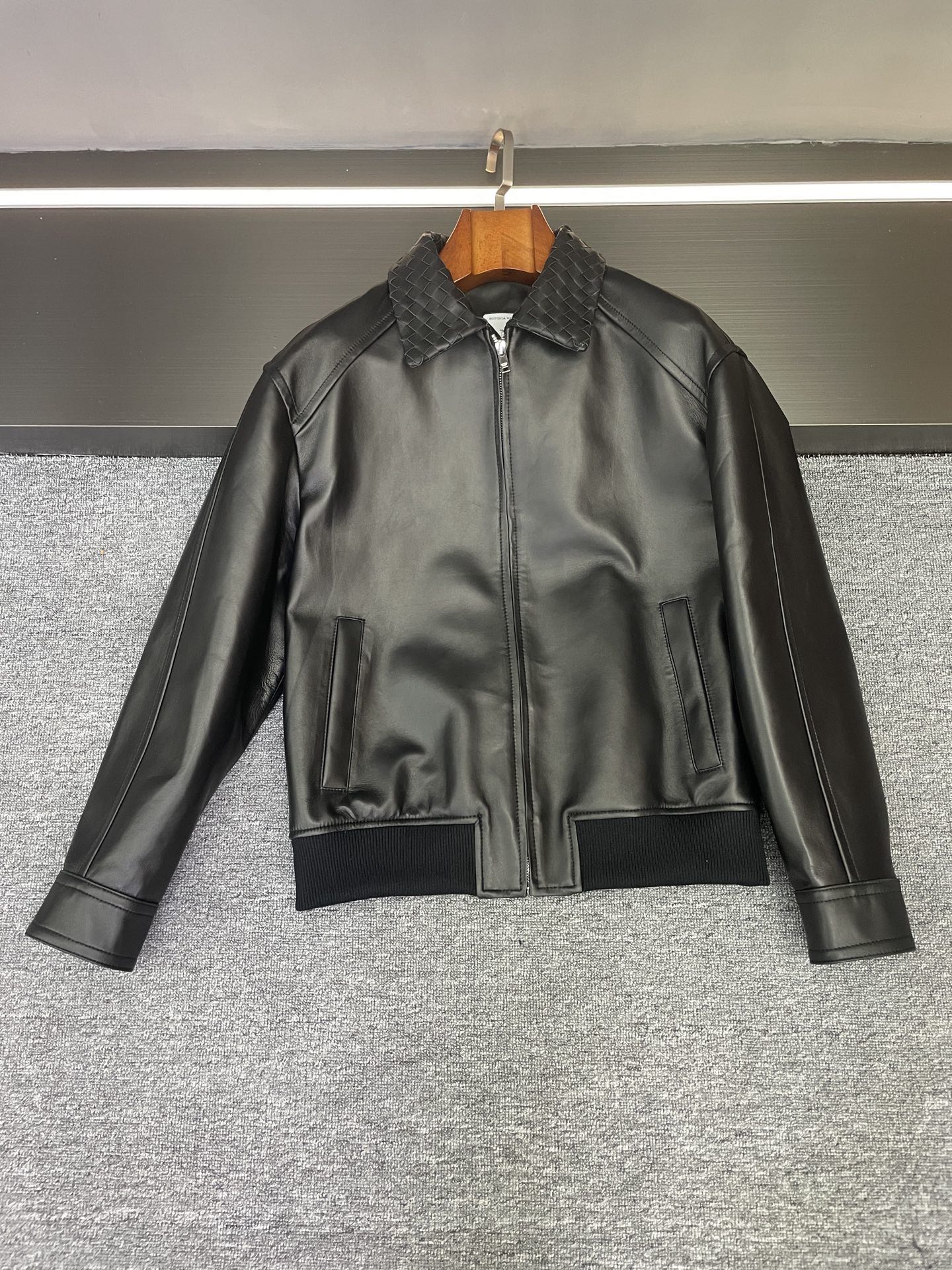 NO:773316,BV boys' autumn and winter textured jersey, this sheepskin jacket is so high-end and has been hit hard by Bottega Veneta's 2026 spring and summer new men's jacket!  The texture and style that a low-key party wants are all hidden in this piece. The care in choosing the material is really visible to the naked eye - it is imported from New Zealand sheepskin, which has a delicate and soft touch like a second skin, and you can tell it is good leather when you first touch it. The finely tanned leather surface has a very warm luster, the black is a calm matte black, and the brown has a natural caramel tone. Both colors are suitable for different occasions, and you can't go wrong with them with your eyes closed. The most striking thing is the woven collar!  It is indeed BV's specialty. The hand-woven texture is delicate and layered, hiding the brand's low-key luxury in the details. It has more design ingenuity than ordinary leather jackets without being ostentatious. In addition, New Zealand sheepskin has excellent warmth retention, dense fibers and heat locks. It is wind-resistant without looking bloated when worn in autumn and winter, and it is very practical.  Matching is also a no-brainer. Wearing a turtleneck sweater with trousers is decent for business occasions, and wearing a white T-shirt with jeans will give you a casual tone. The leather will fit your body better after wearing it for a long time, and it will have its own flavor as you wear it. A truly good jacket never relies on a logo to support the scene, but like this one, it speaks with materials and craftsmanship. This autumn and winter textured outfit, it is enough~ Size 48-56,,bottega veneta,bottega  veneta,jeans,jackets & coats,leather jacket,sheepskin,Top Customize119860909BV男孩的秋冬质感战袍,这件羊皮外套太懂高级感了 被葆蝶家2026春夏男士新外套狠狠戳中！低调党想要的质感与格调,全藏在这件里了. 选料真的肉眼可见的用心——用的是新西兰进口羊皮,那种细腻柔软的触感像第二层肌肤,上手就知道是好皮料.经过精细鞣制的皮面光泽特温润,黑色是沉稳的哑光黑,棕色带点自然焦糖调,两种颜色都不挑场合,闭眼入都不会错. 最戳人的是那个编织领子！不愧是BV的拿手好戏,手工编织的纹理细腻又有层次感,把品牌的低调奢华藏在细节里,比普通皮衣多了份设计巧思却不张扬.而且新西兰羊皮的保暖性超棒,纤维密实锁温,秋冬穿既抗风又不会显得臃肿,实用性拉满. 搭配也完全不费脑内搭高领针织衫配西裤是商务场合的体面,换件白T搭牛仔裤又有随性腔调.穿久了皮质会更贴合身形,越穿越有属于自己的味道. 真正的好外套从不是靠logo撑场面,而是像这件一样,用材质和工艺说话.这个秋冬的质感穿搭,有它就够了～ 码数48-56,,bottega veneta,bottega veneta,jeans,jackets & coats,leather jacket,sheepskin,Top Customize1,Men's clothing