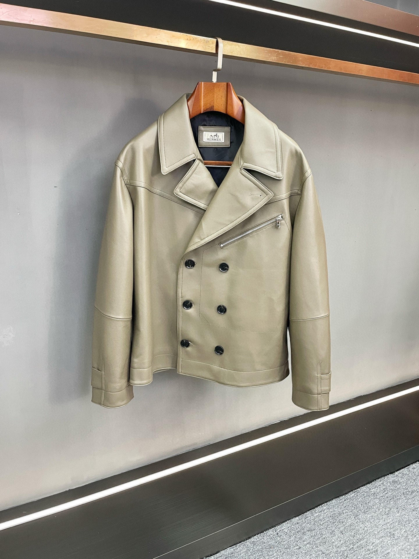 NO:772675,Hermes 2026 spring and summer new men's sheepskin jacket is the ultimate interpretation of the classic silhouette and ingenious texture. Hermès' 2026 spring and summer series presents new men's sheepskin jackets. With the brand's consistent exquisite craftsmanship and aesthetic concepts, it creates a must-have item for contemporary men that is both stylish and practical in autumn and winter, interpreting the elegance and power of high-end men's clothing.  This jacket is carefully crafted from sheepskin imported from New Zealand. The leather is delicate and pliable, with a warm and mellow touch. It has a soft texture and a crisp silhouette. The two classic colors of black and gray are launched, which are in line with the calm atmosphere of autumn and winter, while still being versatile - black has a deep aura, highlighting low-key luxury; gray has an elegant style, interprets calm taste, and meets the dressing needs of different occasions.  The design combines classic and modern, using a neat flight jacket shape with smooth and elegant lines, showing a tall and straight figure on the upper body; the large open collar design extends the neck line, adding a casual and free feeling; the double-breasted elements are infused with retro charm, which is both decorative and practical.  , windproof and warm when fastened, and more layered when open. The details are even more ingenious. The iconic Hermès logo jacquard craftsmanship is used on the inside. The exquisite texture revealed when the plack is opened, highlights the brand recognition in the details, and shows the extraordinary style in a low-key manner.  Whether it is daily commuting or leisure travel, this sheepskin jacket can be easily controlled. It can be paired with casual pants for a casual and elegant look, or with trousers for an elegant business style. Hermès has accumulated a century of craftsmanship and perfectly integrated materials, styles and details to bring functional and aesthetic clothing options to men who pursue quality, showing the ultimate charm of high-end men's clothing. Size M-3XL,,hermes,hermes,jackets & coats,jackets &  coats,sheepskin,Top Customize119860909Hermes 爱马仕2026春夏新款男士羊皮外套经典廓形与匠心质感的极致演绎 爱马仕2026春夏系列重磅呈现男士羊皮外套新作,以品牌一贯的精湛工艺与美学理念,为当代男士打造兼具格调与实用的秋冬必备单品,诠释高端男装的优雅与力量感. 该款外套甄选新西兰进口羊皮悉心打造,皮质细腻柔韧,触感温润醇厚,兼具柔软质感与挺括廓形.推出的黑色与灰色两大经典色系,既符合秋冬的沉稳氛围,又不失百搭属性——黑色自带深邃气场,彰显低调奢华；灰色则透着雅致格调,诠释从容品味,满足不同场合的穿搭需求. 设计上融合经典与现代,采用利落的飞行夹克版型,线条流畅大气,上身尽显挺拔身形；大开领设计延伸颈部线条,增添随性洒脱之感；双排扣元素则注入复古韵味,兼具装饰性与实用性,扣合时防风保暖,敞开时更显层次感.细节之处更见匠心,内里采用爱马仕标志性Logo提花工艺,翻开衣襟时露出的精致纹路,于细节处彰显品牌辨识度,尽显低调中的不凡格调. 无论是日常通勤还是休闲出行,这款羊皮外套都能轻松驾驭,可搭配休闲裤演绎随性洒脱,亦可搭配西裤展现儒雅商务风范.爱马仕以百年工艺积淀,将材质、版型与细节完美融合,为追求品质的男士带来兼具功能性与美学价值的着装选择,尽显高端男装的极致魅力. 码数M-3XL,,hermes,hermes,jackets & coats,jackets & coats,sheepskin,Top Customize1,Men's clothing