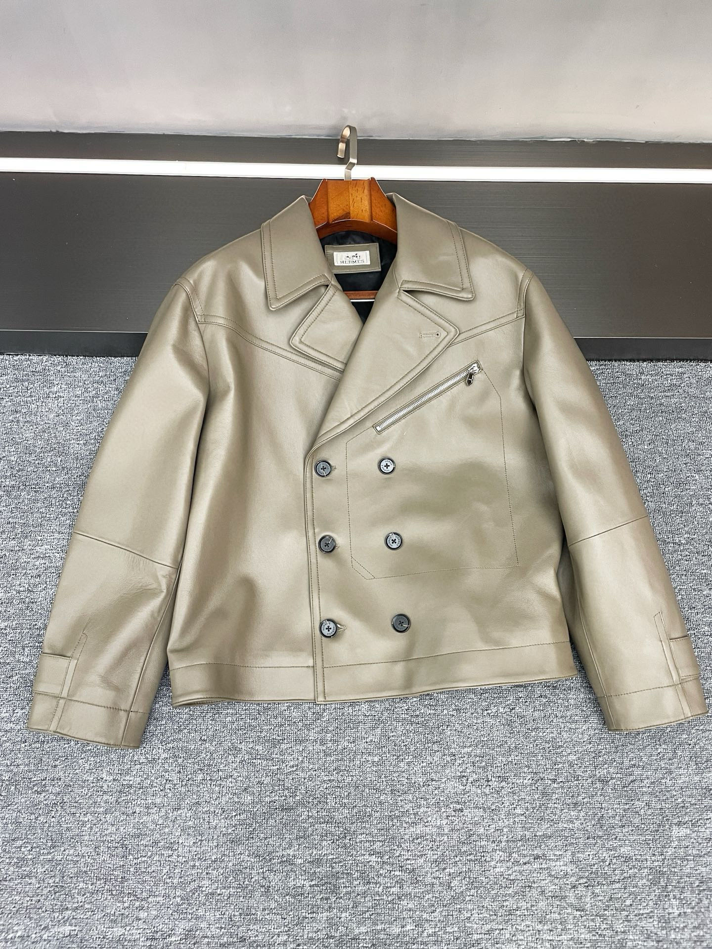 NO:772677,This Hermes sheepskin jacket is the 'elegant edge' of autumn and winter style ~ Among Hermès' 2026 spring and summer men's new styles, this sheepskin jacket has an amazing sense of balance - it perfectly combines the neatness of the flight jacket with the elegance of the brand. It is not deliberately flamboyant, but is full of high-end texture in the details.  The selected sheepskin imported from New Zealand is delicate and crisp at your fingertips. Black has a calm aura, while gray has a warm style. Both colors avoid exaggeration, but can easily wear out a unique aura. It feels soft and sinewy, has the warm touch of sheepskin, and can support a neat silhouette. The upper body has an 'effortless sophistication'.  The shape of the flight jacket is naturally handsome, and the large open collar design makes it more casual and relaxed without any sense of restraint; the classic element of double-breasted buttons injects a bit of elegance into the neat silhouette. It looks delicate when buttoned up, and reveals a sense of layering when opened. There are two ways  There are different styles and ingenuity hidden in the way of wearing it. The most surprising thing is the Hermès Logo jacquard lining inside. The delicate texture revealed when the skirt is opened is like a small easter egg hidden in the exquisiteness, quietly showing the brand's recognition and attentiveness.  Wearing it with jeans is a casual and yuppie style for boys. It can be worn with dark trousers to show light business calmness. Whether it is daily commuting or casual gatherings, it can be easily held. This kind of perfect fusion of 'handsome' and 'elegant' and the brand texture hidden in every detail is probably the most fascinating thing about Hermès ~ Friends who like a low-key and high-end sense, you may want to pay more attention ~ Size 48-56,,hermes,hermes,jeans,jackets &  coats,jackets & coats,sheepskin,Top Customize119860909这件Hermes羊皮外套,是秋冬型格的「优雅锋芒」～ 爱马仕2026春夏的男士新款里,这件羊皮外套藏着让人惊艳的平衡感——它把飞行夹克的利落与品牌的优雅揉得恰到好处,没有刻意的张扬,却在细节里写满了高级质感. 精选的新西兰进口羊皮,是触手可及的细腻与挺括,黑色自带沉稳气场,灰色透着温润格调,两个颜色都避开了浮夸,却能轻松穿出独有的气场.摸上去柔软有筋骨,既有羊皮的温润触感,又能撑起利落版型,上身自带「毫不费力的精致」. 飞行夹克版型本就自带帅感,而大开领设计更添随性松弛,不会有束缚感；双排扣的经典元素,为利落的版型注入了几分优雅,扣起时显精致,敞开时露层次感,两种穿法都藏着不同的风格巧思.最让人惊喜的是内里的爱马仕Logo提花里布,翻开衣襟时露出的细腻纹路,像藏在精致里的小彩蛋,悄悄彰显品牌的辨识度与用心. 男生穿它,搭牛仔裤是随性的雅痞风,配深色西裤又能穿出轻商务的沉稳,不管是日常通勤还是休闲聚会,都能轻松hold住.这种把「帅气」与「优雅」完美融合,把品牌质感藏在每处细节的设计,大概就是爱马仕让人着迷的地方吧～ 喜欢低调高级感的朋友,不妨多留意一眼呀～ 码数48-56,,hermes,hermes,jeans,jackets & coats,jackets & coats,sheepskin,Top Customize1,Men's clothing