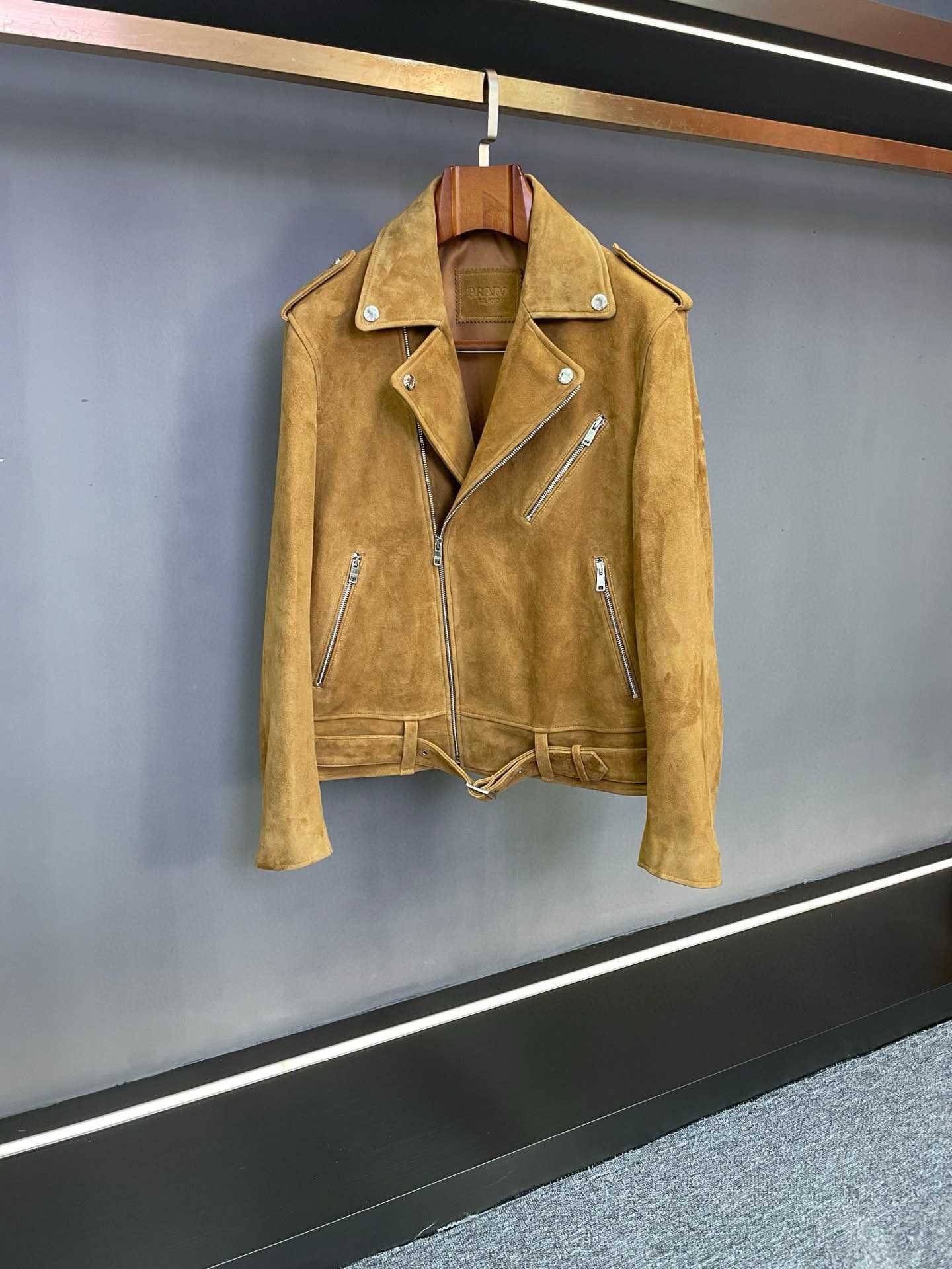 NO:773304,PRADA 2026 new men's suede sheepskin motorcycle jacket makes a shocking debut. Prada's 2026 new men's suede sheepskin motorcycle jacket reshapes the model of men's autumn and winter clothing with ingenious craftsmanship and cutting-edge design. Prada's motorcycle jacket is made of khaki suede sheepskin imported from New Zealand. The leather surface is fine and the texture is natural. It is not only soft to the touch, but also has excellent wear resistance, highlighting men's extraordinary taste and toughness.  The classic motorcycle style has strong and smooth lines that perfectly fit the men's figure, creating a neat and powerful silhouette, easily showing a free and uninhibited fashion attitude. Whether it is paired with a simple T-shirt and jeans for casual daily life, or worn with a shirt and trousers for business occasions, it can be easily controlled and shows a unique style. The Prada iconic triangle logo patch under the back collar is a classic logo of the brand, low-key and eye-catching, with exquisite details, showing the brand's century-old fashion heritage and excellent quality.  Prada's new 2026 spring and summer men's suede sheepskin motorcycle jacket is a perfect fusion of quality and style. It is the best choice for contemporary men to show their personality and taste in autumn and winter. Size 48-56,, prada, prada, jeans, shirts, tees, t-shirt, sheepskin, Top Customize119860909PRADA 普拉达 2026新款男士反绒羊皮机车服震撼登场  Prada 2026新款男士反绒羊皮机车服,以匠心工艺与前沿设计,重塑男士秋冬着装典范.  普拉达这款机车服精选新西兰进口卡其色反绒羊皮,皮面细腻,纹理自然,不仅触感柔软,更具卓越的耐磨性能,彰显男士的非凡品味与坚韧气质.  经典机车版型,线条硬朗流畅,完美贴合男士身形,塑造出利落且极具力量感的轮廓,轻松展现出自由不羁的时尚态度.无论是搭配简约T恤和牛仔裤的休闲日常,还是内搭衬衫西裤出席商务场合,都能轻松驾驭,彰显独特风格.  后衣领下方的普拉达标志性三角标贴皮,作为品牌的经典标识,低调而醒目,以细节之处的精致,展现品牌传承百年的时尚底蕴与卓越品质.  Prada2026春夏新款男士反绒羊皮机车服,是品质与风格的完美融合,是当代男士在秋冬季节彰显个性与品味的不二之选. 码数 48-56,,prada,prada,jeans,shirts,tees，t-shirt,sheepskin,Top Customize1,Men's clothing