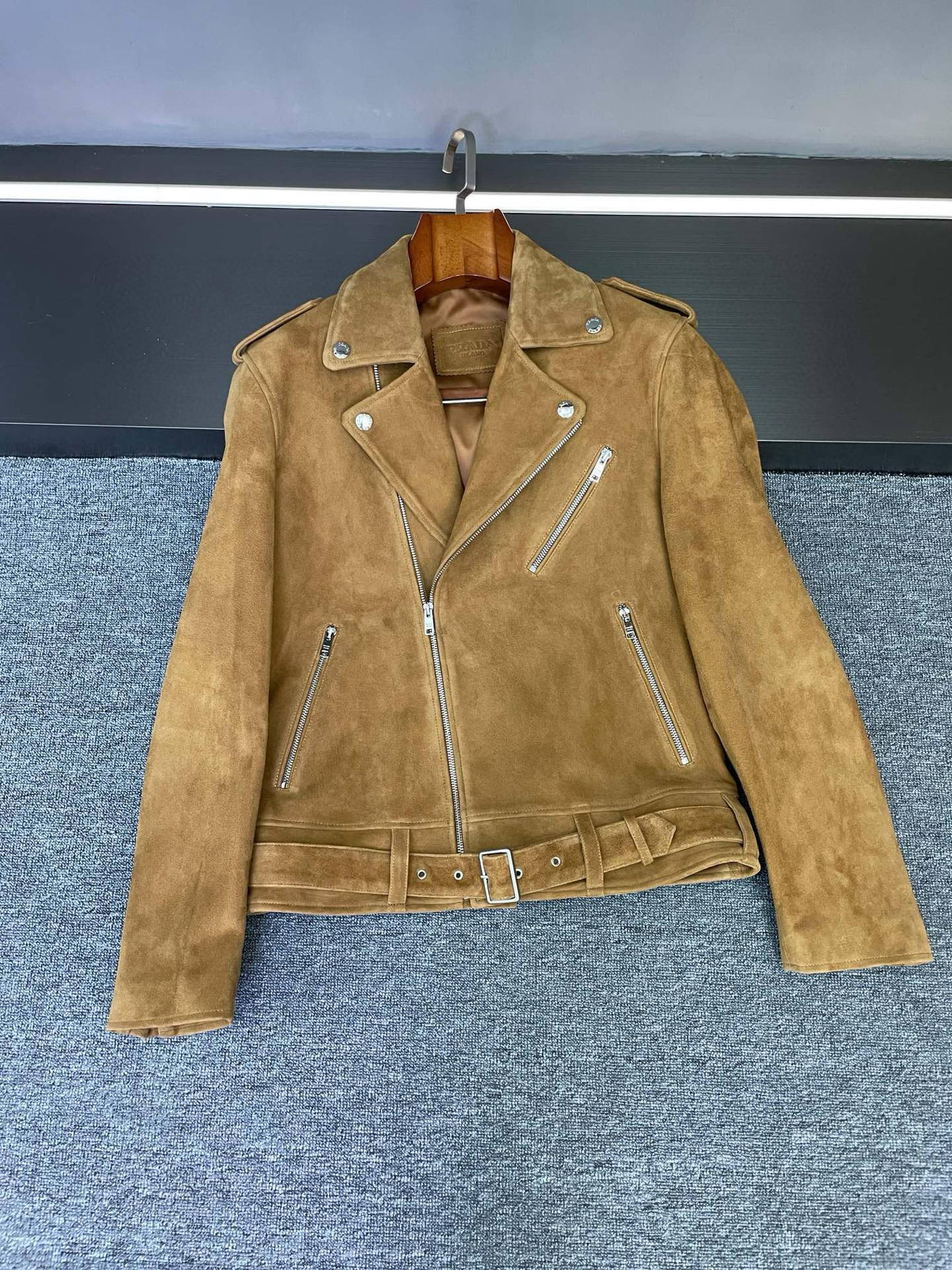 NO:772686,Prada’s new spring/summer leather motorcycle jacket was instantly recognized at a glance. Who knows how happy boys would be after receiving this motorcycle jacket!  Prada's new men's suede sheepskin motorcycle jacket is worth buying in the spring and summer of 2026. It's totally handsome. The khaki suede sheepskin imported from New Zealand is soft and delicate to the touch. The leather has a low-key luster. It looks very expensive at first glance. It keeps you warm and shows class when you wear it. The classic motorcycle style makes the upper body become a cool street guy in an instant. The shoulder line design is amazing, which instantly gives you wide shoulders and narrow waist. It makes you full of popularity and has a lot of boyfriend power.  The iconic triangular logo patch under the back collar is a small detail that is Prada’s soul. When exposed casually, it adds a sense of high-end and recognition. Pair it with jeans and a white T-shirt every day. It is simple, casual and fashionable. It is suitable for street or commuting. It is simply a universal match in the dressing world. If you like motorcycle-style outfits, get it with your eyes closed. Get it and you will be the most beautiful boy on the street this spring~ Number of Sizes  48-56,,prada,prada,jeans,sheepskin,Top Customize119860909一眼就被拿捏 Prada 春夏新款皮机车服  谁懂男生收到这件机车服的快乐！2026春夏入手不亏的 普拉达 新款男士反绒羊皮机车服,一整个帅麻了.  精选新西兰进口卡其色反绒羊皮,手感软糯细腻,皮质自带低调光泽感,一看就很贵,穿上身保暖又显档次.  经典机车版型,上身秒变街头酷guy,肩线设计很绝,瞬间让你拥有宽肩窄腰,整个人气场拉满,男友力爆棚  后衣领下方标志性的三角标贴皮,Prada的灵魂小细节,不经意露出时,高级感和辨识度直线upup.  日常搭配牛仔裤和白T,简约随性又时髦,不管是炸街还是通勤都适配,简直是穿搭界的万能搭子.  喜欢机车风穿搭的宝子闭眼冲,入手它,这个春季你就是街头最靓的仔~  码数 48-56,,prada,prada,jeans,sheepskin,Top Customize1,Men's clothing