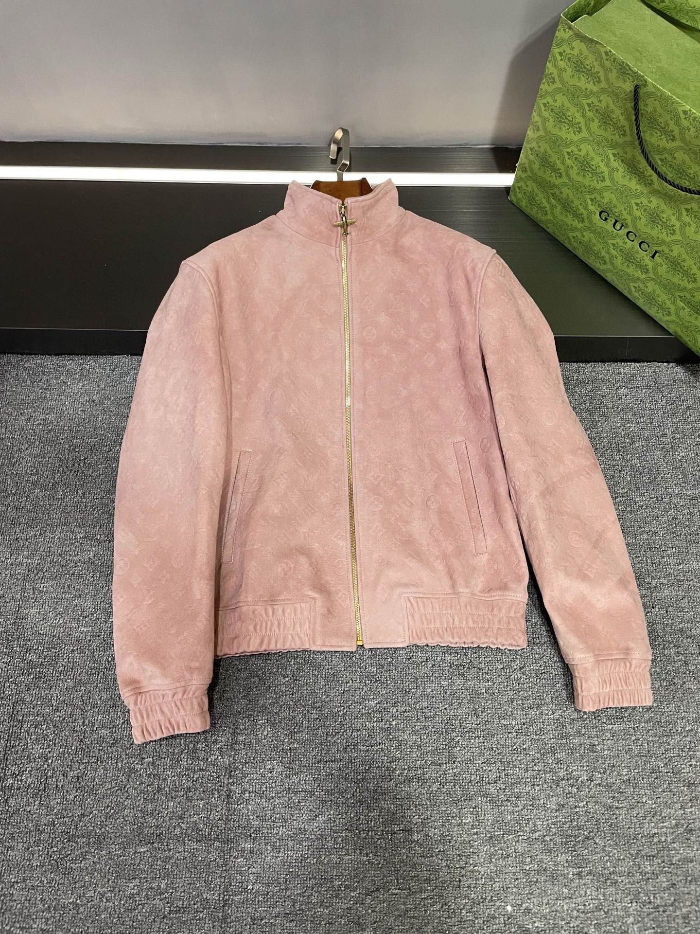 NO:773315,LV Louis Vuitton 2026 spring and summer men's suede sheepskin leather jacket flat lay details!   The pink suede sheepskin imported from Australia is so charming. It is both gentle and unique, completely breaking the stereotype of traditional leather clothing. It is also covered with LV's iconic five-flower embossing, which is super exquisite and shows the brand's charm. The high collar is fashionable and warm, and the elastic design of the hem and cuffs not only increases comfort, but also makes it look more neat and capable.  Wear it and instantly transform into a fashionable man. Whether it is daily travel or attending important occasions, you can feel confident and become the center of attention. I sincerely recommend it to all tasteful men. Don’t miss this stunning LV creation!   Size M-3XL,,louis vuitton,louis vuitton,leather jacket,sheepskin,Top Customize119860909LV 路易威登 2026春夏的这款男士反绒羊皮皮衣平铺细节图！  选用的是澳洲进口的粉色反绒羊皮,这粉色简直太迷人了,既温柔又独特,完全打破了传统皮衣的刻板印象.  而且满身都是 LV标志性的五花压花,超级精致,品牌魅力尽显无疑.高领的版型时尚又保暖,下摆及袖口的松紧设计,不仅增加了舒适度,还显得更加利落干练.  穿上它,瞬间变身时尚潮男,无论是日常出行还是参加重要场合,都能让你自信满满,成为焦点.  真心推荐给各位有品位的男士们,千万不要错过LV这款惊艳之作！  码数M-3XL,,louis vuitton,louis vuitton,leather jacket,sheepskin,Top Customize1,Men's clothing