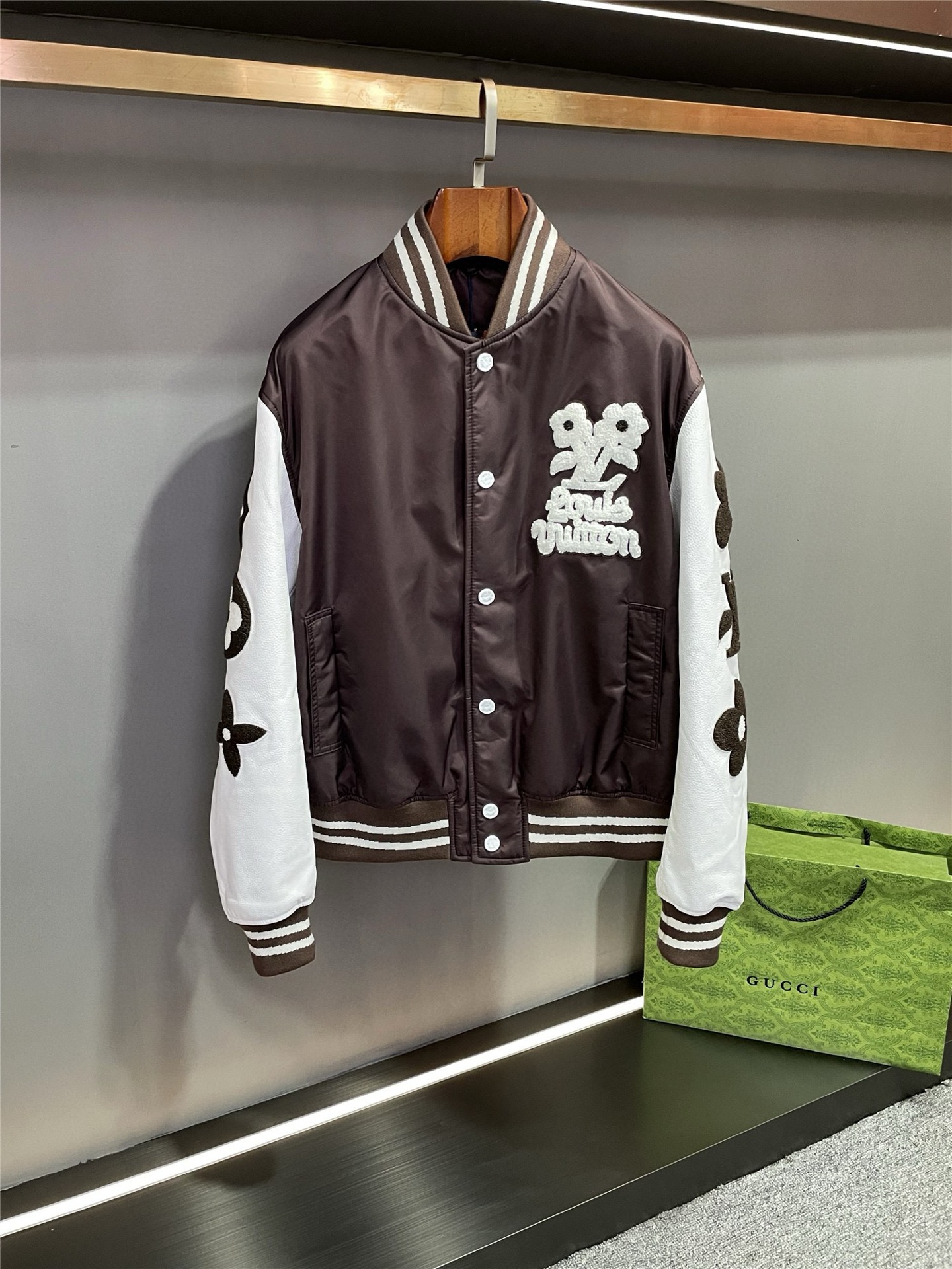 NO:772698,Louis Vuitton LV's 2026 spring and summer new unisex baseball uniform jacket has launched a unique baseball uniform in the new Lv26 model, which shows the brand's deep understanding of fashion and exquisite craftsmanship. The main part of this baseball uniform is made of brown polyester fiber. The material has excellent wear resistance and wrinkle resistance, while giving the garment a soft texture. The splicing of white cowhide sleeves not only creates a sharp contrast in color, but also adds a layering of texture.  The large area of towel embroidery with the brand logo on the chest, sleeves and back highlights the brand's unique charm and high-end quality with its delicate stitching and full lines. The five-flower printed lining inside adds a unique artistic flavor and sophistication to the clothing. In addition, the design of the contrasting striped threaded collar and hem shows fashionable ingenuity in the details, adding agility and vitality to the overall look. LV  The 2026 new baseball uniform combines innovative design, high-quality materials and exquisite craftsmanship, becoming a shining pearl in the fashion field, bringing you a unique wearing experience. Size 48-56,,louis vuitton,louis vuitton,jackets & coats,cowhide,Top Customize119860909路易威登 LV 2026春夏新款男女同款棒球服外套 Lv26新款中推出一款独具魅力的棒球服,展现出品牌对时尚的深刻理解与精湛工艺.  这款棒球服采用棕色聚酯纤维打造主体部分,其材质具备出色的耐磨性与抗皱性,同时赋予服装柔和的质感.白色牛皮袖子的拼接,不仅在色彩上形成鲜明对比,更增添了质感的层次感.  胸前、袖子以及后背大面积的品牌标识毛巾绣,以其细腻的针法和饱满的线条,凸显品牌的独特魅力与高端品质.内里的五花印花里布,为服装增添了一份独特的艺术气息与精致感.  此外,撞色条纹螺纹领以及下摆的设计,在细节之处展现出时尚巧思,为整体造型增添了一份灵动与活力.  LV 2026新款棒球服,融合了创新设计、优质材质与精湛工艺,成为时尚领域的璀璨明珠,为您带来独一无二的穿着体验. 码数48-56,,louis vuitton,louis vuitton,jackets & coats,cowhide,Top Customize1,Men's clothing