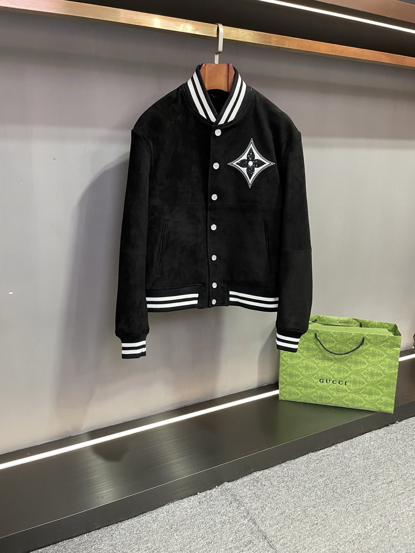 NO:772672,Louis Vuitton LV's 2026 spring and summer new men's suede sheepskin leather jacket is an extraordinary piece of luxury and fashion. This leather jacket from Lujia is carefully made of suede black sheepskin imported from Australia. Australian sheepskin is famous for its excellent quality and delicate texture, and this suede sheepskin takes its advantages to the extreme. It is soft and smooth to the touch, as if feeling the gift of nature, bringing the wearer an unparalleled comfort experience.  In terms of design, the workmanship of the hot diamonds and leather embroidery on the chest is amazing. The giant LV LOGO shines under the exquisite craftsmanship and becomes the focus of attention. The bright light of the hot diamonds and the exquisite texture of the leather embroidery complement each other, demonstrating Louis Vuitton's ultimate pursuit of details. The use of black and white contrasting threads adds a touch of fashionable vitality to the overall shape. The classic black and white tones collide with each other to create a strong visual impact, which is both stable and modern.  Whether in business situations or leisure time, this LV men's suede sheepskin leather jacket can show your unique taste and excellent temperament. It is not only a piece of clothing, but also an expression of a fashion attitude and a pursuit of quality life. In this spring, choose Louis Vuitton's 26 new men's suede sheepskin leather jacket to make you a fashion leader and shine your own light. Size M-3XL,, louis vuitton, louis vuitton, louis vuitton, louis  vuitton,leather jacket,sheepskin,Top Customize119860909路易威登 LV 2026春夏新款男士反绒羊皮皮衣,一款尽显奢华与时尚的非凡之作.  驴家这款皮衣采用澳洲进口反绒黑色羊皮精心打造而成.澳洲羊皮以其卓越的品质和细腻的质感闻名于世,而这款反绒羊皮更是将其优势发挥到极致.触摸之下,柔软顺滑,仿佛在感受大自然的馈赠,为穿着者带来无与伦比的舒适体验.  在设计方面,胸前的烫钻加贴皮绣工艺令人惊叹.巨型 LV LOGO 在精湛的工艺下熠熠生辉,成为瞩目的焦点.烫钻的璀璨光芒与贴皮绣的精致纹理相得益彰,彰显出路易威登对细节的极致追求.而黑白撞色螺纹的运用,则为整体造型增添了一抹时尚的活力.经典的黑白色调碰撞出强烈的视觉冲击,既不失稳重又充满现代感.  无论是在商务场合还是休闲时光,这款LV男士反绒羊皮皮衣都能展现出你的独特品味和卓越气质.它不仅仅是一件衣物,更是一种时尚态度的表达,一种对品质生活的追求.  在这个春季,选择路易威登26新款男士反绒羊皮皮衣,让你成为时尚的引领者,绽放属于自己的光芒. 码数M-3XL,,louis vuitton,louis vuitton,louis vuitton,louis vuitton,leather jacket,sheepskin,Top Customize1,Men's clothing