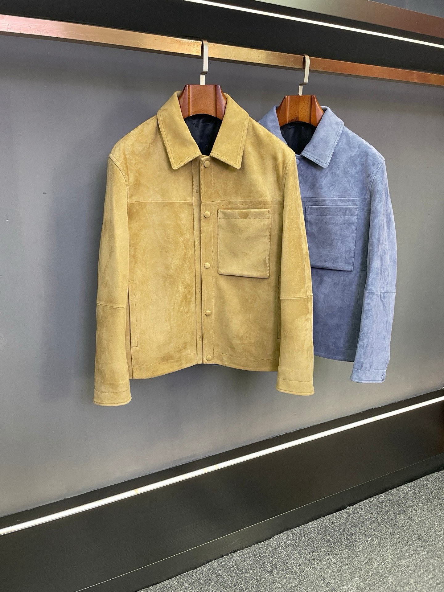 NO:773332,DIOR Dior's new 2026 spring and summer men's sheepskin jacket unlocks a new realm of fashion. On the stage of fashion, Dior has always been synonymous with pioneers. This season, Dior's new 2026 men's sheepskin jacket makes a shocking debut. It is not only a piece of clothing, but also the crystallization of art and craftsmanship, demonstrating extraordinary taste and style.  This Dior jacket is made of sheepskin imported from New Zealand. Its delicate texture and excellent quality are amazing. The unique texture and softness of sheepskin give the jacket an unparalleled wearing experience. Every touch is like an intimate dialogue with nature, warm and comfortable.  In terms of color selection, khaki exudes a low-key and calm charm, easily creating a gentleman-like elegance, which can be easily controlled whether it is a business occasion or a casual gathering, showing the mature charm of men; blue is full of depth and mystery, providing a unique choice for men who pursue individuality, showing a unique fashion attitude in the crowd, making people unforgettable.  The design of the placket is the finishing touch. The DIOR logo embossed on the leather strip runs through the top and bottom. It is simple and eye-catching, showing the classic elements of the brand without losing the sense of fashion. Every opening and closing is a manifestation of the brand spirit. The DIOR jacquard lining inside, with its delicate texture and exquisite pattern, inadvertently reveals a luxurious texture. Even the wearer himself can feel this unique nobility every time he wears it.  Dior's new 2026 spring men's sheepskin jacket, with exquisite craftsmanship and unique design, creates a quality and fashionable outfit choice for men, becoming a fashion item not to be missed this autumn and winter. Size M-4XL,, dior, dior, jackets & coats, sheepskin, Top Customize119860909DIOR 迪奥2026春夏新款男士羊皮夹克,解锁时尚新境界  在时尚的舞台上,迪奥始终是先锋的代名词.今季,迪奥2026新款男士羊皮夹克震撼登场,它不仅仅是一件衣物,更是艺术与工艺的结晶,彰显着不凡的品味与格调.  迪奥这款夹克精选新西兰进口羊皮,细腻的质感与卓越的品质令人赞叹.羊皮独特的纹理和柔软度,赋予了夹克无与伦比的穿着体验,每一次触摸都像是与自然亲密对话,温暖且舒适.  在色彩的选择上,卡其色散发着低调而沉稳的魅力,轻松营造出绅士般的优雅气质,无论是商务场合还是休闲聚会,都能轻松驾驭,尽显男士的成熟魅力；蓝色则充满了深邃与神秘,为追求个性的男士提供了别具一格的选择,在人群中展现出独特的时尚态度,让人过目难忘.  门襟处的设计更是点睛之笔,皮条压印的DIOR标志贯穿上下,简洁而醒目,既展现了品牌的经典元素,又不失时尚感,每一次开合,都是品牌精神的彰显.而内里的DIOR提花里布,细腻的纹理与精致的图案,在不经意间透露出奢华质感,即使是穿着者自己,也能在每一次穿着中感受到这份独特的尊贵.  Dior2026春季新款男士羊皮夹克,以精湛工艺与独特设计,为男士们打造出兼具品质与时尚的穿搭选择,成为这个秋冬不容错过的时尚单品. 码数 M-4XL,,dior,dior,jackets & coats,sheepskin,Top Customize1,Men's clothing