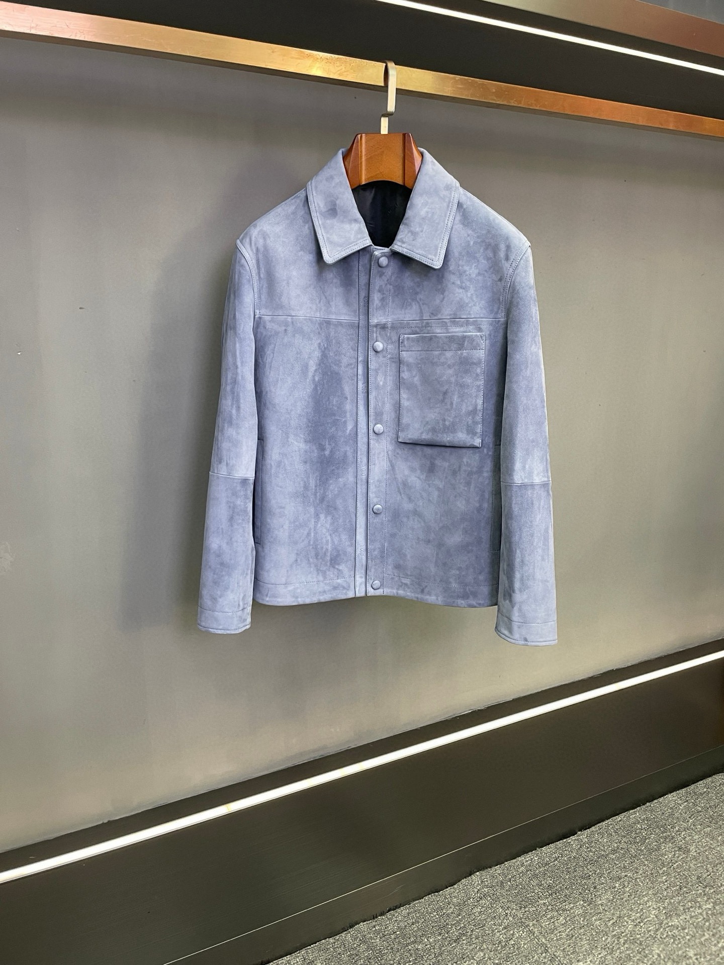 NO:772291,DIOR Dior's new 2026 spring and summer men's sheepskin jacket unlocks a new realm of fashion. On the stage of fashion, Dior has always been synonymous with pioneers. This season, Dior's new 2026 men's sheepskin jacket makes a shocking debut. It is not only a piece of clothing, but also the crystallization of art and craftsmanship, demonstrating extraordinary taste and style.  This Dior jacket is made of sheepskin imported from New Zealand. Its delicate texture and excellent quality are amazing. The unique texture and softness of sheepskin give the jacket an unparalleled wearing experience. Every touch is like an intimate dialogue with nature, warm and comfortable.  In terms of color selection, khaki exudes a low-key and calm charm, easily creating a gentleman-like elegance, which can be easily controlled whether it is a business occasion or a casual gathering, showing the mature charm of men; blue is full of depth and mystery, providing a unique choice for men who pursue individuality, showing a unique fashion attitude in the crowd, making people unforgettable.  The design of the placket is the finishing touch. The DIOR logo embossed on the leather strip runs through the top and bottom. It is simple and eye-catching, showing the classic elements of the brand without losing the sense of fashion. Every opening and closing is a manifestation of the brand spirit. The DIOR jacquard lining inside, with its delicate texture and exquisite pattern, inadvertently reveals a luxurious texture. Even the wearer himself can feel this unique nobility every time he wears it.  Dior's new 2026 spring men's sheepskin jacket, with exquisite craftsmanship and unique design, creates a quality and fashionable outfit choice for men, becoming a fashion item not to be missed this autumn and winter. Size 48-58,,dior,dior,jackets & coats,sheepskin,Top Customize119860909DIOR 迪奥2026春夏新款男士羊皮夹克,解锁时尚新境界  在时尚的舞台上,迪奥始终是先锋的代名词.今季,迪奥2026新款男士羊皮夹克震撼登场,它不仅仅是一件衣物,更是艺术与工艺的结晶,彰显着不凡的品味与格调.  迪奥这款夹克精选新西兰进口羊皮,细腻的质感与卓越的品质令人赞叹.羊皮独特的纹理和柔软度,赋予了夹克无与伦比的穿着体验,每一次触摸都像是与自然亲密对话,温暖且舒适.  在色彩的选择上,卡其色散发着低调而沉稳的魅力,轻松营造出绅士般的优雅气质,无论是商务场合还是休闲聚会,都能轻松驾驭,尽显男士的成熟魅力；蓝色则充满了深邃与神秘,为追求个性的男士提供了别具一格的选择,在人群中展现出独特的时尚态度,让人过目难忘.  门襟处的设计更是点睛之笔,皮条压印的DIOR标志贯穿上下,简洁而醒目,既展现了品牌的经典元素,又不失时尚感,每一次开合,都是品牌精神的彰显.而内里的DIOR提花里布,细腻的纹理与精致的图案,在不经意间透露出奢华质感,即使是穿着者自己,也能在每一次穿着中感受到这份独特的尊贵.  Dior2026春季新款男士羊皮夹克,以精湛工艺与独特设计,为男士们打造出兼具品质与时尚的穿搭选择,成为这个秋冬不容错过的时尚单品. 码数 48-58,,dior,dior,jackets & coats,sheepskin,Top Customize1,Men's clothing
